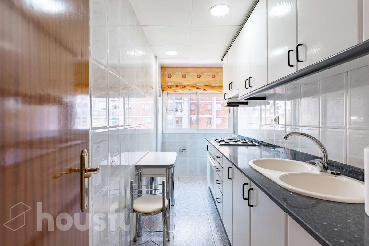 Housfy vende 🏡 luminoso piso, ubicado en Cornellà de Llobregat, el cuál consta de 52 m² útiles (verificados con la Dirección General de Catastro). Construido en el año: 1961. Distribución de estancias -Salón-comedor -2 Dormitorios -1 Baño -Cocina equipada Características específicas -Cédula de habitabilidad -Ascensor -Amueblado Zona y entorno Respecto a la ubicación, se sitúa en Cornellà de Llobregat, municipio de Barcelona. Esta propiedad se encuentra cerca de transporte público, colegios, supermercados y farmacias. Aviso legal El precio de venta no incluye gastos de la compraventa como notaría, registro, impuestos, ni tampoco honorarios agencia. Esta publicación no es vinculante. Consulta siempre la nota simple con Housfy antes de formalizar la compraventa. Sobre nosotros Housfy es la plataforma integral de servicios inmobiliarios. Nuestra combinación de expertos y tecnología pone al alcance de todo el mundo servicios cómodos, claros y seguros. AICAT número: 7922. Nos encargamos de la gestión y asesoramiento de la compra. ¡Olvídate de todo! Hacemos los trámites por ti. Y, si además necesitas financiación, ponemos a tu disposición un bróker hipotecario para ayudarte a conseguir las mejores condiciones para tu perfil económico. ¿Quieres visitarla? Contacta con Housfy y agenda tu visita sin compromiso. Más información en: housfy.com En cumplimiento de la Ley 8/2026 en Cataluña, el certificado de presencia o ausencia de amianto se encuentra en proceso de tramitación.-13