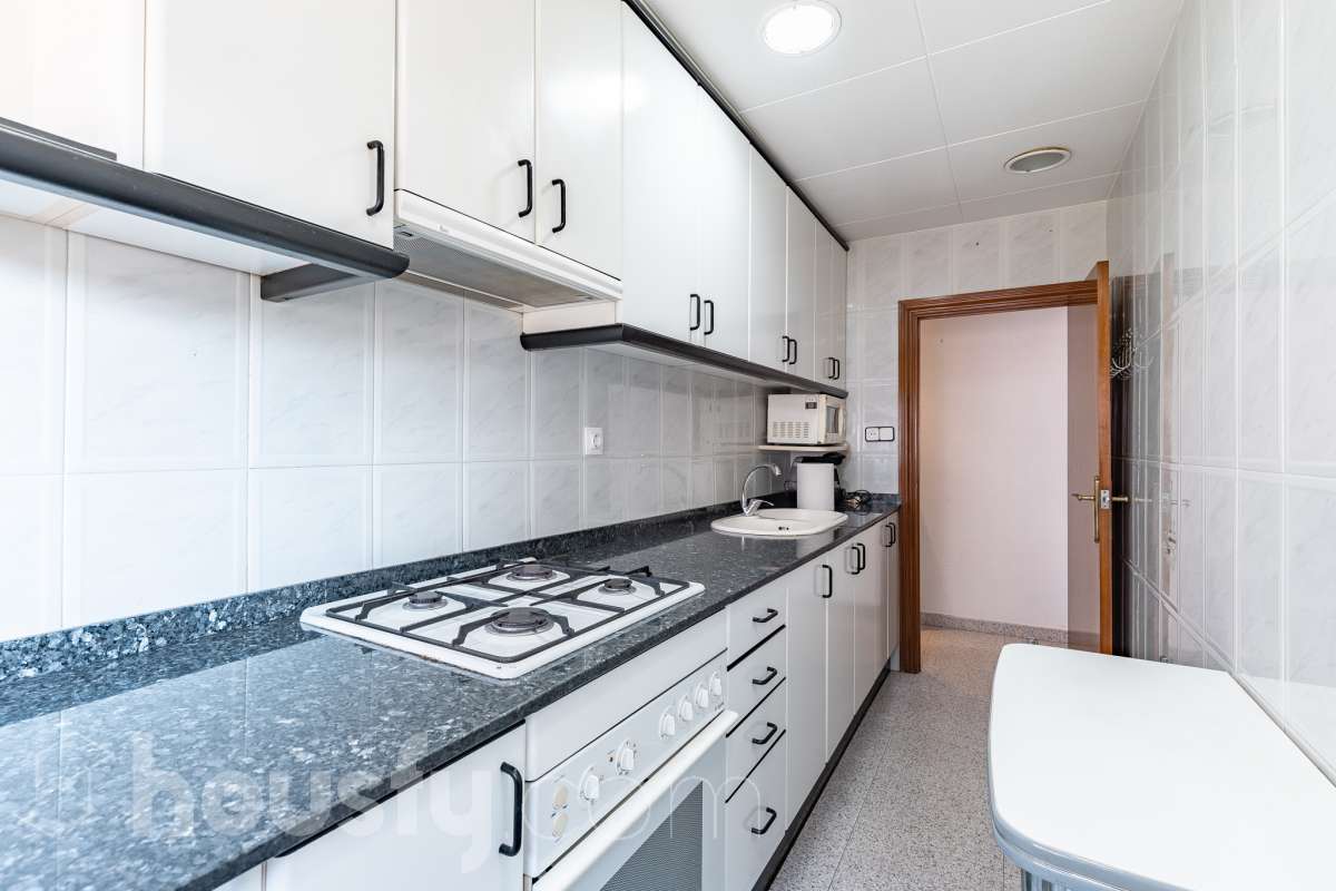 Housfy vende 🏡 luminoso piso, ubicado en Cornellà de Llobregat, el cuál consta de 52 m² útiles (verificados con la Dirección General de Catastro). Construido en el año: 1961. Distribución de estancias -Salón-comedor -2 Dormitorios -1 Baño -Cocina equipada Características específicas -Cédula de habitabilidad -Ascensor -Amueblado Zona y entorno Respecto a la ubicación, se sitúa en Cornellà de Llobregat, municipio de Barcelona. Esta propiedad se encuentra cerca de transporte público, colegios, supermercados y farmacias. Aviso legal El precio de venta no incluye gastos de la compraventa como notaría, registro, impuestos, ni tampoco honorarios agencia. Esta publicación no es vinculante. Consulta siempre la nota simple con Housfy antes de formalizar la compraventa. Sobre nosotros Housfy es la plataforma integral de servicios inmobiliarios. Nuestra combinación de expertos y tecnología pone al alcance de todo el mundo servicios cómodos, claros y seguros. AICAT número: 7922. Nos encargamos de la gestión y asesoramiento de la compra. ¡Olvídate de todo! Hacemos los trámites por ti. Y, si además necesitas financiación, ponemos a tu disposición un bróker hipotecario para ayudarte a conseguir las mejores condiciones para tu perfil económico. ¿Quieres visitarla? Contacta con Housfy y agenda tu visita sin compromiso. Más información en: housfy.com En cumplimiento de la Ley 8/2026 en Cataluña, el certificado de presencia o ausencia de amianto se encuentra en proceso de tramitación.-17