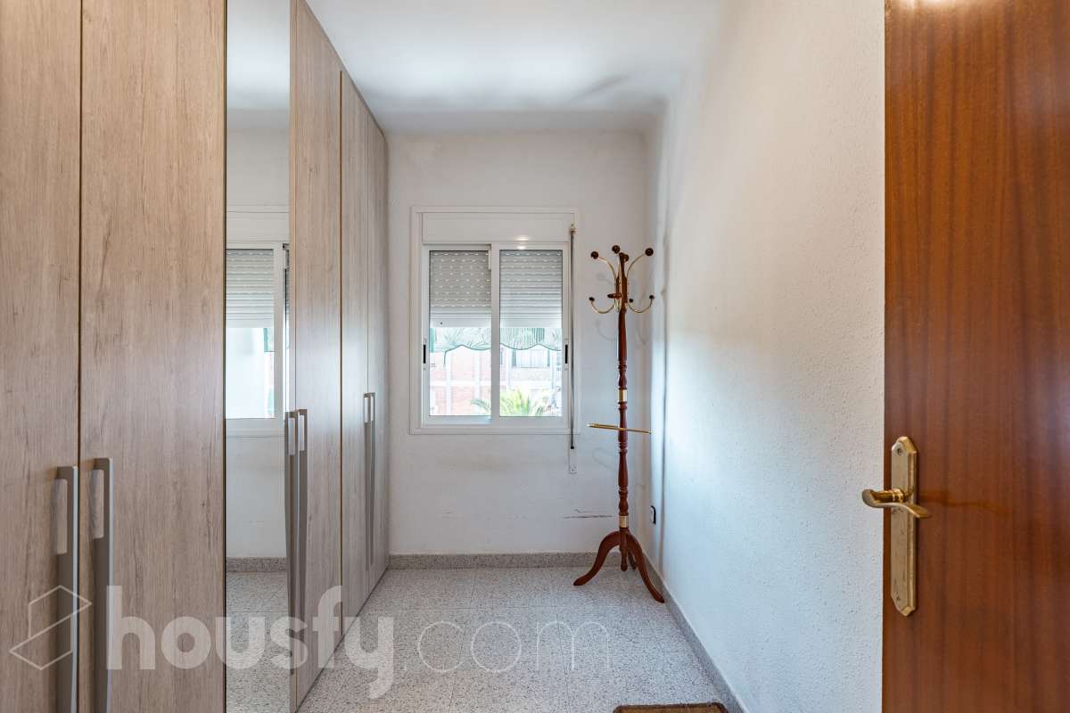Housfy vende 🏡 luminoso piso, ubicado en Cornellà de Llobregat, el cuál consta de 52 m² útiles (verificados con la Dirección General de Catastro). Construido en el año: 1961. Distribución de estancias -Salón-comedor -2 Dormitorios -1 Baño -Cocina equipada Características específicas -Cédula de habitabilidad -Ascensor -Amueblado Zona y entorno Respecto a la ubicación, se sitúa en Cornellà de Llobregat, municipio de Barcelona. Esta propiedad se encuentra cerca de transporte público, colegios, supermercados y farmacias. Aviso legal El precio de venta no incluye gastos de la compraventa como notaría, registro, impuestos, ni tampoco honorarios agencia. Esta publicación no es vinculante. Consulta siempre la nota simple con Housfy antes de formalizar la compraventa. Sobre nosotros Housfy es la plataforma integral de servicios inmobiliarios. Nuestra combinación de expertos y tecnología pone al alcance de todo el mundo servicios cómodos, claros y seguros. AICAT número: 7922. Nos encargamos de la gestión y asesoramiento de la compra. ¡Olvídate de todo! Hacemos los trámites por ti. Y, si además necesitas financiación, ponemos a tu disposición un bróker hipotecario para ayudarte a conseguir las mejores condiciones para tu perfil económico. ¿Quieres visitarla? Contacta con Housfy y agenda tu visita sin compromiso. Más información en: housfy.com En cumplimiento de la Ley 8/2026 en Cataluña, el certificado de presencia o ausencia de amianto se encuentra en proceso de tramitación.-7