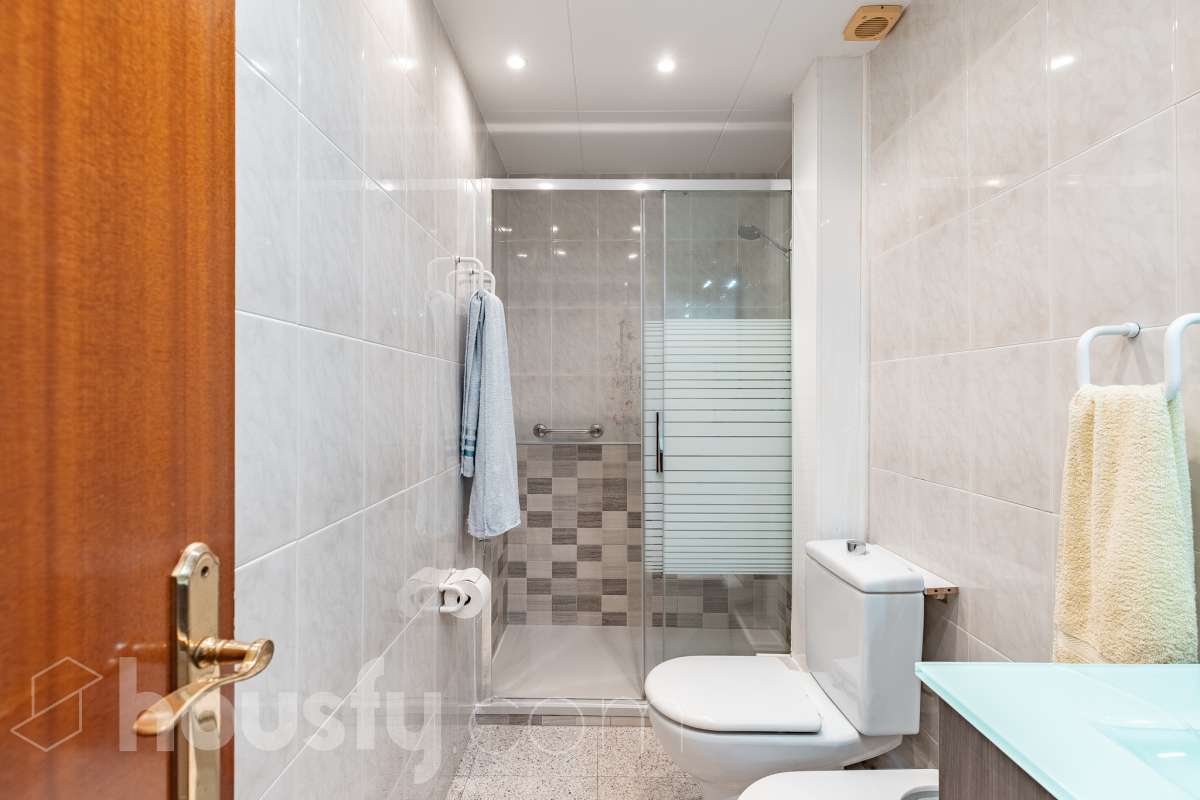 Housfy vende 🏡 luminoso piso, ubicado en Cornellà de Llobregat, el cuál consta de 52 m² útiles (verificados con la Dirección General de Catastro). Construido en el año: 1961. Distribución de estancias -Salón-comedor -2 Dormitorios -1 Baño -Cocina equipada Características específicas -Cédula de habitabilidad -Ascensor -Amueblado Zona y entorno Respecto a la ubicación, se sitúa en Cornellà de Llobregat, municipio de Barcelona. Esta propiedad se encuentra cerca de transporte público, colegios, supermercados y farmacias. Aviso legal El precio de venta no incluye gastos de la compraventa como notaría, registro, impuestos, ni tampoco honorarios agencia. Esta publicación no es vinculante. Consulta siempre la nota simple con Housfy antes de formalizar la compraventa. Sobre nosotros Housfy es la plataforma integral de servicios inmobiliarios. Nuestra combinación de expertos y tecnología pone al alcance de todo el mundo servicios cómodos, claros y seguros. AICAT número: 7922. Nos encargamos de la gestión y asesoramiento de la compra. ¡Olvídate de todo! Hacemos los trámites por ti. Y, si además necesitas financiación, ponemos a tu disposición un bróker hipotecario para ayudarte a conseguir las mejores condiciones para tu perfil económico. ¿Quieres visitarla? Contacta con Housfy y agenda tu visita sin compromiso. Más información en: housfy.com En cumplimiento de la Ley 8/2026 en Cataluña, el certificado de presencia o ausencia de amianto se encuentra en proceso de tramitación.-21