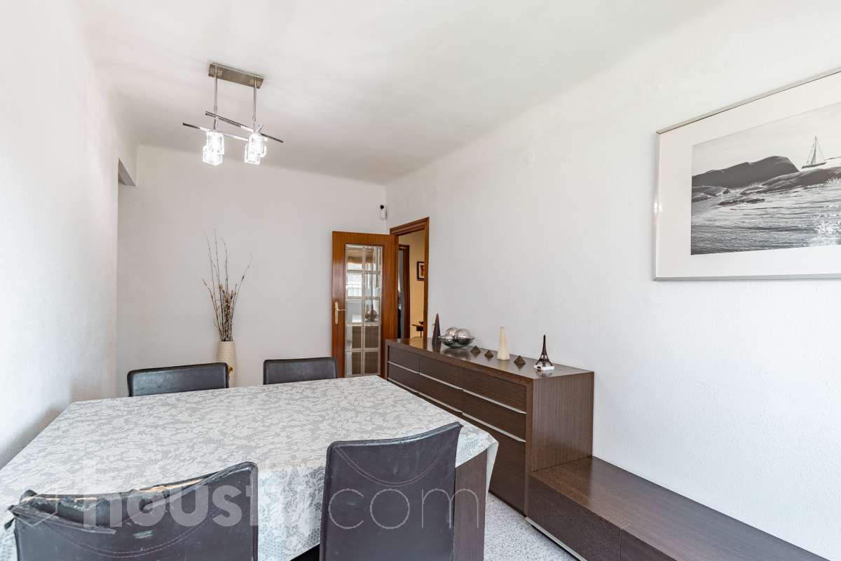 Housfy vende 🏡 luminoso piso, ubicado en Cornellà de Llobregat, el cuál consta de 52 m² útiles (verificados con la Dirección General de Catastro). Construido en el año: 1961. Distribución de estancias -Salón-comedor -2 Dormitorios -1 Baño -Cocina equipada Características específicas -Cédula de habitabilidad -Ascensor -Amueblado Zona y entorno Respecto a la ubicación, se sitúa en Cornellà de Llobregat, municipio de Barcelona. Esta propiedad se encuentra cerca de transporte público, colegios, supermercados y farmacias. Aviso legal El precio de venta no incluye gastos de la compraventa como notaría, registro, impuestos, ni tampoco honorarios agencia. Esta publicación no es vinculante. Consulta siempre la nota simple con Housfy antes de formalizar la compraventa. Sobre nosotros Housfy es la plataforma integral de servicios inmobiliarios. Nuestra combinación de expertos y tecnología pone al alcance de todo el mundo servicios cómodos, claros y seguros. AICAT número: 7922. Nos encargamos de la gestión y asesoramiento de la compra. ¡Olvídate de todo! Hacemos los trámites por ti. Y, si además necesitas financiación, ponemos a tu disposición un bróker hipotecario para ayudarte a conseguir las mejores condiciones para tu perfil económico. ¿Quieres visitarla? Contacta con Housfy y agenda tu visita sin compromiso. Más información en: housfy.com En cumplimiento de la Ley 8/2026 en Cataluña, el certificado de presencia o ausencia de amianto se encuentra en proceso de tramitación.-6