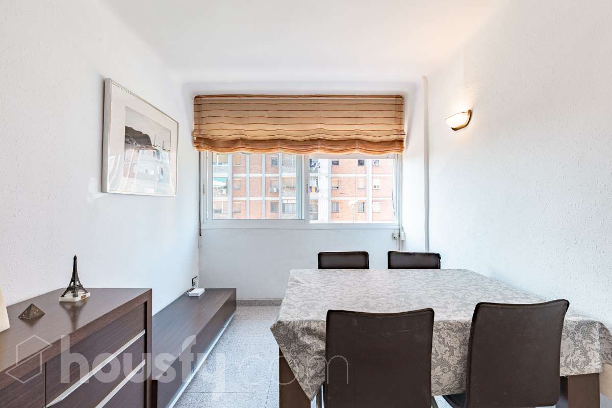 Housfy vende 🏡 luminoso piso, ubicado en Cornellà de Llobregat, el cuál consta de 52 m² útiles (verificados con la Dirección General de Catastro). Construido en el año: 1961. Distribución de estancias -Salón-comedor -2 Dormitorios -1 Baño -Cocina equipada Características específicas -Cédula de habitabilidad -Ascensor -Amueblado Zona y entorno Respecto a la ubicación, se sitúa en Cornellà de Llobregat, municipio de Barcelona. Esta propiedad se encuentra cerca de transporte público, colegios, supermercados y farmacias. Aviso legal El precio de venta no incluye gastos de la compraventa como notaría, registro, impuestos, ni tampoco honorarios agencia. Esta publicación no es vinculante. Consulta siempre la nota simple con Housfy antes de formalizar la compraventa. Sobre nosotros Housfy es la plataforma integral de servicios inmobiliarios. Nuestra combinación de expertos y tecnología pone al alcance de todo el mundo servicios cómodos, claros y seguros. AICAT número: 7922. Nos encargamos de la gestión y asesoramiento de la compra. ¡Olvídate de todo! Hacemos los trámites por ti. Y, si además necesitas financiación, ponemos a tu disposición un bróker hipotecario para ayudarte a conseguir las mejores condiciones para tu perfil económico. ¿Quieres visitarla? Contacta con Housfy y agenda tu visita sin compromiso. Más información en: housfy.com En cumplimiento de la Ley 8/2026 en Cataluña, el certificado de presencia o ausencia de amianto se encuentra en proceso de tramitación.-4