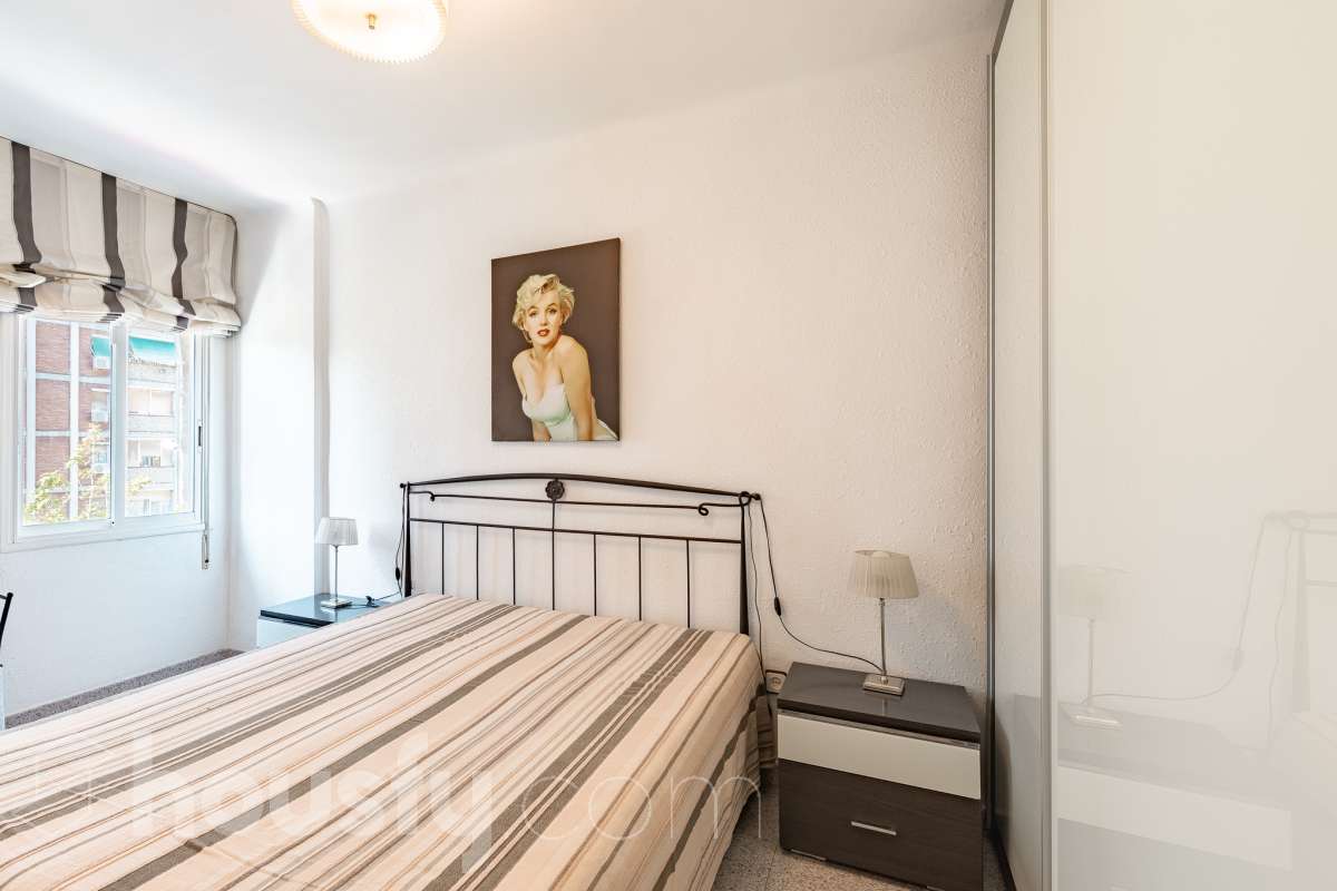 Housfy vende 🏡 luminoso piso, ubicado en Cornellà de Llobregat, el cuál consta de 52 m² útiles (verificados con la Dirección General de Catastro). Construido en el año: 1961. Distribución de estancias -Salón-comedor -2 Dormitorios -1 Baño -Cocina equipada Características específicas -Cédula de habitabilidad -Ascensor -Amueblado Zona y entorno Respecto a la ubicación, se sitúa en Cornellà de Llobregat, municipio de Barcelona. Esta propiedad se encuentra cerca de transporte público, colegios, supermercados y farmacias. Aviso legal El precio de venta no incluye gastos de la compraventa como notaría, registro, impuestos, ni tampoco honorarios agencia. Esta publicación no es vinculante. Consulta siempre la nota simple con Housfy antes de formalizar la compraventa. Sobre nosotros Housfy es la plataforma integral de servicios inmobiliarios. Nuestra combinación de expertos y tecnología pone al alcance de todo el mundo servicios cómodos, claros y seguros. AICAT número: 7922. Nos encargamos de la gestión y asesoramiento de la compra. ¡Olvídate de todo! Hacemos los trámites por ti. Y, si además necesitas financiación, ponemos a tu disposición un bróker hipotecario para ayudarte a conseguir las mejores condiciones para tu perfil económico. ¿Quieres visitarla? Contacta con Housfy y agenda tu visita sin compromiso. Más información en: housfy.com En cumplimiento de la Ley 8/2026 en Cataluña, el certificado de presencia o ausencia de amianto se encuentra en proceso de tramitación.-9