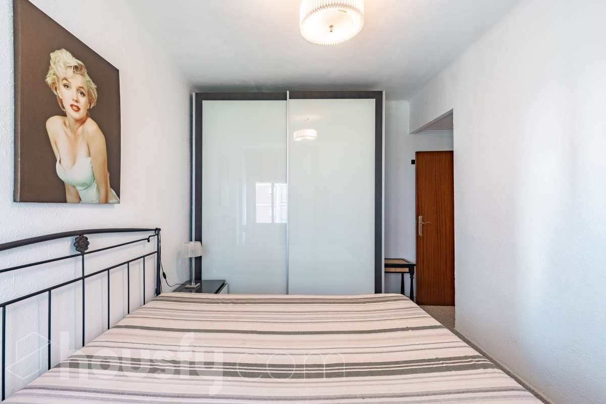 Housfy vende 🏡 luminoso piso, ubicado en Cornellà de Llobregat, el cuál consta de 52 m² útiles (verificados con la Dirección General de Catastro). Construido en el año: 1961. Distribución de estancias -Salón-comedor -2 Dormitorios -1 Baño -Cocina equipada Características específicas -Cédula de habitabilidad -Ascensor -Amueblado Zona y entorno Respecto a la ubicación, se sitúa en Cornellà de Llobregat, municipio de Barcelona. Esta propiedad se encuentra cerca de transporte público, colegios, supermercados y farmacias. Aviso legal El precio de venta no incluye gastos de la compraventa como notaría, registro, impuestos, ni tampoco honorarios agencia. Esta publicación no es vinculante. Consulta siempre la nota simple con Housfy antes de formalizar la compraventa. Sobre nosotros Housfy es la plataforma integral de servicios inmobiliarios. Nuestra combinación de expertos y tecnología pone al alcance de todo el mundo servicios cómodos, claros y seguros. AICAT número: 7922. Nos encargamos de la gestión y asesoramiento de la compra. ¡Olvídate de todo! Hacemos los trámites por ti. Y, si además necesitas financiación, ponemos a tu disposición un bróker hipotecario para ayudarte a conseguir las mejores condiciones para tu perfil económico. ¿Quieres visitarla? Contacta con Housfy y agenda tu visita sin compromiso. Más información en: housfy.com En cumplimiento de la Ley 8/2026 en Cataluña, el certificado de presencia o ausencia de amianto se encuentra en proceso de tramitación.-11