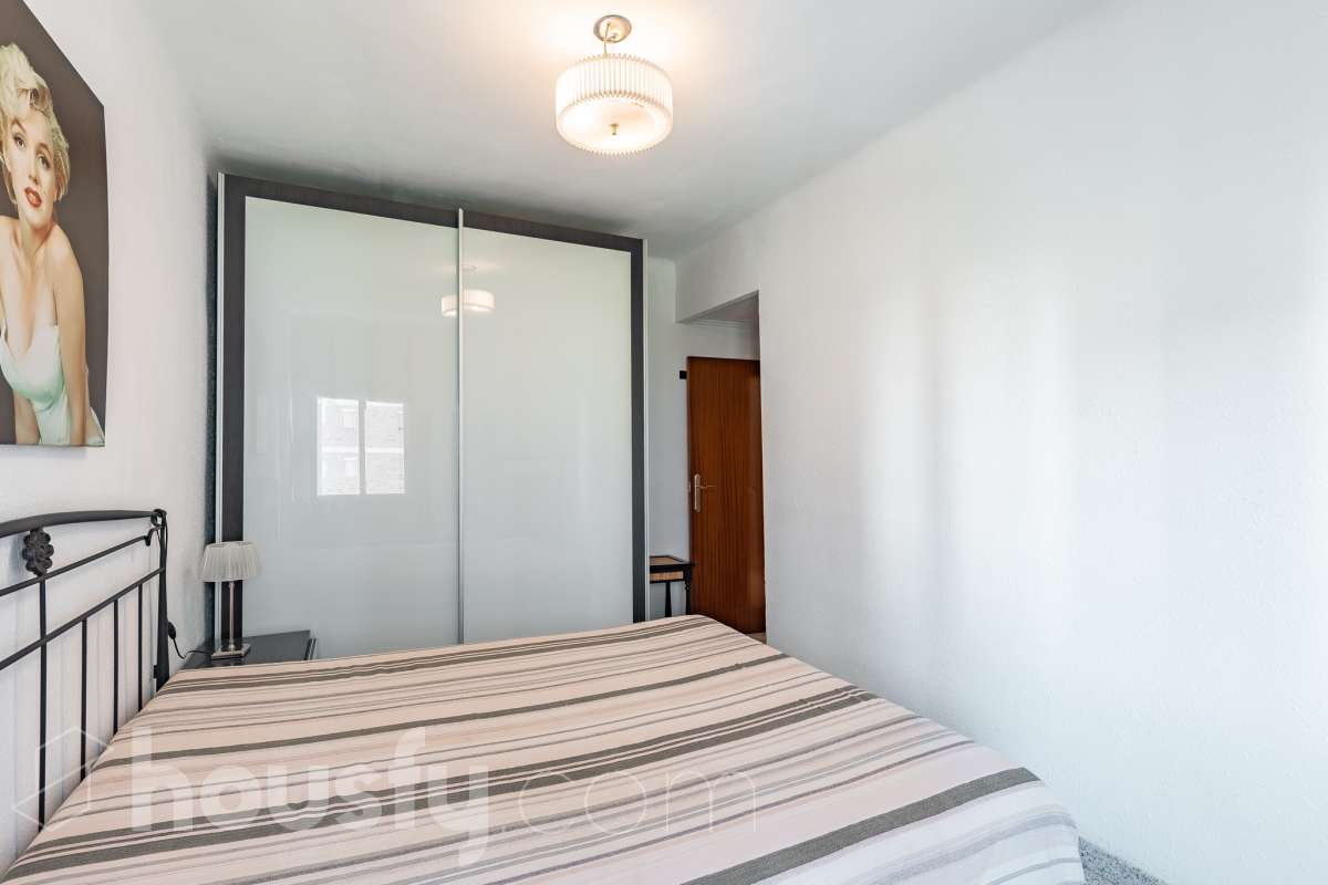 Housfy vende 🏡 luminoso piso, ubicado en Cornellà de Llobregat, el cuál consta de 52 m² útiles (verificados con la Dirección General de Catastro). Construido en el año: 1961. Distribución de estancias -Salón-comedor -2 Dormitorios -1 Baño -Cocina equipada Características específicas -Cédula de habitabilidad -Ascensor -Amueblado Zona y entorno Respecto a la ubicación, se sitúa en Cornellà de Llobregat, municipio de Barcelona. Esta propiedad se encuentra cerca de transporte público, colegios, supermercados y farmacias. Aviso legal El precio de venta no incluye gastos de la compraventa como notaría, registro, impuestos, ni tampoco honorarios agencia. Esta publicación no es vinculante. Consulta siempre la nota simple con Housfy antes de formalizar la compraventa. Sobre nosotros Housfy es la plataforma integral de servicios inmobiliarios. Nuestra combinación de expertos y tecnología pone al alcance de todo el mundo servicios cómodos, claros y seguros. AICAT número: 7922. Nos encargamos de la gestión y asesoramiento de la compra. ¡Olvídate de todo! Hacemos los trámites por ti. Y, si además necesitas financiación, ponemos a tu disposición un bróker hipotecario para ayudarte a conseguir las mejores condiciones para tu perfil económico. ¿Quieres visitarla? Contacta con Housfy y agenda tu visita sin compromiso. Más información en: housfy.com En cumplimiento de la Ley 8/2026 en Cataluña, el certificado de presencia o ausencia de amianto se encuentra en proceso de tramitación.-10
