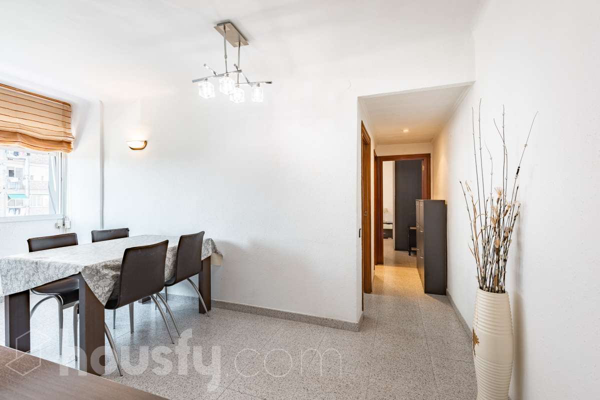 Housfy vende 🏡 luminoso piso, ubicado en Cornellà de Llobregat, el cuál consta de 52 m² útiles (verificados con la Dirección General de Catastro). Construido en el año: 1961. Distribución de estancias -Salón-comedor -2 Dormitorios -1 Baño -Cocina equipada Características específicas -Cédula de habitabilidad -Ascensor -Amueblado Zona y entorno Respecto a la ubicación, se sitúa en Cornellà de Llobregat, municipio de Barcelona. Esta propiedad se encuentra cerca de transporte público, colegios, supermercados y farmacias. Aviso legal El precio de venta no incluye gastos de la compraventa como notaría, registro, impuestos, ni tampoco honorarios agencia. Esta publicación no es vinculante. Consulta siempre la nota simple con Housfy antes de formalizar la compraventa. Sobre nosotros Housfy es la plataforma integral de servicios inmobiliarios. Nuestra combinación de expertos y tecnología pone al alcance de todo el mundo servicios cómodos, claros y seguros. AICAT número: 7922. Nos encargamos de la gestión y asesoramiento de la compra. ¡Olvídate de todo! Hacemos los trámites por ti. Y, si además necesitas financiación, ponemos a tu disposición un bróker hipotecario para ayudarte a conseguir las mejores condiciones para tu perfil económico. ¿Quieres visitarla? Contacta con Housfy y agenda tu visita sin compromiso. Más información en: housfy.com En cumplimiento de la Ley 8/2026 en Cataluña, el certificado de presencia o ausencia de amianto se encuentra en proceso de tramitación.-2