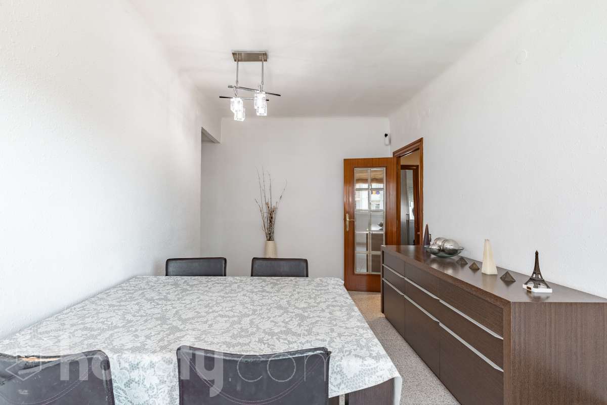 Housfy vende 🏡 luminoso piso, ubicado en Cornellà de Llobregat, el cuál consta de 52 m² útiles (verificados con la Dirección General de Catastro). Construido en el año: 1961. Distribución de estancias -Salón-comedor -2 Dormitorios -1 Baño -Cocina equipada Características específicas -Cédula de habitabilidad -Ascensor -Amueblado Zona y entorno Respecto a la ubicación, se sitúa en Cornellà de Llobregat, municipio de Barcelona. Esta propiedad se encuentra cerca de transporte público, colegios, supermercados y farmacias. Aviso legal El precio de venta no incluye gastos de la compraventa como notaría, registro, impuestos, ni tampoco honorarios agencia. Esta publicación no es vinculante. Consulta siempre la nota simple con Housfy antes de formalizar la compraventa. Sobre nosotros Housfy es la plataforma integral de servicios inmobiliarios. Nuestra combinación de expertos y tecnología pone al alcance de todo el mundo servicios cómodos, claros y seguros. AICAT número: 7922. Nos encargamos de la gestión y asesoramiento de la compra. ¡Olvídate de todo! Hacemos los trámites por ti. Y, si además necesitas financiación, ponemos a tu disposición un bróker hipotecario para ayudarte a conseguir las mejores condiciones para tu perfil económico. ¿Quieres visitarla? Contacta con Housfy y agenda tu visita sin compromiso. Más información en: housfy.com En cumplimiento de la Ley 8/2026 en Cataluña, el certificado de presencia o ausencia de amianto se encuentra en proceso de tramitación.-5