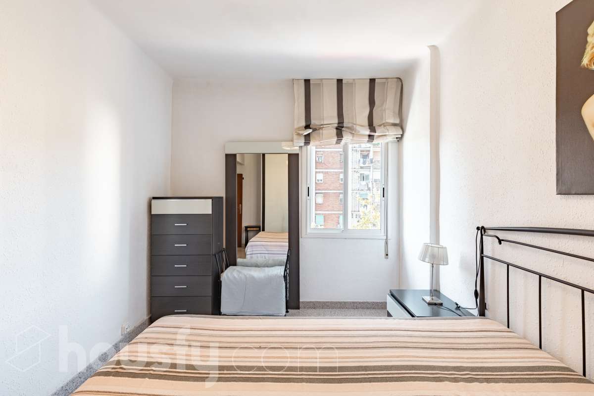 Housfy vende 🏡 luminoso piso, ubicado en Cornellà de Llobregat, el cuál consta de 52 m² útiles (verificados con la Dirección General de Catastro). Construido en el año: 1961. Distribución de estancias -Salón-comedor -2 Dormitorios -1 Baño -Cocina equipada Características específicas -Cédula de habitabilidad -Ascensor -Amueblado Zona y entorno Respecto a la ubicación, se sitúa en Cornellà de Llobregat, municipio de Barcelona. Esta propiedad se encuentra cerca de transporte público, colegios, supermercados y farmacias. Aviso legal El precio de venta no incluye gastos de la compraventa como notaría, registro, impuestos, ni tampoco honorarios agencia. Esta publicación no es vinculante. Consulta siempre la nota simple con Housfy antes de formalizar la compraventa. Sobre nosotros Housfy es la plataforma integral de servicios inmobiliarios. Nuestra combinación de expertos y tecnología pone al alcance de todo el mundo servicios cómodos, claros y seguros. AICAT número: 7922. Nos encargamos de la gestión y asesoramiento de la compra. ¡Olvídate de todo! Hacemos los trámites por ti. Y, si además necesitas financiación, ponemos a tu disposición un bróker hipotecario para ayudarte a conseguir las mejores condiciones para tu perfil económico. ¿Quieres visitarla? Contacta con Housfy y agenda tu visita sin compromiso. Más información en: housfy.com En cumplimiento de la Ley 8/2026 en Cataluña, el certificado de presencia o ausencia de amianto se encuentra en proceso de tramitación.-12