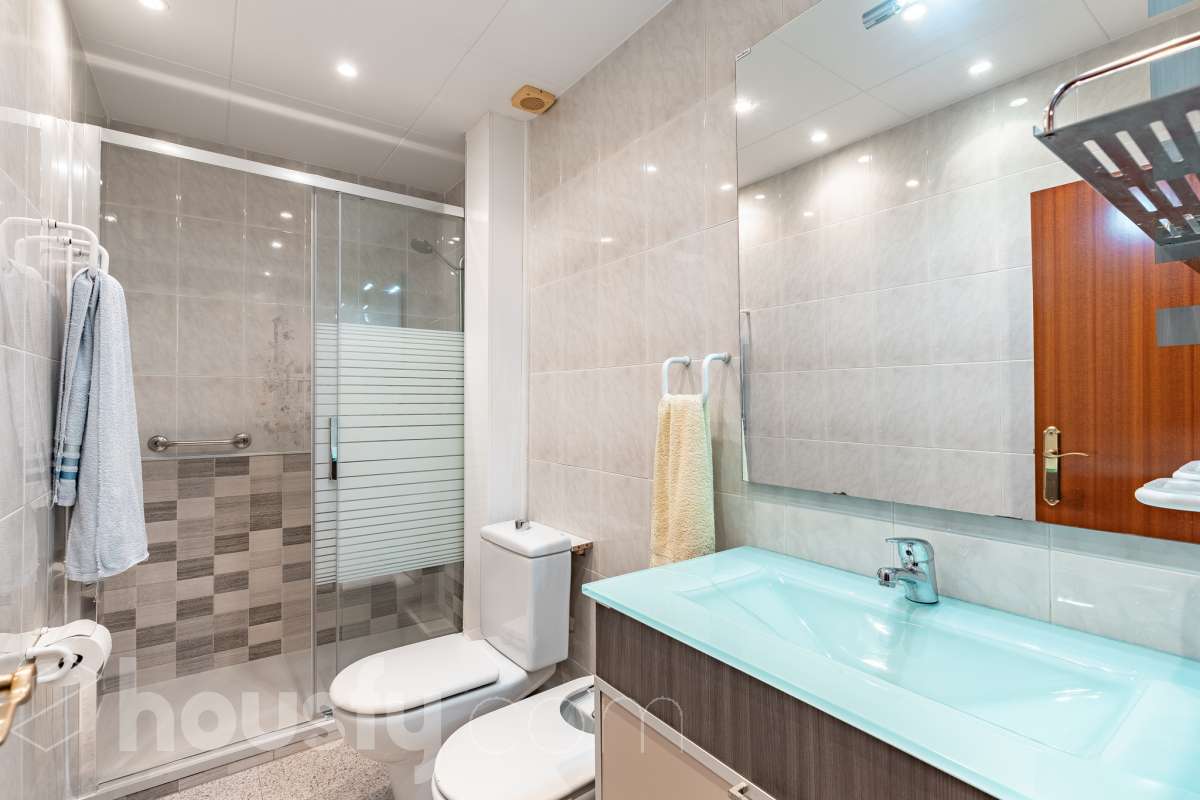Housfy vende 🏡 luminoso piso, ubicado en Cornellà de Llobregat, el cuál consta de 52 m² útiles (verificados con la Dirección General de Catastro). Construido en el año: 1961. Distribución de estancias -Salón-comedor -2 Dormitorios -1 Baño -Cocina equipada Características específicas -Cédula de habitabilidad -Ascensor -Amueblado Zona y entorno Respecto a la ubicación, se sitúa en Cornellà de Llobregat, municipio de Barcelona. Esta propiedad se encuentra cerca de transporte público, colegios, supermercados y farmacias. Aviso legal El precio de venta no incluye gastos de la compraventa como notaría, registro, impuestos, ni tampoco honorarios agencia. Esta publicación no es vinculante. Consulta siempre la nota simple con Housfy antes de formalizar la compraventa. Sobre nosotros Housfy es la plataforma integral de servicios inmobiliarios. Nuestra combinación de expertos y tecnología pone al alcance de todo el mundo servicios cómodos, claros y seguros. AICAT número: 7922. Nos encargamos de la gestión y asesoramiento de la compra. ¡Olvídate de todo! Hacemos los trámites por ti. Y, si además necesitas financiación, ponemos a tu disposición un bróker hipotecario para ayudarte a conseguir las mejores condiciones para tu perfil económico. ¿Quieres visitarla? Contacta con Housfy y agenda tu visita sin compromiso. Más información en: housfy.com En cumplimiento de la Ley 8/2026 en Cataluña, el certificado de presencia o ausencia de amianto se encuentra en proceso de tramitación.-22