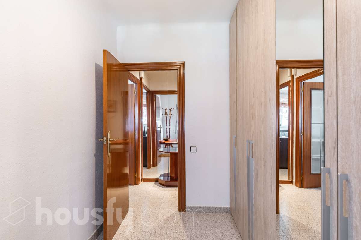 Housfy vende 🏡 luminoso piso, ubicado en Cornellà de Llobregat, el cuál consta de 52 m² útiles (verificados con la Dirección General de Catastro). Construido en el año: 1961. Distribución de estancias -Salón-comedor -2 Dormitorios -1 Baño -Cocina equipada Características específicas -Cédula de habitabilidad -Ascensor -Amueblado Zona y entorno Respecto a la ubicación, se sitúa en Cornellà de Llobregat, municipio de Barcelona. Esta propiedad se encuentra cerca de transporte público, colegios, supermercados y farmacias. Aviso legal El precio de venta no incluye gastos de la compraventa como notaría, registro, impuestos, ni tampoco honorarios agencia. Esta publicación no es vinculante. Consulta siempre la nota simple con Housfy antes de formalizar la compraventa. Sobre nosotros Housfy es la plataforma integral de servicios inmobiliarios. Nuestra combinación de expertos y tecnología pone al alcance de todo el mundo servicios cómodos, claros y seguros. AICAT número: 7922. Nos encargamos de la gestión y asesoramiento de la compra. ¡Olvídate de todo! Hacemos los trámites por ti. Y, si además necesitas financiación, ponemos a tu disposición un bróker hipotecario para ayudarte a conseguir las mejores condiciones para tu perfil económico. ¿Quieres visitarla? Contacta con Housfy y agenda tu visita sin compromiso. Más información en: housfy.com En cumplimiento de la Ley 8/2026 en Cataluña, el certificado de presencia o ausencia de amianto se encuentra en proceso de tramitación.-24