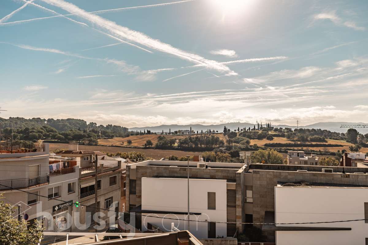 Housfy vende amplio piso ubicado en Rubí, el cuál consta de 94m2 útiles (verificados con la Dirección General de Catastro). Construido en el año: 1974. ÁTICO CON ENCANTO EN CAN ORIOL: UN MIRADOR PRIVILEGIADO CON VISTAS A MONTSERRAT Y AL TIBIDABO Una experiencia de vida diferente. Este ático en el barrio de Can Oriol, en Rubí, reúne ambas cosas, experiencia de vida diferente y características. Ubicado en una finca de tan solo dos vecinos, en una segunda planta sin ascensor, una característica que se ve recompensada por su luminosidad, privacidad y unas vistas panorámicas realmente privilegiadas. La vivienda está lista para entrar a vivir y cuenta con una distribución muy funcional: tres dormitorios, un vestidor, un baño completo y una práctica zona de lavadero, creando espacios pensados para disfrutar del día a día con comodidad. Uno de sus grandes protagonistas es su terraza de 20 m² orientada al sur, un espacio ideal para desayunar al sol, disfrutar de una comida al aire libre o simplemente desconectar contemplando el paisaje. Por su ubicación y características, este ático se convierte en una auténtica atalaya desde la que disfrutar de unas vistas privilegiadas al campo de golf de Sant Cugat, el Tibidabo y la montaña de Montserrat. Un horizonte abierto que permite contemplar tanto la salida del sol como los colores del ocaso, convirtiendo cada momento del día en algo especial. Todo ello en una zona que dispone de todos los servicios necesarios: comercios, supermercados, centros educativos, transporte público y demás equipamientos para el día a día. Además, cuenta con excelentes conexiones con Barcelona, situada aproximadamente a 20 minutos, y con un acceso a la C-16 a tan solo 3 minutos. Si buscas tranquilidad, privacidad, una terraza soleada y unas vistas que difícilmente encontrarás en otra vivienda, este ático puede ser tu próximo hogar. Un valor añadido que marca la diferencia: existe la posibilidad de adquirir también el local situado en la planta baja de la finca, ideal para habilitarlo como garaje con capacidad para varios vehículos y disponer, además, de un amplio espacio de almacenaje o trastero. Una oportunidad poco habitual para quienes buscan comodidad, espacio y soluciones de aparcamiento en una misma propiedad. Ven a descubrirlo. ¡Te sorprenderá! Distribución de estancias -Salón-comedor -3 Dormitorios -1 Baño -Cocina equipada Características específicas -Ascensor -Aire acondicionado -Calefacción -Terraza Zona y entorno Respecto a la ubicación, se sitúa en Rubí, municipio de Barcelona. Esta propiedad se encuentra cerca de transporte público, colegios, supermercados y farmacias. Aviso legal El precio de venta no incluye gastos de la compraventa como notaría, registro, impuestos, ni tampoco honorarios agencia. Esta publicación no es vinculante. Consulta siempre la nota simple con Housfy antes de formalizar la compraventa. Sobre nosotros Housfy es la plataforma integral de servicios inmobiliarios. Nuestra combinación de expertos y tecnología pone al alcance de todo el mundo servicios cómodos, claros y seguros. AICAT número: 7922. Nos encargamos de la gestión y asesoramiento de la compra. ¡Olvídate de todo! Hacemos los trámites por ti. Y, si además necesitas financiación, ponemos a tu disposición un bróker hipotecario para ayudarte a conseguir las mejores condiciones para tu perfil económico. ¿Quieres visitarla? Contacta con Housfy y agenda tu visita sin compromiso. Más información en: housfy.com En cumplimiento de la Ley 8/2026 en Cataluña, el certificado de presencia o ausencia de amianto se encuentra en proceso de tramitación.-8