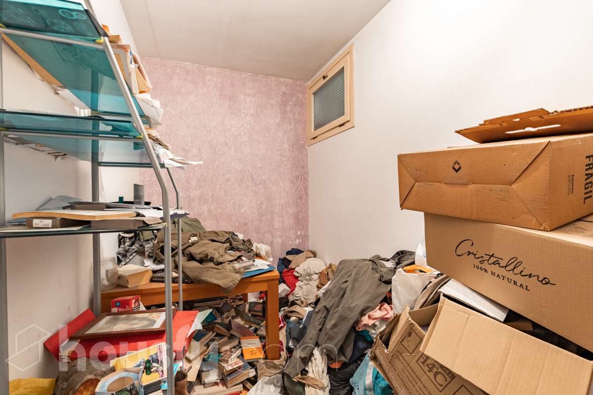 Housfy vende amplio piso ubicado en Rubí, el cuál consta de 94m2 útiles (verificados con la Dirección General de Catastro). Construido en el año: 1974. ÁTICO CON ENCANTO EN CAN ORIOL: UN MIRADOR PRIVILEGIADO CON VISTAS A MONTSERRAT Y AL TIBIDABO Una experiencia de vida diferente. Este ático en el barrio de Can Oriol, en Rubí, reúne ambas cosas, experiencia de vida diferente y características. Ubicado en una finca de tan solo dos vecinos, en una segunda planta sin ascensor, una característica que se ve recompensada por su luminosidad, privacidad y unas vistas panorámicas realmente privilegiadas. La vivienda está lista para entrar a vivir y cuenta con una distribución muy funcional: tres dormitorios, un vestidor, un baño completo y una práctica zona de lavadero, creando espacios pensados para disfrutar del día a día con comodidad. Uno de sus grandes protagonistas es su terraza de 20 m² orientada al sur, un espacio ideal para desayunar al sol, disfrutar de una comida al aire libre o simplemente desconectar contemplando el paisaje. Por su ubicación y características, este ático se convierte en una auténtica atalaya desde la que disfrutar de unas vistas privilegiadas al campo de golf de Sant Cugat, el Tibidabo y la montaña de Montserrat. Un horizonte abierto que permite contemplar tanto la salida del sol como los colores del ocaso, convirtiendo cada momento del día en algo especial. Todo ello en una zona que dispone de todos los servicios necesarios: comercios, supermercados, centros educativos, transporte público y demás equipamientos para el día a día. Además, cuenta con excelentes conexiones con Barcelona, situada aproximadamente a 20 minutos, y con un acceso a la C-16 a tan solo 3 minutos. Si buscas tranquilidad, privacidad, una terraza soleada y unas vistas que difícilmente encontrarás en otra vivienda, este ático puede ser tu próximo hogar. Un valor añadido que marca la diferencia: existe la posibilidad de adquirir también el local situado en la planta baja de la finca, ideal para habilitarlo como garaje con capacidad para varios vehículos y disponer, además, de un amplio espacio de almacenaje o trastero. Una oportunidad poco habitual para quienes buscan comodidad, espacio y soluciones de aparcamiento en una misma propiedad. Ven a descubrirlo. ¡Te sorprenderá! Distribución de estancias -Salón-comedor -3 Dormitorios -1 Baño -Cocina equipada Características específicas -Ascensor -Aire acondicionado -Calefacción -Terraza Zona y entorno Respecto a la ubicación, se sitúa en Rubí, municipio de Barcelona. Esta propiedad se encuentra cerca de transporte público, colegios, supermercados y farmacias. Aviso legal El precio de venta no incluye gastos de la compraventa como notaría, registro, impuestos, ni tampoco honorarios agencia. Esta publicación no es vinculante. Consulta siempre la nota simple con Housfy antes de formalizar la compraventa. Sobre nosotros Housfy es la plataforma integral de servicios inmobiliarios. Nuestra combinación de expertos y tecnología pone al alcance de todo el mundo servicios cómodos, claros y seguros. AICAT número: 7922. Nos encargamos de la gestión y asesoramiento de la compra. ¡Olvídate de todo! Hacemos los trámites por ti. Y, si además necesitas financiación, ponemos a tu disposición un bróker hipotecario para ayudarte a conseguir las mejores condiciones para tu perfil económico. ¿Quieres visitarla? Contacta con Housfy y agenda tu visita sin compromiso. Más información en: housfy.com En cumplimiento de la Ley 8/2026 en Cataluña, el certificado de presencia o ausencia de amianto se encuentra en proceso de tramitación.-30