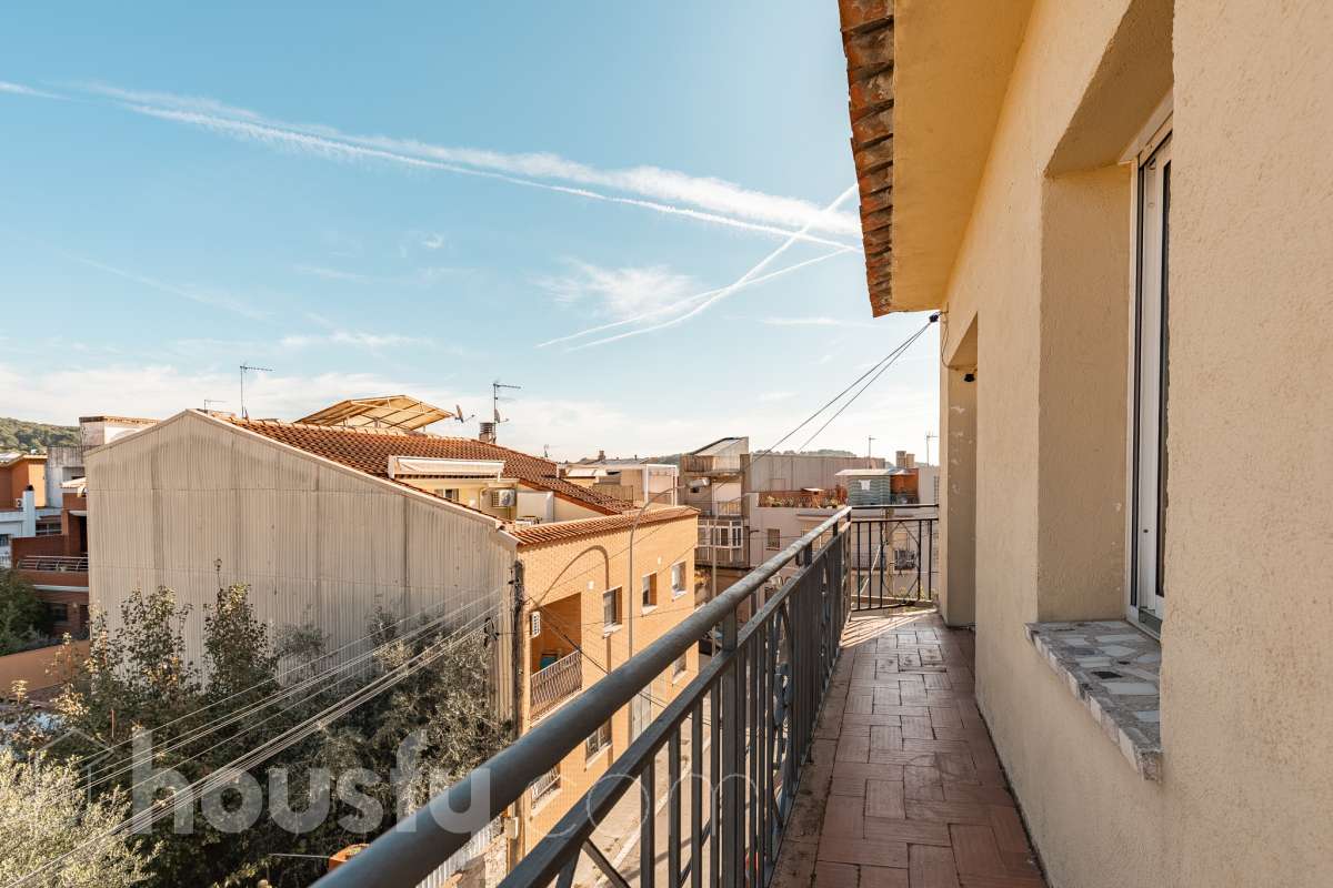 Housfy vende amplio piso ubicado en Rubí, el cuál consta de 94m2 útiles (verificados con la Dirección General de Catastro). Construido en el año: 1974. ÁTICO CON ENCANTO EN CAN ORIOL: UN MIRADOR PRIVILEGIADO CON VISTAS A MONTSERRAT Y AL TIBIDABO Una experiencia de vida diferente. Este ático en el barrio de Can Oriol, en Rubí, reúne ambas cosas, experiencia de vida diferente y características. Ubicado en una finca de tan solo dos vecinos, en una segunda planta sin ascensor, una característica que se ve recompensada por su luminosidad, privacidad y unas vistas panorámicas realmente privilegiadas. La vivienda está lista para entrar a vivir y cuenta con una distribución muy funcional: tres dormitorios, un vestidor, un baño completo y una práctica zona de lavadero, creando espacios pensados para disfrutar del día a día con comodidad. Uno de sus grandes protagonistas es su terraza de 20 m² orientada al sur, un espacio ideal para desayunar al sol, disfrutar de una comida al aire libre o simplemente desconectar contemplando el paisaje. Por su ubicación y características, este ático se convierte en una auténtica atalaya desde la que disfrutar de unas vistas privilegiadas al campo de golf de Sant Cugat, el Tibidabo y la montaña de Montserrat. Un horizonte abierto que permite contemplar tanto la salida del sol como los colores del ocaso, convirtiendo cada momento del día en algo especial. Todo ello en una zona que dispone de todos los servicios necesarios: comercios, supermercados, centros educativos, transporte público y demás equipamientos para el día a día. Además, cuenta con excelentes conexiones con Barcelona, situada aproximadamente a 20 minutos, y con un acceso a la C-16 a tan solo 3 minutos. Si buscas tranquilidad, privacidad, una terraza soleada y unas vistas que difícilmente encontrarás en otra vivienda, este ático puede ser tu próximo hogar. Un valor añadido que marca la diferencia: existe la posibilidad de adquirir también el local situado en la planta baja de la finca, ideal para habilitarlo como garaje con capacidad para varios vehículos y disponer, además, de un amplio espacio de almacenaje o trastero. Una oportunidad poco habitual para quienes buscan comodidad, espacio y soluciones de aparcamiento en una misma propiedad. Ven a descubrirlo. ¡Te sorprenderá! Distribución de estancias -Salón-comedor -3 Dormitorios -1 Baño -Cocina equipada Características específicas -Ascensor -Aire acondicionado -Calefacción -Terraza Zona y entorno Respecto a la ubicación, se sitúa en Rubí, municipio de Barcelona. Esta propiedad se encuentra cerca de transporte público, colegios, supermercados y farmacias. Aviso legal El precio de venta no incluye gastos de la compraventa como notaría, registro, impuestos, ni tampoco honorarios agencia. Esta publicación no es vinculante. Consulta siempre la nota simple con Housfy antes de formalizar la compraventa. Sobre nosotros Housfy es la plataforma integral de servicios inmobiliarios. Nuestra combinación de expertos y tecnología pone al alcance de todo el mundo servicios cómodos, claros y seguros. AICAT número: 7922. Nos encargamos de la gestión y asesoramiento de la compra. ¡Olvídate de todo! Hacemos los trámites por ti. Y, si además necesitas financiación, ponemos a tu disposición un bróker hipotecario para ayudarte a conseguir las mejores condiciones para tu perfil económico. ¿Quieres visitarla? Contacta con Housfy y agenda tu visita sin compromiso. Más información en: housfy.com En cumplimiento de la Ley 8/2026 en Cataluña, el certificado de presencia o ausencia de amianto se encuentra en proceso de tramitación.-36