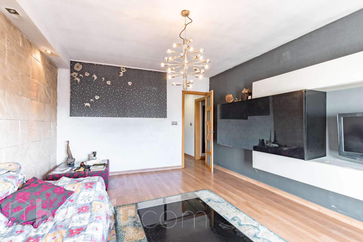Housfy vende amplio piso ubicado en Rubí, el cuál consta de 94m2 útiles (verificados con la Dirección General de Catastro). Construido en el año: 1974. ÁTICO CON ENCANTO EN CAN ORIOL: UN MIRADOR PRIVILEGIADO CON VISTAS A MONTSERRAT Y AL TIBIDABO Una experiencia de vida diferente. Este ático en el barrio de Can Oriol, en Rubí, reúne ambas cosas, experiencia de vida diferente y características. Ubicado en una finca de tan solo dos vecinos, en una segunda planta sin ascensor, una característica que se ve recompensada por su luminosidad, privacidad y unas vistas panorámicas realmente privilegiadas. La vivienda está lista para entrar a vivir y cuenta con una distribución muy funcional: tres dormitorios, un vestidor, un baño completo y una práctica zona de lavadero, creando espacios pensados para disfrutar del día a día con comodidad. Uno de sus grandes protagonistas es su terraza de 20 m² orientada al sur, un espacio ideal para desayunar al sol, disfrutar de una comida al aire libre o simplemente desconectar contemplando el paisaje. Por su ubicación y características, este ático se convierte en una auténtica atalaya desde la que disfrutar de unas vistas privilegiadas al campo de golf de Sant Cugat, el Tibidabo y la montaña de Montserrat. Un horizonte abierto que permite contemplar tanto la salida del sol como los colores del ocaso, convirtiendo cada momento del día en algo especial. Todo ello en una zona que dispone de todos los servicios necesarios: comercios, supermercados, centros educativos, transporte público y demás equipamientos para el día a día. Además, cuenta con excelentes conexiones con Barcelona, situada aproximadamente a 20 minutos, y con un acceso a la C-16 a tan solo 3 minutos. Si buscas tranquilidad, privacidad, una terraza soleada y unas vistas que difícilmente encontrarás en otra vivienda, este ático puede ser tu próximo hogar. Un valor añadido que marca la diferencia: existe la posibilidad de adquirir también el local situado en la planta baja de la finca, ideal para habilitarlo como garaje con capacidad para varios vehículos y disponer, además, de un amplio espacio de almacenaje o trastero. Una oportunidad poco habitual para quienes buscan comodidad, espacio y soluciones de aparcamiento en una misma propiedad. Ven a descubrirlo. ¡Te sorprenderá! Distribución de estancias -Salón-comedor -3 Dormitorios -1 Baño -Cocina equipada Características específicas -Ascensor -Aire acondicionado -Calefacción -Terraza Zona y entorno Respecto a la ubicación, se sitúa en Rubí, municipio de Barcelona. Esta propiedad se encuentra cerca de transporte público, colegios, supermercados y farmacias. Aviso legal El precio de venta no incluye gastos de la compraventa como notaría, registro, impuestos, ni tampoco honorarios agencia. Esta publicación no es vinculante. Consulta siempre la nota simple con Housfy antes de formalizar la compraventa. Sobre nosotros Housfy es la plataforma integral de servicios inmobiliarios. Nuestra combinación de expertos y tecnología pone al alcance de todo el mundo servicios cómodos, claros y seguros. AICAT número: 7922. Nos encargamos de la gestión y asesoramiento de la compra. ¡Olvídate de todo! Hacemos los trámites por ti. Y, si además necesitas financiación, ponemos a tu disposición un bróker hipotecario para ayudarte a conseguir las mejores condiciones para tu perfil económico. ¿Quieres visitarla? Contacta con Housfy y agenda tu visita sin compromiso. Más información en: housfy.com En cumplimiento de la Ley 8/2026 en Cataluña, el certificado de presencia o ausencia de amianto se encuentra en proceso de tramitación.-5
