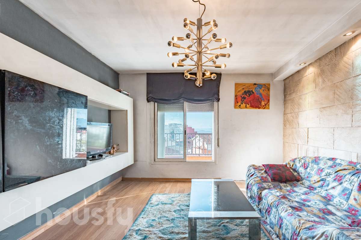 Housfy vende amplio piso ubicado en Rubí, el cuál consta de 94m2 útiles (verificados con la Dirección General de Catastro). Construido en el año: 1974. ÁTICO CON ENCANTO EN CAN ORIOL: UN MIRADOR PRIVILEGIADO CON VISTAS A MONTSERRAT Y AL TIBIDABO Una experiencia de vida diferente. Este ático en el barrio de Can Oriol, en Rubí, reúne ambas cosas, experiencia de vida diferente y características. Ubicado en una finca de tan solo dos vecinos, en una segunda planta sin ascensor, una característica que se ve recompensada por su luminosidad, privacidad y unas vistas panorámicas realmente privilegiadas. La vivienda está lista para entrar a vivir y cuenta con una distribución muy funcional: tres dormitorios, un vestidor, un baño completo y una práctica zona de lavadero, creando espacios pensados para disfrutar del día a día con comodidad. Uno de sus grandes protagonistas es su terraza de 20 m² orientada al sur, un espacio ideal para desayunar al sol, disfrutar de una comida al aire libre o simplemente desconectar contemplando el paisaje. Por su ubicación y características, este ático se convierte en una auténtica atalaya desde la que disfrutar de unas vistas privilegiadas al campo de golf de Sant Cugat, el Tibidabo y la montaña de Montserrat. Un horizonte abierto que permite contemplar tanto la salida del sol como los colores del ocaso, convirtiendo cada momento del día en algo especial. Todo ello en una zona que dispone de todos los servicios necesarios: comercios, supermercados, centros educativos, transporte público y demás equipamientos para el día a día. Además, cuenta con excelentes conexiones con Barcelona, situada aproximadamente a 20 minutos, y con un acceso a la C-16 a tan solo 3 minutos. Si buscas tranquilidad, privacidad, una terraza soleada y unas vistas que difícilmente encontrarás en otra vivienda, este ático puede ser tu próximo hogar. Un valor añadido que marca la diferencia: existe la posibilidad de adquirir también el local situado en la planta baja de la finca, ideal para habilitarlo como garaje con capacidad para varios vehículos y disponer, además, de un amplio espacio de almacenaje o trastero. Una oportunidad poco habitual para quienes buscan comodidad, espacio y soluciones de aparcamiento en una misma propiedad. Ven a descubrirlo. ¡Te sorprenderá! Distribución de estancias -Salón-comedor -3 Dormitorios -1 Baño -Cocina equipada Características específicas -Ascensor -Aire acondicionado -Calefacción -Terraza Zona y entorno Respecto a la ubicación, se sitúa en Rubí, municipio de Barcelona. Esta propiedad se encuentra cerca de transporte público, colegios, supermercados y farmacias. Aviso legal El precio de venta no incluye gastos de la compraventa como notaría, registro, impuestos, ni tampoco honorarios agencia. Esta publicación no es vinculante. Consulta siempre la nota simple con Housfy antes de formalizar la compraventa. Sobre nosotros Housfy es la plataforma integral de servicios inmobiliarios. Nuestra combinación de expertos y tecnología pone al alcance de todo el mundo servicios cómodos, claros y seguros. AICAT número: 7922. Nos encargamos de la gestión y asesoramiento de la compra. ¡Olvídate de todo! Hacemos los trámites por ti. Y, si además necesitas financiación, ponemos a tu disposición un bróker hipotecario para ayudarte a conseguir las mejores condiciones para tu perfil económico. ¿Quieres visitarla? Contacta con Housfy y agenda tu visita sin compromiso. Más información en: housfy.com En cumplimiento de la Ley 8/2026 en Cataluña, el certificado de presencia o ausencia de amianto se encuentra en proceso de tramitación.-3