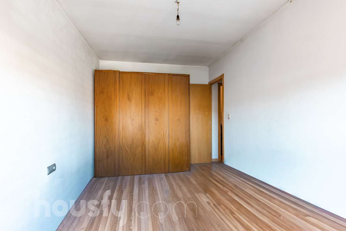 Housfy vende amplio piso ubicado en Rubí, el cuál consta de 94m2 útiles (verificados con la Dirección General de Catastro). Construido en el año: 1974. ÁTICO CON ENCANTO EN CAN ORIOL: UN MIRADOR PRIVILEGIADO CON VISTAS A MONTSERRAT Y AL TIBIDABO Una experiencia de vida diferente. Este ático en el barrio de Can Oriol, en Rubí, reúne ambas cosas, experiencia de vida diferente y características. Ubicado en una finca de tan solo dos vecinos, en una segunda planta sin ascensor, una característica que se ve recompensada por su luminosidad, privacidad y unas vistas panorámicas realmente privilegiadas. La vivienda está lista para entrar a vivir y cuenta con una distribución muy funcional: tres dormitorios, un vestidor, un baño completo y una práctica zona de lavadero, creando espacios pensados para disfrutar del día a día con comodidad. Uno de sus grandes protagonistas es su terraza de 20 m² orientada al sur, un espacio ideal para desayunar al sol, disfrutar de una comida al aire libre o simplemente desconectar contemplando el paisaje. Por su ubicación y características, este ático se convierte en una auténtica atalaya desde la que disfrutar de unas vistas privilegiadas al campo de golf de Sant Cugat, el Tibidabo y la montaña de Montserrat. Un horizonte abierto que permite contemplar tanto la salida del sol como los colores del ocaso, convirtiendo cada momento del día en algo especial. Todo ello en una zona que dispone de todos los servicios necesarios: comercios, supermercados, centros educativos, transporte público y demás equipamientos para el día a día. Además, cuenta con excelentes conexiones con Barcelona, situada aproximadamente a 20 minutos, y con un acceso a la C-16 a tan solo 3 minutos. Si buscas tranquilidad, privacidad, una terraza soleada y unas vistas que difícilmente encontrarás en otra vivienda, este ático puede ser tu próximo hogar. Un valor añadido que marca la diferencia: existe la posibilidad de adquirir también el local situado en la planta baja de la finca, ideal para habilitarlo como garaje con capacidad para varios vehículos y disponer, además, de un amplio espacio de almacenaje o trastero. Una oportunidad poco habitual para quienes buscan comodidad, espacio y soluciones de aparcamiento en una misma propiedad. Ven a descubrirlo. ¡Te sorprenderá! Distribución de estancias -Salón-comedor -3 Dormitorios -1 Baño -Cocina equipada Características específicas -Ascensor -Aire acondicionado -Calefacción -Terraza Zona y entorno Respecto a la ubicación, se sitúa en Rubí, municipio de Barcelona. Esta propiedad se encuentra cerca de transporte público, colegios, supermercados y farmacias. Aviso legal El precio de venta no incluye gastos de la compraventa como notaría, registro, impuestos, ni tampoco honorarios agencia. Esta publicación no es vinculante. Consulta siempre la nota simple con Housfy antes de formalizar la compraventa. Sobre nosotros Housfy es la plataforma integral de servicios inmobiliarios. Nuestra combinación de expertos y tecnología pone al alcance de todo el mundo servicios cómodos, claros y seguros. AICAT número: 7922. Nos encargamos de la gestión y asesoramiento de la compra. ¡Olvídate de todo! Hacemos los trámites por ti. Y, si además necesitas financiación, ponemos a tu disposición un bróker hipotecario para ayudarte a conseguir las mejores condiciones para tu perfil económico. ¿Quieres visitarla? Contacta con Housfy y agenda tu visita sin compromiso. Más información en: housfy.com En cumplimiento de la Ley 8/2026 en Cataluña, el certificado de presencia o ausencia de amianto se encuentra en proceso de tramitación.-28