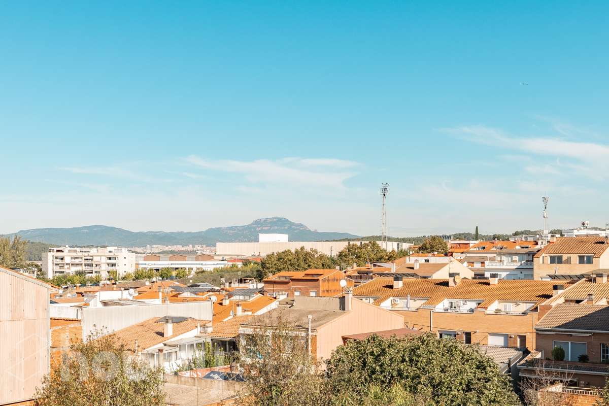 Housfy vende amplio piso ubicado en Rubí, el cuál consta de 94m2 útiles (verificados con la Dirección General de Catastro). Construido en el año: 1974. ÁTICO CON ENCANTO EN CAN ORIOL: UN MIRADOR PRIVILEGIADO CON VISTAS A MONTSERRAT Y AL TIBIDABO Una experiencia de vida diferente. Este ático en el barrio de Can Oriol, en Rubí, reúne ambas cosas, experiencia de vida diferente y características. Ubicado en una finca de tan solo dos vecinos, en una segunda planta sin ascensor, una característica que se ve recompensada por su luminosidad, privacidad y unas vistas panorámicas realmente privilegiadas. La vivienda está lista para entrar a vivir y cuenta con una distribución muy funcional: tres dormitorios, un vestidor, un baño completo y una práctica zona de lavadero, creando espacios pensados para disfrutar del día a día con comodidad. Uno de sus grandes protagonistas es su terraza de 20 m² orientada al sur, un espacio ideal para desayunar al sol, disfrutar de una comida al aire libre o simplemente desconectar contemplando el paisaje. Por su ubicación y características, este ático se convierte en una auténtica atalaya desde la que disfrutar de unas vistas privilegiadas al campo de golf de Sant Cugat, el Tibidabo y la montaña de Montserrat. Un horizonte abierto que permite contemplar tanto la salida del sol como los colores del ocaso, convirtiendo cada momento del día en algo especial. Todo ello en una zona que dispone de todos los servicios necesarios: comercios, supermercados, centros educativos, transporte público y demás equipamientos para el día a día. Además, cuenta con excelentes conexiones con Barcelona, situada aproximadamente a 20 minutos, y con un acceso a la C-16 a tan solo 3 minutos. Si buscas tranquilidad, privacidad, una terraza soleada y unas vistas que difícilmente encontrarás en otra vivienda, este ático puede ser tu próximo hogar. Un valor añadido que marca la diferencia: existe la posibilidad de adquirir también el local situado en la planta baja de la finca, ideal para habilitarlo como garaje con capacidad para varios vehículos y disponer, además, de un amplio espacio de almacenaje o trastero. Una oportunidad poco habitual para quienes buscan comodidad, espacio y soluciones de aparcamiento en una misma propiedad. Ven a descubrirlo. ¡Te sorprenderá! Distribución de estancias -Salón-comedor -3 Dormitorios -1 Baño -Cocina equipada Características específicas -Ascensor -Aire acondicionado -Calefacción -Terraza Zona y entorno Respecto a la ubicación, se sitúa en Rubí, municipio de Barcelona. Esta propiedad se encuentra cerca de transporte público, colegios, supermercados y farmacias. Aviso legal El precio de venta no incluye gastos de la compraventa como notaría, registro, impuestos, ni tampoco honorarios agencia. Esta publicación no es vinculante. Consulta siempre la nota simple con Housfy antes de formalizar la compraventa. Sobre nosotros Housfy es la plataforma integral de servicios inmobiliarios. Nuestra combinación de expertos y tecnología pone al alcance de todo el mundo servicios cómodos, claros y seguros. AICAT número: 7922. Nos encargamos de la gestión y asesoramiento de la compra. ¡Olvídate de todo! Hacemos los trámites por ti. Y, si además necesitas financiación, ponemos a tu disposición un bróker hipotecario para ayudarte a conseguir las mejores condiciones para tu perfil económico. ¿Quieres visitarla? Contacta con Housfy y agenda tu visita sin compromiso. Más información en: housfy.com En cumplimiento de la Ley 8/2026 en Cataluña, el certificado de presencia o ausencia de amianto se encuentra en proceso de tramitación.-9