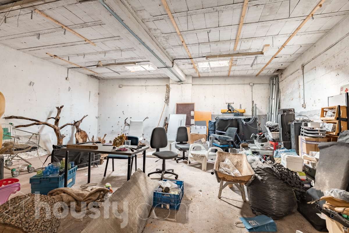 Housfy vende amplio piso ubicado en Rubí, el cuál consta de 94m2 útiles (verificados con la Dirección General de Catastro). Construido en el año: 1974. ÁTICO CON ENCANTO EN CAN ORIOL: UN MIRADOR PRIVILEGIADO CON VISTAS A MONTSERRAT Y AL TIBIDABO Una experiencia de vida diferente. Este ático en el barrio de Can Oriol, en Rubí, reúne ambas cosas, experiencia de vida diferente y características. Ubicado en una finca de tan solo dos vecinos, en una segunda planta sin ascensor, una característica que se ve recompensada por su luminosidad, privacidad y unas vistas panorámicas realmente privilegiadas. La vivienda está lista para entrar a vivir y cuenta con una distribución muy funcional: tres dormitorios, un vestidor, un baño completo y una práctica zona de lavadero, creando espacios pensados para disfrutar del día a día con comodidad. Uno de sus grandes protagonistas es su terraza de 20 m² orientada al sur, un espacio ideal para desayunar al sol, disfrutar de una comida al aire libre o simplemente desconectar contemplando el paisaje. Por su ubicación y características, este ático se convierte en una auténtica atalaya desde la que disfrutar de unas vistas privilegiadas al campo de golf de Sant Cugat, el Tibidabo y la montaña de Montserrat. Un horizonte abierto que permite contemplar tanto la salida del sol como los colores del ocaso, convirtiendo cada momento del día en algo especial. Todo ello en una zona que dispone de todos los servicios necesarios: comercios, supermercados, centros educativos, transporte público y demás equipamientos para el día a día. Además, cuenta con excelentes conexiones con Barcelona, situada aproximadamente a 20 minutos, y con un acceso a la C-16 a tan solo 3 minutos. Si buscas tranquilidad, privacidad, una terraza soleada y unas vistas que difícilmente encontrarás en otra vivienda, este ático puede ser tu próximo hogar. Un valor añadido que marca la diferencia: existe la posibilidad de adquirir también el local situado en la planta baja de la finca, ideal para habilitarlo como garaje con capacidad para varios vehículos y disponer, además, de un amplio espacio de almacenaje o trastero. Una oportunidad poco habitual para quienes buscan comodidad, espacio y soluciones de aparcamiento en una misma propiedad. Ven a descubrirlo. ¡Te sorprenderá! Distribución de estancias -Salón-comedor -3 Dormitorios -1 Baño -Cocina equipada Características específicas -Ascensor -Aire acondicionado -Calefacción -Terraza Zona y entorno Respecto a la ubicación, se sitúa en Rubí, municipio de Barcelona. Esta propiedad se encuentra cerca de transporte público, colegios, supermercados y farmacias. Aviso legal El precio de venta no incluye gastos de la compraventa como notaría, registro, impuestos, ni tampoco honorarios agencia. Esta publicación no es vinculante. Consulta siempre la nota simple con Housfy antes de formalizar la compraventa. Sobre nosotros Housfy es la plataforma integral de servicios inmobiliarios. Nuestra combinación de expertos y tecnología pone al alcance de todo el mundo servicios cómodos, claros y seguros. AICAT número: 7922. Nos encargamos de la gestión y asesoramiento de la compra. ¡Olvídate de todo! Hacemos los trámites por ti. Y, si además necesitas financiación, ponemos a tu disposición un bróker hipotecario para ayudarte a conseguir las mejores condiciones para tu perfil económico. ¿Quieres visitarla? Contacta con Housfy y agenda tu visita sin compromiso. Más información en: housfy.com En cumplimiento de la Ley 8/2026 en Cataluña, el certificado de presencia o ausencia de amianto se encuentra en proceso de tramitación.-48
