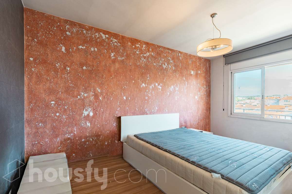 Housfy vende amplio piso ubicado en Rubí, el cuál consta de 94m2 útiles (verificados con la Dirección General de Catastro). Construido en el año: 1974. ÁTICO CON ENCANTO EN CAN ORIOL: UN MIRADOR PRIVILEGIADO CON VISTAS A MONTSERRAT Y AL TIBIDABO Una experiencia de vida diferente. Este ático en el barrio de Can Oriol, en Rubí, reúne ambas cosas, experiencia de vida diferente y características. Ubicado en una finca de tan solo dos vecinos, en una segunda planta sin ascensor, una característica que se ve recompensada por su luminosidad, privacidad y unas vistas panorámicas realmente privilegiadas. La vivienda está lista para entrar a vivir y cuenta con una distribución muy funcional: tres dormitorios, un vestidor, un baño completo y una práctica zona de lavadero, creando espacios pensados para disfrutar del día a día con comodidad. Uno de sus grandes protagonistas es su terraza de 20 m² orientada al sur, un espacio ideal para desayunar al sol, disfrutar de una comida al aire libre o simplemente desconectar contemplando el paisaje. Por su ubicación y características, este ático se convierte en una auténtica atalaya desde la que disfrutar de unas vistas privilegiadas al campo de golf de Sant Cugat, el Tibidabo y la montaña de Montserrat. Un horizonte abierto que permite contemplar tanto la salida del sol como los colores del ocaso, convirtiendo cada momento del día en algo especial. Todo ello en una zona que dispone de todos los servicios necesarios: comercios, supermercados, centros educativos, transporte público y demás equipamientos para el día a día. Además, cuenta con excelentes conexiones con Barcelona, situada aproximadamente a 20 minutos, y con un acceso a la C-16 a tan solo 3 minutos. Si buscas tranquilidad, privacidad, una terraza soleada y unas vistas que difícilmente encontrarás en otra vivienda, este ático puede ser tu próximo hogar. Un valor añadido que marca la diferencia: existe la posibilidad de adquirir también el local situado en la planta baja de la finca, ideal para habilitarlo como garaje con capacidad para varios vehículos y disponer, además, de un amplio espacio de almacenaje o trastero. Una oportunidad poco habitual para quienes buscan comodidad, espacio y soluciones de aparcamiento en una misma propiedad. Ven a descubrirlo. ¡Te sorprenderá! Distribución de estancias -Salón-comedor -3 Dormitorios -1 Baño -Cocina equipada Características específicas -Ascensor -Aire acondicionado -Calefacción -Terraza Zona y entorno Respecto a la ubicación, se sitúa en Rubí, municipio de Barcelona. Esta propiedad se encuentra cerca de transporte público, colegios, supermercados y farmacias. Aviso legal El precio de venta no incluye gastos de la compraventa como notaría, registro, impuestos, ni tampoco honorarios agencia. Esta publicación no es vinculante. Consulta siempre la nota simple con Housfy antes de formalizar la compraventa. Sobre nosotros Housfy es la plataforma integral de servicios inmobiliarios. Nuestra combinación de expertos y tecnología pone al alcance de todo el mundo servicios cómodos, claros y seguros. AICAT número: 7922. Nos encargamos de la gestión y asesoramiento de la compra. ¡Olvídate de todo! Hacemos los trámites por ti. Y, si además necesitas financiación, ponemos a tu disposición un bróker hipotecario para ayudarte a conseguir las mejores condiciones para tu perfil económico. ¿Quieres visitarla? Contacta con Housfy y agenda tu visita sin compromiso. Más información en: housfy.com En cumplimiento de la Ley 8/2026 en Cataluña, el certificado de presencia o ausencia de amianto se encuentra en proceso de tramitación.-20