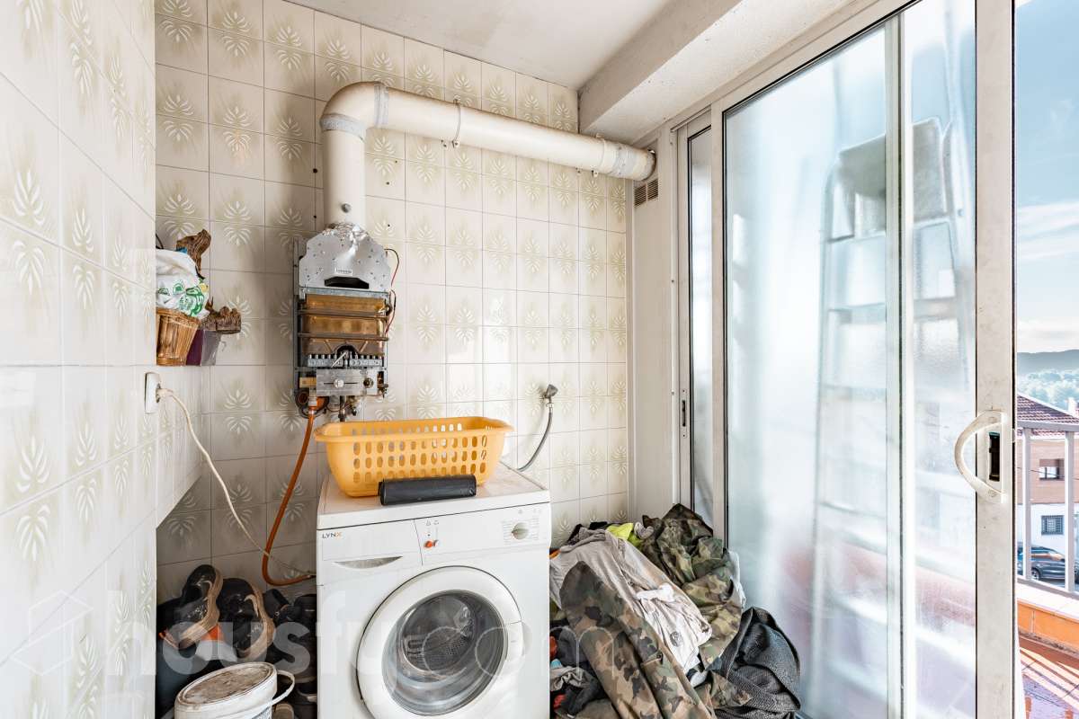 Housfy vende amplio piso ubicado en Rubí, el cuál consta de 94m2 útiles (verificados con la Dirección General de Catastro). Construido en el año: 1974. ÁTICO CON ENCANTO EN CAN ORIOL: UN MIRADOR PRIVILEGIADO CON VISTAS A MONTSERRAT Y AL TIBIDABO Una experiencia de vida diferente. Este ático en el barrio de Can Oriol, en Rubí, reúne ambas cosas, experiencia de vida diferente y características. Ubicado en una finca de tan solo dos vecinos, en una segunda planta sin ascensor, una característica que se ve recompensada por su luminosidad, privacidad y unas vistas panorámicas realmente privilegiadas. La vivienda está lista para entrar a vivir y cuenta con una distribución muy funcional: tres dormitorios, un vestidor, un baño completo y una práctica zona de lavadero, creando espacios pensados para disfrutar del día a día con comodidad. Uno de sus grandes protagonistas es su terraza de 20 m² orientada al sur, un espacio ideal para desayunar al sol, disfrutar de una comida al aire libre o simplemente desconectar contemplando el paisaje. Por su ubicación y características, este ático se convierte en una auténtica atalaya desde la que disfrutar de unas vistas privilegiadas al campo de golf de Sant Cugat, el Tibidabo y la montaña de Montserrat. Un horizonte abierto que permite contemplar tanto la salida del sol como los colores del ocaso, convirtiendo cada momento del día en algo especial. Todo ello en una zona que dispone de todos los servicios necesarios: comercios, supermercados, centros educativos, transporte público y demás equipamientos para el día a día. Además, cuenta con excelentes conexiones con Barcelona, situada aproximadamente a 20 minutos, y con un acceso a la C-16 a tan solo 3 minutos. Si buscas tranquilidad, privacidad, una terraza soleada y unas vistas que difícilmente encontrarás en otra vivienda, este ático puede ser tu próximo hogar. Un valor añadido que marca la diferencia: existe la posibilidad de adquirir también el local situado en la planta baja de la finca, ideal para habilitarlo como garaje con capacidad para varios vehículos y disponer, además, de un amplio espacio de almacenaje o trastero. Una oportunidad poco habitual para quienes buscan comodidad, espacio y soluciones de aparcamiento en una misma propiedad. Ven a descubrirlo. ¡Te sorprenderá! Distribución de estancias -Salón-comedor -3 Dormitorios -1 Baño -Cocina equipada Características específicas -Ascensor -Aire acondicionado -Calefacción -Terraza Zona y entorno Respecto a la ubicación, se sitúa en Rubí, municipio de Barcelona. Esta propiedad se encuentra cerca de transporte público, colegios, supermercados y farmacias. Aviso legal El precio de venta no incluye gastos de la compraventa como notaría, registro, impuestos, ni tampoco honorarios agencia. Esta publicación no es vinculante. Consulta siempre la nota simple con Housfy antes de formalizar la compraventa. Sobre nosotros Housfy es la plataforma integral de servicios inmobiliarios. Nuestra combinación de expertos y tecnología pone al alcance de todo el mundo servicios cómodos, claros y seguros. AICAT número: 7922. Nos encargamos de la gestión y asesoramiento de la compra. ¡Olvídate de todo! Hacemos los trámites por ti. Y, si además necesitas financiación, ponemos a tu disposición un bróker hipotecario para ayudarte a conseguir las mejores condiciones para tu perfil económico. ¿Quieres visitarla? Contacta con Housfy y agenda tu visita sin compromiso. Más información en: housfy.com En cumplimiento de la Ley 8/2026 en Cataluña, el certificado de presencia o ausencia de amianto se encuentra en proceso de tramitación.-38