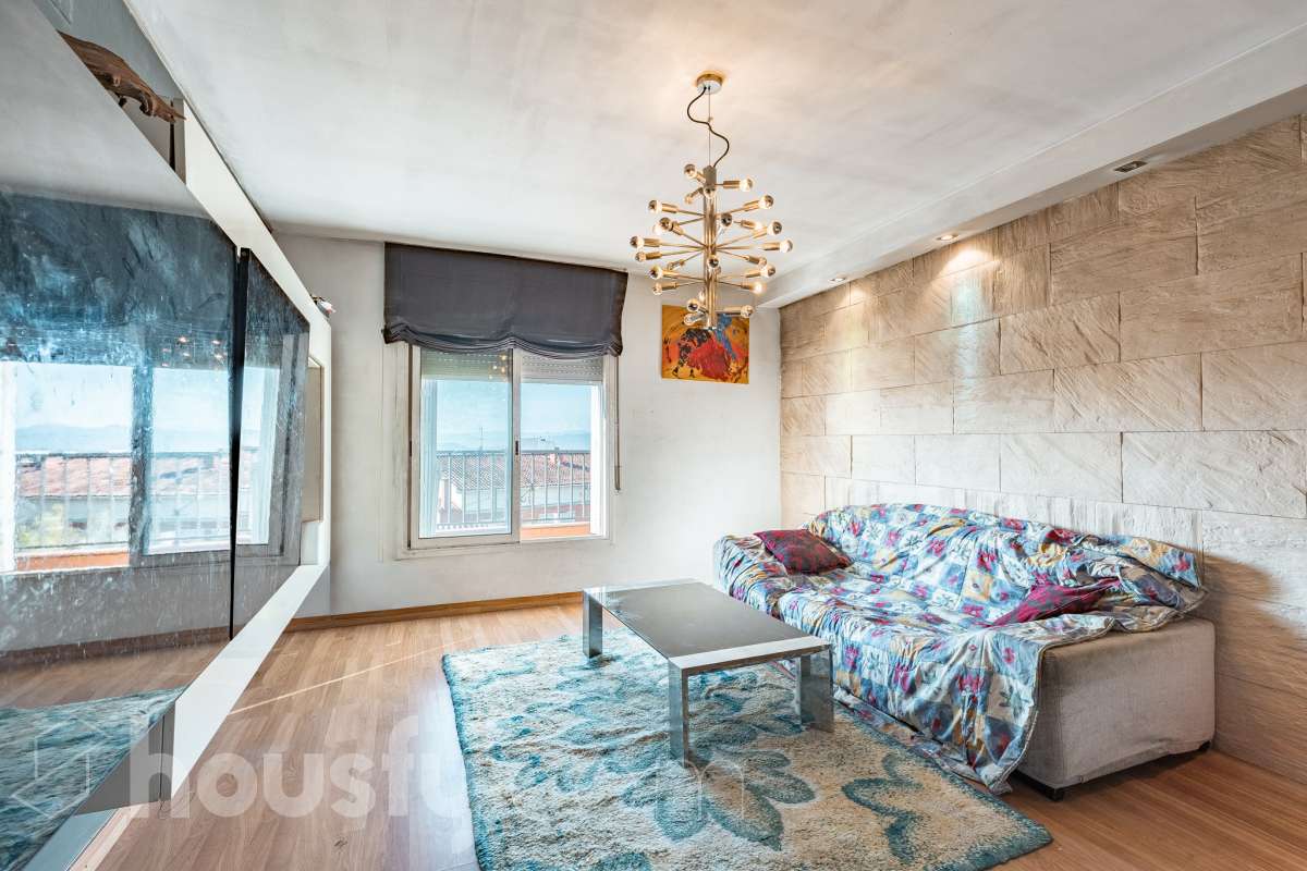 Housfy vende amplio piso ubicado en Rubí, el cuál consta de 94m2 útiles (verificados con la Dirección General de Catastro). Construido en el año: 1974. ÁTICO CON ENCANTO EN CAN ORIOL: UN MIRADOR PRIVILEGIADO CON VISTAS A MONTSERRAT Y AL TIBIDABO Una experiencia de vida diferente. Este ático en el barrio de Can Oriol, en Rubí, reúne ambas cosas, experiencia de vida diferente y características. Ubicado en una finca de tan solo dos vecinos, en una segunda planta sin ascensor, una característica que se ve recompensada por su luminosidad, privacidad y unas vistas panorámicas realmente privilegiadas. La vivienda está lista para entrar a vivir y cuenta con una distribución muy funcional: tres dormitorios, un vestidor, un baño completo y una práctica zona de lavadero, creando espacios pensados para disfrutar del día a día con comodidad. Uno de sus grandes protagonistas es su terraza de 20 m² orientada al sur, un espacio ideal para desayunar al sol, disfrutar de una comida al aire libre o simplemente desconectar contemplando el paisaje. Por su ubicación y características, este ático se convierte en una auténtica atalaya desde la que disfrutar de unas vistas privilegiadas al campo de golf de Sant Cugat, el Tibidabo y la montaña de Montserrat. Un horizonte abierto que permite contemplar tanto la salida del sol como los colores del ocaso, convirtiendo cada momento del día en algo especial. Todo ello en una zona que dispone de todos los servicios necesarios: comercios, supermercados, centros educativos, transporte público y demás equipamientos para el día a día. Además, cuenta con excelentes conexiones con Barcelona, situada aproximadamente a 20 minutos, y con un acceso a la C-16 a tan solo 3 minutos. Si buscas tranquilidad, privacidad, una terraza soleada y unas vistas que difícilmente encontrarás en otra vivienda, este ático puede ser tu próximo hogar. Un valor añadido que marca la diferencia: existe la posibilidad de adquirir también el local situado en la planta baja de la finca, ideal para habilitarlo como garaje con capacidad para varios vehículos y disponer, además, de un amplio espacio de almacenaje o trastero. Una oportunidad poco habitual para quienes buscan comodidad, espacio y soluciones de aparcamiento en una misma propiedad. Ven a descubrirlo. ¡Te sorprenderá! Distribución de estancias -Salón-comedor -3 Dormitorios -1 Baño -Cocina equipada Características específicas -Ascensor -Aire acondicionado -Calefacción -Terraza Zona y entorno Respecto a la ubicación, se sitúa en Rubí, municipio de Barcelona. Esta propiedad se encuentra cerca de transporte público, colegios, supermercados y farmacias. Aviso legal El precio de venta no incluye gastos de la compraventa como notaría, registro, impuestos, ni tampoco honorarios agencia. Esta publicación no es vinculante. Consulta siempre la nota simple con Housfy antes de formalizar la compraventa. Sobre nosotros Housfy es la plataforma integral de servicios inmobiliarios. Nuestra combinación de expertos y tecnología pone al alcance de todo el mundo servicios cómodos, claros y seguros. AICAT número: 7922. Nos encargamos de la gestión y asesoramiento de la compra. ¡Olvídate de todo! Hacemos los trámites por ti. Y, si además necesitas financiación, ponemos a tu disposición un bróker hipotecario para ayudarte a conseguir las mejores condiciones para tu perfil económico. ¿Quieres visitarla? Contacta con Housfy y agenda tu visita sin compromiso. Más información en: housfy.com En cumplimiento de la Ley 8/2026 en Cataluña, el certificado de presencia o ausencia de amianto se encuentra en proceso de tramitación.-2