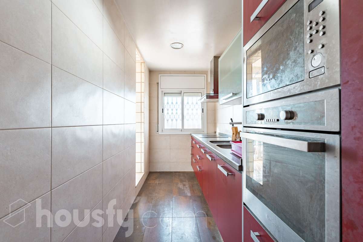 Housfy vende amplio piso ubicado en Rubí, el cuál consta de 94m2 útiles (verificados con la Dirección General de Catastro). Construido en el año: 1974. ÁTICO CON ENCANTO EN CAN ORIOL: UN MIRADOR PRIVILEGIADO CON VISTAS A MONTSERRAT Y AL TIBIDABO Una experiencia de vida diferente. Este ático en el barrio de Can Oriol, en Rubí, reúne ambas cosas, experiencia de vida diferente y características. Ubicado en una finca de tan solo dos vecinos, en una segunda planta sin ascensor, una característica que se ve recompensada por su luminosidad, privacidad y unas vistas panorámicas realmente privilegiadas. La vivienda está lista para entrar a vivir y cuenta con una distribución muy funcional: tres dormitorios, un vestidor, un baño completo y una práctica zona de lavadero, creando espacios pensados para disfrutar del día a día con comodidad. Uno de sus grandes protagonistas es su terraza de 20 m² orientada al sur, un espacio ideal para desayunar al sol, disfrutar de una comida al aire libre o simplemente desconectar contemplando el paisaje. Por su ubicación y características, este ático se convierte en una auténtica atalaya desde la que disfrutar de unas vistas privilegiadas al campo de golf de Sant Cugat, el Tibidabo y la montaña de Montserrat. Un horizonte abierto que permite contemplar tanto la salida del sol como los colores del ocaso, convirtiendo cada momento del día en algo especial. Todo ello en una zona que dispone de todos los servicios necesarios: comercios, supermercados, centros educativos, transporte público y demás equipamientos para el día a día. Además, cuenta con excelentes conexiones con Barcelona, situada aproximadamente a 20 minutos, y con un acceso a la C-16 a tan solo 3 minutos. Si buscas tranquilidad, privacidad, una terraza soleada y unas vistas que difícilmente encontrarás en otra vivienda, este ático puede ser tu próximo hogar. Un valor añadido que marca la diferencia: existe la posibilidad de adquirir también el local situado en la planta baja de la finca, ideal para habilitarlo como garaje con capacidad para varios vehículos y disponer, además, de un amplio espacio de almacenaje o trastero. Una oportunidad poco habitual para quienes buscan comodidad, espacio y soluciones de aparcamiento en una misma propiedad. Ven a descubrirlo. ¡Te sorprenderá! Distribución de estancias -Salón-comedor -3 Dormitorios -1 Baño -Cocina equipada Características específicas -Ascensor -Aire acondicionado -Calefacción -Terraza Zona y entorno Respecto a la ubicación, se sitúa en Rubí, municipio de Barcelona. Esta propiedad se encuentra cerca de transporte público, colegios, supermercados y farmacias. Aviso legal El precio de venta no incluye gastos de la compraventa como notaría, registro, impuestos, ni tampoco honorarios agencia. Esta publicación no es vinculante. Consulta siempre la nota simple con Housfy antes de formalizar la compraventa. Sobre nosotros Housfy es la plataforma integral de servicios inmobiliarios. Nuestra combinación de expertos y tecnología pone al alcance de todo el mundo servicios cómodos, claros y seguros. AICAT número: 7922. Nos encargamos de la gestión y asesoramiento de la compra. ¡Olvídate de todo! Hacemos los trámites por ti. Y, si además necesitas financiación, ponemos a tu disposición un bróker hipotecario para ayudarte a conseguir las mejores condiciones para tu perfil económico. ¿Quieres visitarla? Contacta con Housfy y agenda tu visita sin compromiso. Más información en: housfy.com En cumplimiento de la Ley 8/2026 en Cataluña, el certificado de presencia o ausencia de amianto se encuentra en proceso de tramitación.-16