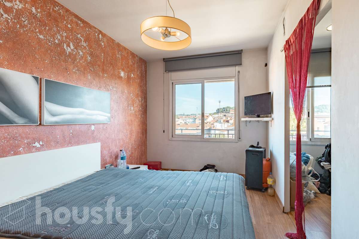 Housfy vende amplio piso ubicado en Rubí, el cuál consta de 94m2 útiles (verificados con la Dirección General de Catastro). Construido en el año: 1974. ÁTICO CON ENCANTO EN CAN ORIOL: UN MIRADOR PRIVILEGIADO CON VISTAS A MONTSERRAT Y AL TIBIDABO Una experiencia de vida diferente. Este ático en el barrio de Can Oriol, en Rubí, reúne ambas cosas, experiencia de vida diferente y características. Ubicado en una finca de tan solo dos vecinos, en una segunda planta sin ascensor, una característica que se ve recompensada por su luminosidad, privacidad y unas vistas panorámicas realmente privilegiadas. La vivienda está lista para entrar a vivir y cuenta con una distribución muy funcional: tres dormitorios, un vestidor, un baño completo y una práctica zona de lavadero, creando espacios pensados para disfrutar del día a día con comodidad. Uno de sus grandes protagonistas es su terraza de 20 m² orientada al sur, un espacio ideal para desayunar al sol, disfrutar de una comida al aire libre o simplemente desconectar contemplando el paisaje. Por su ubicación y características, este ático se convierte en una auténtica atalaya desde la que disfrutar de unas vistas privilegiadas al campo de golf de Sant Cugat, el Tibidabo y la montaña de Montserrat. Un horizonte abierto que permite contemplar tanto la salida del sol como los colores del ocaso, convirtiendo cada momento del día en algo especial. Todo ello en una zona que dispone de todos los servicios necesarios: comercios, supermercados, centros educativos, transporte público y demás equipamientos para el día a día. Además, cuenta con excelentes conexiones con Barcelona, situada aproximadamente a 20 minutos, y con un acceso a la C-16 a tan solo 3 minutos. Si buscas tranquilidad, privacidad, una terraza soleada y unas vistas que difícilmente encontrarás en otra vivienda, este ático puede ser tu próximo hogar. Un valor añadido que marca la diferencia: existe la posibilidad de adquirir también el local situado en la planta baja de la finca, ideal para habilitarlo como garaje con capacidad para varios vehículos y disponer, además, de un amplio espacio de almacenaje o trastero. Una oportunidad poco habitual para quienes buscan comodidad, espacio y soluciones de aparcamiento en una misma propiedad. Ven a descubrirlo. ¡Te sorprenderá! Distribución de estancias -Salón-comedor -3 Dormitorios -1 Baño -Cocina equipada Características específicas -Ascensor -Aire acondicionado -Calefacción -Terraza Zona y entorno Respecto a la ubicación, se sitúa en Rubí, municipio de Barcelona. Esta propiedad se encuentra cerca de transporte público, colegios, supermercados y farmacias. Aviso legal El precio de venta no incluye gastos de la compraventa como notaría, registro, impuestos, ni tampoco honorarios agencia. Esta publicación no es vinculante. Consulta siempre la nota simple con Housfy antes de formalizar la compraventa. Sobre nosotros Housfy es la plataforma integral de servicios inmobiliarios. Nuestra combinación de expertos y tecnología pone al alcance de todo el mundo servicios cómodos, claros y seguros. AICAT número: 7922. Nos encargamos de la gestión y asesoramiento de la compra. ¡Olvídate de todo! Hacemos los trámites por ti. Y, si además necesitas financiación, ponemos a tu disposición un bróker hipotecario para ayudarte a conseguir las mejores condiciones para tu perfil económico. ¿Quieres visitarla? Contacta con Housfy y agenda tu visita sin compromiso. Más información en: housfy.com En cumplimiento de la Ley 8/2026 en Cataluña, el certificado de presencia o ausencia de amianto se encuentra en proceso de tramitación.-21