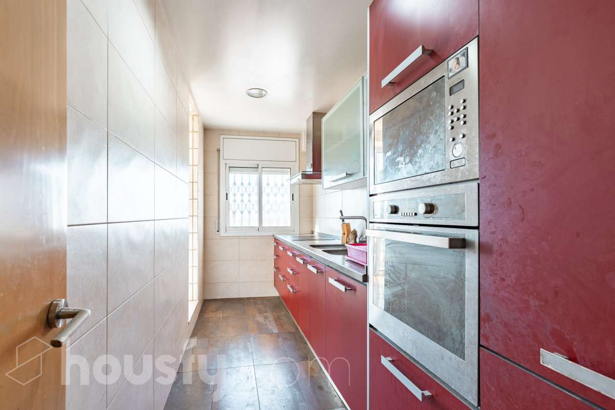 Housfy vende amplio piso ubicado en Rubí, el cuál consta de 94m2 útiles (verificados con la Dirección General de Catastro). Construido en el año: 1974. ÁTICO CON ENCANTO EN CAN ORIOL: UN MIRADOR PRIVILEGIADO CON VISTAS A MONTSERRAT Y AL TIBIDABO Una experiencia de vida diferente. Este ático en el barrio de Can Oriol, en Rubí, reúne ambas cosas, experiencia de vida diferente y características. Ubicado en una finca de tan solo dos vecinos, en una segunda planta sin ascensor, una característica que se ve recompensada por su luminosidad, privacidad y unas vistas panorámicas realmente privilegiadas. La vivienda está lista para entrar a vivir y cuenta con una distribución muy funcional: tres dormitorios, un vestidor, un baño completo y una práctica zona de lavadero, creando espacios pensados para disfrutar del día a día con comodidad. Uno de sus grandes protagonistas es su terraza de 20 m² orientada al sur, un espacio ideal para desayunar al sol, disfrutar de una comida al aire libre o simplemente desconectar contemplando el paisaje. Por su ubicación y características, este ático se convierte en una auténtica atalaya desde la que disfrutar de unas vistas privilegiadas al campo de golf de Sant Cugat, el Tibidabo y la montaña de Montserrat. Un horizonte abierto que permite contemplar tanto la salida del sol como los colores del ocaso, convirtiendo cada momento del día en algo especial. Todo ello en una zona que dispone de todos los servicios necesarios: comercios, supermercados, centros educativos, transporte público y demás equipamientos para el día a día. Además, cuenta con excelentes conexiones con Barcelona, situada aproximadamente a 20 minutos, y con un acceso a la C-16 a tan solo 3 minutos. Si buscas tranquilidad, privacidad, una terraza soleada y unas vistas que difícilmente encontrarás en otra vivienda, este ático puede ser tu próximo hogar. Un valor añadido que marca la diferencia: existe la posibilidad de adquirir también el local situado en la planta baja de la finca, ideal para habilitarlo como garaje con capacidad para varios vehículos y disponer, además, de un amplio espacio de almacenaje o trastero. Una oportunidad poco habitual para quienes buscan comodidad, espacio y soluciones de aparcamiento en una misma propiedad. Ven a descubrirlo. ¡Te sorprenderá! Distribución de estancias -Salón-comedor -3 Dormitorios -1 Baño -Cocina equipada Características específicas -Ascensor -Aire acondicionado -Calefacción -Terraza Zona y entorno Respecto a la ubicación, se sitúa en Rubí, municipio de Barcelona. Esta propiedad se encuentra cerca de transporte público, colegios, supermercados y farmacias. Aviso legal El precio de venta no incluye gastos de la compraventa como notaría, registro, impuestos, ni tampoco honorarios agencia. Esta publicación no es vinculante. Consulta siempre la nota simple con Housfy antes de formalizar la compraventa. Sobre nosotros Housfy es la plataforma integral de servicios inmobiliarios. Nuestra combinación de expertos y tecnología pone al alcance de todo el mundo servicios cómodos, claros y seguros. AICAT número: 7922. Nos encargamos de la gestión y asesoramiento de la compra. ¡Olvídate de todo! Hacemos los trámites por ti. Y, si además necesitas financiación, ponemos a tu disposición un bróker hipotecario para ayudarte a conseguir las mejores condiciones para tu perfil económico. ¿Quieres visitarla? Contacta con Housfy y agenda tu visita sin compromiso. Más información en: housfy.com En cumplimiento de la Ley 8/2026 en Cataluña, el certificado de presencia o ausencia de amianto se encuentra en proceso de tramitación.-14