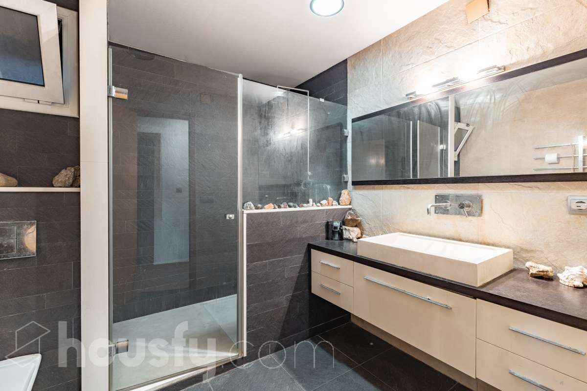Housfy vende amplio piso ubicado en Rubí, el cuál consta de 94m2 útiles (verificados con la Dirección General de Catastro). Construido en el año: 1974. ÁTICO CON ENCANTO EN CAN ORIOL: UN MIRADOR PRIVILEGIADO CON VISTAS A MONTSERRAT Y AL TIBIDABO Una experiencia de vida diferente. Este ático en el barrio de Can Oriol, en Rubí, reúne ambas cosas, experiencia de vida diferente y características. Ubicado en una finca de tan solo dos vecinos, en una segunda planta sin ascensor, una característica que se ve recompensada por su luminosidad, privacidad y unas vistas panorámicas realmente privilegiadas. La vivienda está lista para entrar a vivir y cuenta con una distribución muy funcional: tres dormitorios, un vestidor, un baño completo y una práctica zona de lavadero, creando espacios pensados para disfrutar del día a día con comodidad. Uno de sus grandes protagonistas es su terraza de 20 m² orientada al sur, un espacio ideal para desayunar al sol, disfrutar de una comida al aire libre o simplemente desconectar contemplando el paisaje. Por su ubicación y características, este ático se convierte en una auténtica atalaya desde la que disfrutar de unas vistas privilegiadas al campo de golf de Sant Cugat, el Tibidabo y la montaña de Montserrat. Un horizonte abierto que permite contemplar tanto la salida del sol como los colores del ocaso, convirtiendo cada momento del día en algo especial. Todo ello en una zona que dispone de todos los servicios necesarios: comercios, supermercados, centros educativos, transporte público y demás equipamientos para el día a día. Además, cuenta con excelentes conexiones con Barcelona, situada aproximadamente a 20 minutos, y con un acceso a la C-16 a tan solo 3 minutos. Si buscas tranquilidad, privacidad, una terraza soleada y unas vistas que difícilmente encontrarás en otra vivienda, este ático puede ser tu próximo hogar. Un valor añadido que marca la diferencia: existe la posibilidad de adquirir también el local situado en la planta baja de la finca, ideal para habilitarlo como garaje con capacidad para varios vehículos y disponer, además, de un amplio espacio de almacenaje o trastero. Una oportunidad poco habitual para quienes buscan comodidad, espacio y soluciones de aparcamiento en una misma propiedad. Ven a descubrirlo. ¡Te sorprenderá! Distribución de estancias -Salón-comedor -3 Dormitorios -1 Baño -Cocina equipada Características específicas -Ascensor -Aire acondicionado -Calefacción -Terraza Zona y entorno Respecto a la ubicación, se sitúa en Rubí, municipio de Barcelona. Esta propiedad se encuentra cerca de transporte público, colegios, supermercados y farmacias. Aviso legal El precio de venta no incluye gastos de la compraventa como notaría, registro, impuestos, ni tampoco honorarios agencia. Esta publicación no es vinculante. Consulta siempre la nota simple con Housfy antes de formalizar la compraventa. Sobre nosotros Housfy es la plataforma integral de servicios inmobiliarios. Nuestra combinación de expertos y tecnología pone al alcance de todo el mundo servicios cómodos, claros y seguros. AICAT número: 7922. Nos encargamos de la gestión y asesoramiento de la compra. ¡Olvídate de todo! Hacemos los trámites por ti. Y, si además necesitas financiación, ponemos a tu disposición un bróker hipotecario para ayudarte a conseguir las mejores condiciones para tu perfil económico. ¿Quieres visitarla? Contacta con Housfy y agenda tu visita sin compromiso. Más información en: housfy.com En cumplimiento de la Ley 8/2026 en Cataluña, el certificado de presencia o ausencia de amianto se encuentra en proceso de tramitación.-33