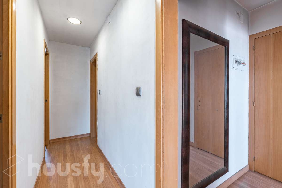 Housfy vende amplio piso ubicado en Rubí, el cuál consta de 94m2 útiles (verificados con la Dirección General de Catastro). Construido en el año: 1974. ÁTICO CON ENCANTO EN CAN ORIOL: UN MIRADOR PRIVILEGIADO CON VISTAS A MONTSERRAT Y AL TIBIDABO Una experiencia de vida diferente. Este ático en el barrio de Can Oriol, en Rubí, reúne ambas cosas, experiencia de vida diferente y características. Ubicado en una finca de tan solo dos vecinos, en una segunda planta sin ascensor, una característica que se ve recompensada por su luminosidad, privacidad y unas vistas panorámicas realmente privilegiadas. La vivienda está lista para entrar a vivir y cuenta con una distribución muy funcional: tres dormitorios, un vestidor, un baño completo y una práctica zona de lavadero, creando espacios pensados para disfrutar del día a día con comodidad. Uno de sus grandes protagonistas es su terraza de 20 m² orientada al sur, un espacio ideal para desayunar al sol, disfrutar de una comida al aire libre o simplemente desconectar contemplando el paisaje. Por su ubicación y características, este ático se convierte en una auténtica atalaya desde la que disfrutar de unas vistas privilegiadas al campo de golf de Sant Cugat, el Tibidabo y la montaña de Montserrat. Un horizonte abierto que permite contemplar tanto la salida del sol como los colores del ocaso, convirtiendo cada momento del día en algo especial. Todo ello en una zona que dispone de todos los servicios necesarios: comercios, supermercados, centros educativos, transporte público y demás equipamientos para el día a día. Además, cuenta con excelentes conexiones con Barcelona, situada aproximadamente a 20 minutos, y con un acceso a la C-16 a tan solo 3 minutos. Si buscas tranquilidad, privacidad, una terraza soleada y unas vistas que difícilmente encontrarás en otra vivienda, este ático puede ser tu próximo hogar. Un valor añadido que marca la diferencia: existe la posibilidad de adquirir también el local situado en la planta baja de la finca, ideal para habilitarlo como garaje con capacidad para varios vehículos y disponer, además, de un amplio espacio de almacenaje o trastero. Una oportunidad poco habitual para quienes buscan comodidad, espacio y soluciones de aparcamiento en una misma propiedad. Ven a descubrirlo. ¡Te sorprenderá! Distribución de estancias -Salón-comedor -3 Dormitorios -1 Baño -Cocina equipada Características específicas -Ascensor -Aire acondicionado -Calefacción -Terraza Zona y entorno Respecto a la ubicación, se sitúa en Rubí, municipio de Barcelona. Esta propiedad se encuentra cerca de transporte público, colegios, supermercados y farmacias. Aviso legal El precio de venta no incluye gastos de la compraventa como notaría, registro, impuestos, ni tampoco honorarios agencia. Esta publicación no es vinculante. Consulta siempre la nota simple con Housfy antes de formalizar la compraventa. Sobre nosotros Housfy es la plataforma integral de servicios inmobiliarios. Nuestra combinación de expertos y tecnología pone al alcance de todo el mundo servicios cómodos, claros y seguros. AICAT número: 7922. Nos encargamos de la gestión y asesoramiento de la compra. ¡Olvídate de todo! Hacemos los trámites por ti. Y, si además necesitas financiación, ponemos a tu disposición un bróker hipotecario para ayudarte a conseguir las mejores condiciones para tu perfil económico. ¿Quieres visitarla? Contacta con Housfy y agenda tu visita sin compromiso. Más información en: housfy.com En cumplimiento de la Ley 8/2026 en Cataluña, el certificado de presencia o ausencia de amianto se encuentra en proceso de tramitación.-41