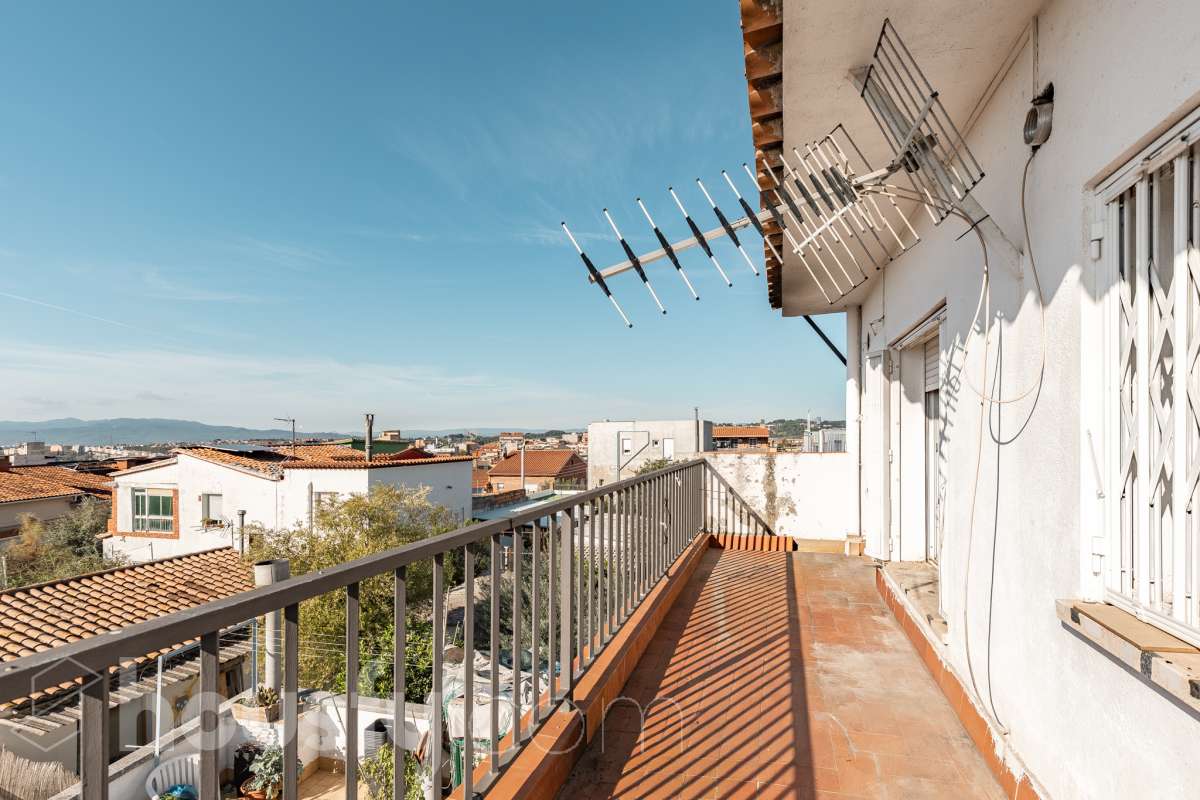 Housfy vende amplio piso ubicado en Rubí, el cuál consta de 94m2 útiles (verificados con la Dirección General de Catastro). Construido en el año: 1974. ÁTICO CON ENCANTO EN CAN ORIOL: UN MIRADOR PRIVILEGIADO CON VISTAS A MONTSERRAT Y AL TIBIDABO Una experiencia de vida diferente. Este ático en el barrio de Can Oriol, en Rubí, reúne ambas cosas, experiencia de vida diferente y características. Ubicado en una finca de tan solo dos vecinos, en una segunda planta sin ascensor, una característica que se ve recompensada por su luminosidad, privacidad y unas vistas panorámicas realmente privilegiadas. La vivienda está lista para entrar a vivir y cuenta con una distribución muy funcional: tres dormitorios, un vestidor, un baño completo y una práctica zona de lavadero, creando espacios pensados para disfrutar del día a día con comodidad. Uno de sus grandes protagonistas es su terraza de 20 m² orientada al sur, un espacio ideal para desayunar al sol, disfrutar de una comida al aire libre o simplemente desconectar contemplando el paisaje. Por su ubicación y características, este ático se convierte en una auténtica atalaya desde la que disfrutar de unas vistas privilegiadas al campo de golf de Sant Cugat, el Tibidabo y la montaña de Montserrat. Un horizonte abierto que permite contemplar tanto la salida del sol como los colores del ocaso, convirtiendo cada momento del día en algo especial. Todo ello en una zona que dispone de todos los servicios necesarios: comercios, supermercados, centros educativos, transporte público y demás equipamientos para el día a día. Además, cuenta con excelentes conexiones con Barcelona, situada aproximadamente a 20 minutos, y con un acceso a la C-16 a tan solo 3 minutos. Si buscas tranquilidad, privacidad, una terraza soleada y unas vistas que difícilmente encontrarás en otra vivienda, este ático puede ser tu próximo hogar. Un valor añadido que marca la diferencia: existe la posibilidad de adquirir también el local situado en la planta baja de la finca, ideal para habilitarlo como garaje con capacidad para varios vehículos y disponer, además, de un amplio espacio de almacenaje o trastero. Una oportunidad poco habitual para quienes buscan comodidad, espacio y soluciones de aparcamiento en una misma propiedad. Ven a descubrirlo. ¡Te sorprenderá! Distribución de estancias -Salón-comedor -3 Dormitorios -1 Baño -Cocina equipada Características específicas -Ascensor -Aire acondicionado -Calefacción -Terraza Zona y entorno Respecto a la ubicación, se sitúa en Rubí, municipio de Barcelona. Esta propiedad se encuentra cerca de transporte público, colegios, supermercados y farmacias. Aviso legal El precio de venta no incluye gastos de la compraventa como notaría, registro, impuestos, ni tampoco honorarios agencia. Esta publicación no es vinculante. Consulta siempre la nota simple con Housfy antes de formalizar la compraventa. Sobre nosotros Housfy es la plataforma integral de servicios inmobiliarios. Nuestra combinación de expertos y tecnología pone al alcance de todo el mundo servicios cómodos, claros y seguros. AICAT número: 7922. Nos encargamos de la gestión y asesoramiento de la compra. ¡Olvídate de todo! Hacemos los trámites por ti. Y, si además necesitas financiación, ponemos a tu disposición un bróker hipotecario para ayudarte a conseguir las mejores condiciones para tu perfil económico. ¿Quieres visitarla? Contacta con Housfy y agenda tu visita sin compromiso. Más información en: housfy.com En cumplimiento de la Ley 8/2026 en Cataluña, el certificado de presencia o ausencia de amianto se encuentra en proceso de tramitación.-10