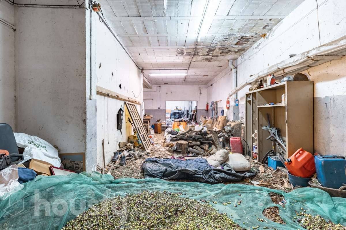 Housfy vende amplio piso ubicado en Rubí, el cuál consta de 94m2 útiles (verificados con la Dirección General de Catastro). Construido en el año: 1974. ÁTICO CON ENCANTO EN CAN ORIOL: UN MIRADOR PRIVILEGIADO CON VISTAS A MONTSERRAT Y AL TIBIDABO Una experiencia de vida diferente. Este ático en el barrio de Can Oriol, en Rubí, reúne ambas cosas, experiencia de vida diferente y características. Ubicado en una finca de tan solo dos vecinos, en una segunda planta sin ascensor, una característica que se ve recompensada por su luminosidad, privacidad y unas vistas panorámicas realmente privilegiadas. La vivienda está lista para entrar a vivir y cuenta con una distribución muy funcional: tres dormitorios, un vestidor, un baño completo y una práctica zona de lavadero, creando espacios pensados para disfrutar del día a día con comodidad. Uno de sus grandes protagonistas es su terraza de 20 m² orientada al sur, un espacio ideal para desayunar al sol, disfrutar de una comida al aire libre o simplemente desconectar contemplando el paisaje. Por su ubicación y características, este ático se convierte en una auténtica atalaya desde la que disfrutar de unas vistas privilegiadas al campo de golf de Sant Cugat, el Tibidabo y la montaña de Montserrat. Un horizonte abierto que permite contemplar tanto la salida del sol como los colores del ocaso, convirtiendo cada momento del día en algo especial. Todo ello en una zona que dispone de todos los servicios necesarios: comercios, supermercados, centros educativos, transporte público y demás equipamientos para el día a día. Además, cuenta con excelentes conexiones con Barcelona, situada aproximadamente a 20 minutos, y con un acceso a la C-16 a tan solo 3 minutos. Si buscas tranquilidad, privacidad, una terraza soleada y unas vistas que difícilmente encontrarás en otra vivienda, este ático puede ser tu próximo hogar. Un valor añadido que marca la diferencia: existe la posibilidad de adquirir también el local situado en la planta baja de la finca, ideal para habilitarlo como garaje con capacidad para varios vehículos y disponer, además, de un amplio espacio de almacenaje o trastero. Una oportunidad poco habitual para quienes buscan comodidad, espacio y soluciones de aparcamiento en una misma propiedad. Ven a descubrirlo. ¡Te sorprenderá! Distribución de estancias -Salón-comedor -3 Dormitorios -1 Baño -Cocina equipada Características específicas -Ascensor -Aire acondicionado -Calefacción -Terraza Zona y entorno Respecto a la ubicación, se sitúa en Rubí, municipio de Barcelona. Esta propiedad se encuentra cerca de transporte público, colegios, supermercados y farmacias. Aviso legal El precio de venta no incluye gastos de la compraventa como notaría, registro, impuestos, ni tampoco honorarios agencia. Esta publicación no es vinculante. Consulta siempre la nota simple con Housfy antes de formalizar la compraventa. Sobre nosotros Housfy es la plataforma integral de servicios inmobiliarios. Nuestra combinación de expertos y tecnología pone al alcance de todo el mundo servicios cómodos, claros y seguros. AICAT número: 7922. Nos encargamos de la gestión y asesoramiento de la compra. ¡Olvídate de todo! Hacemos los trámites por ti. Y, si además necesitas financiación, ponemos a tu disposición un bróker hipotecario para ayudarte a conseguir las mejores condiciones para tu perfil económico. ¿Quieres visitarla? Contacta con Housfy y agenda tu visita sin compromiso. Más información en: housfy.com En cumplimiento de la Ley 8/2026 en Cataluña, el certificado de presencia o ausencia de amianto se encuentra en proceso de tramitación.-47