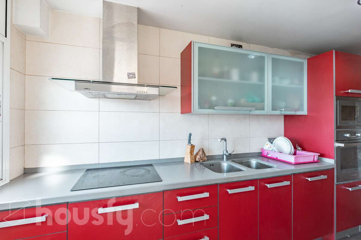 Housfy vende amplio piso ubicado en Rubí, el cuál consta de 94m2 útiles (verificados con la Dirección General de Catastro). Construido en el año: 1974. ÁTICO CON ENCANTO EN CAN ORIOL: UN MIRADOR PRIVILEGIADO CON VISTAS A MONTSERRAT Y AL TIBIDABO Una experiencia de vida diferente. Este ático en el barrio de Can Oriol, en Rubí, reúne ambas cosas, experiencia de vida diferente y características. Ubicado en una finca de tan solo dos vecinos, en una segunda planta sin ascensor, una característica que se ve recompensada por su luminosidad, privacidad y unas vistas panorámicas realmente privilegiadas. La vivienda está lista para entrar a vivir y cuenta con una distribución muy funcional: tres dormitorios, un vestidor, un baño completo y una práctica zona de lavadero, creando espacios pensados para disfrutar del día a día con comodidad. Uno de sus grandes protagonistas es su terraza de 20 m² orientada al sur, un espacio ideal para desayunar al sol, disfrutar de una comida al aire libre o simplemente desconectar contemplando el paisaje. Por su ubicación y características, este ático se convierte en una auténtica atalaya desde la que disfrutar de unas vistas privilegiadas al campo de golf de Sant Cugat, el Tibidabo y la montaña de Montserrat. Un horizonte abierto que permite contemplar tanto la salida del sol como los colores del ocaso, convirtiendo cada momento del día en algo especial. Todo ello en una zona que dispone de todos los servicios necesarios: comercios, supermercados, centros educativos, transporte público y demás equipamientos para el día a día. Además, cuenta con excelentes conexiones con Barcelona, situada aproximadamente a 20 minutos, y con un acceso a la C-16 a tan solo 3 minutos. Si buscas tranquilidad, privacidad, una terraza soleada y unas vistas que difícilmente encontrarás en otra vivienda, este ático puede ser tu próximo hogar. Un valor añadido que marca la diferencia: existe la posibilidad de adquirir también el local situado en la planta baja de la finca, ideal para habilitarlo como garaje con capacidad para varios vehículos y disponer, además, de un amplio espacio de almacenaje o trastero. Una oportunidad poco habitual para quienes buscan comodidad, espacio y soluciones de aparcamiento en una misma propiedad. Ven a descubrirlo. ¡Te sorprenderá! Distribución de estancias -Salón-comedor -3 Dormitorios -1 Baño -Cocina equipada Características específicas -Ascensor -Aire acondicionado -Calefacción -Terraza Zona y entorno Respecto a la ubicación, se sitúa en Rubí, municipio de Barcelona. Esta propiedad se encuentra cerca de transporte público, colegios, supermercados y farmacias. Aviso legal El precio de venta no incluye gastos de la compraventa como notaría, registro, impuestos, ni tampoco honorarios agencia. Esta publicación no es vinculante. Consulta siempre la nota simple con Housfy antes de formalizar la compraventa. Sobre nosotros Housfy es la plataforma integral de servicios inmobiliarios. Nuestra combinación de expertos y tecnología pone al alcance de todo el mundo servicios cómodos, claros y seguros. AICAT número: 7922. Nos encargamos de la gestión y asesoramiento de la compra. ¡Olvídate de todo! Hacemos los trámites por ti. Y, si además necesitas financiación, ponemos a tu disposición un bróker hipotecario para ayudarte a conseguir las mejores condiciones para tu perfil económico. ¿Quieres visitarla? Contacta con Housfy y agenda tu visita sin compromiso. Más información en: housfy.com En cumplimiento de la Ley 8/2026 en Cataluña, el certificado de presencia o ausencia de amianto se encuentra en proceso de tramitación.-15