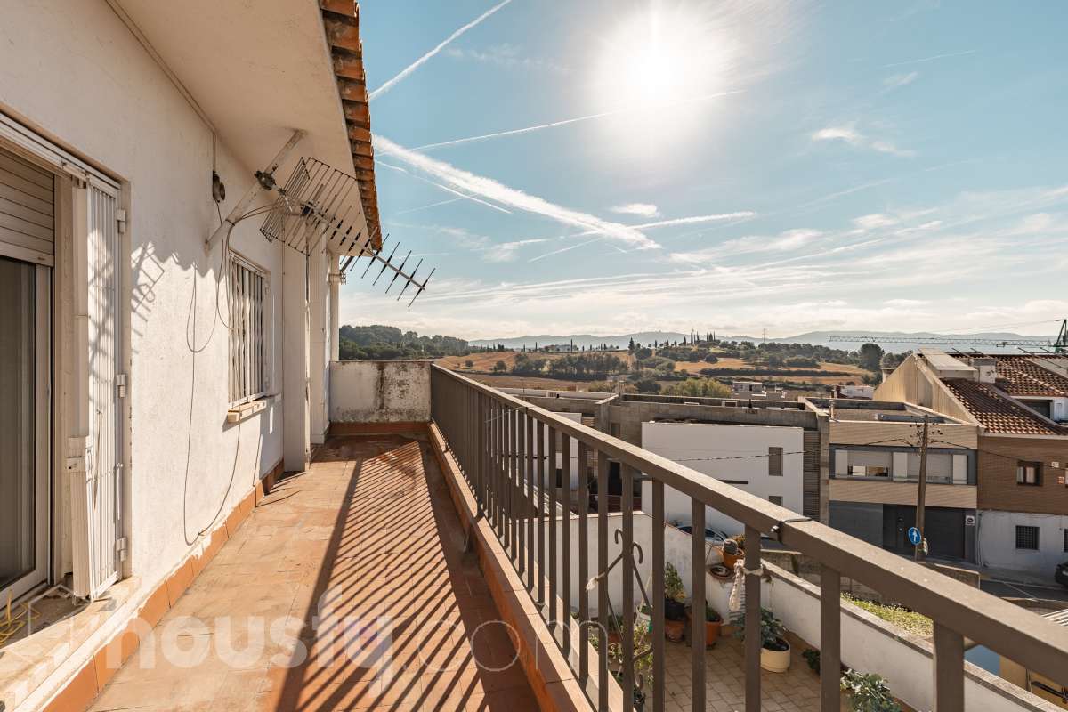 Housfy vende amplio piso ubicado en Rubí, el cuál consta de 94m2 útiles (verificados con la Dirección General de Catastro). Construido en el año: 1974. ÁTICO CON ENCANTO EN CAN ORIOL: UN MIRADOR PRIVILEGIADO CON VISTAS A MONTSERRAT Y AL TIBIDABO Una experiencia de vida diferente. Este ático en el barrio de Can Oriol, en Rubí, reúne ambas cosas, experiencia de vida diferente y características. Ubicado en una finca de tan solo dos vecinos, en una segunda planta sin ascensor, una característica que se ve recompensada por su luminosidad, privacidad y unas vistas panorámicas realmente privilegiadas. La vivienda está lista para entrar a vivir y cuenta con una distribución muy funcional: tres dormitorios, un vestidor, un baño completo y una práctica zona de lavadero, creando espacios pensados para disfrutar del día a día con comodidad. Uno de sus grandes protagonistas es su terraza de 20 m² orientada al sur, un espacio ideal para desayunar al sol, disfrutar de una comida al aire libre o simplemente desconectar contemplando el paisaje. Por su ubicación y características, este ático se convierte en una auténtica atalaya desde la que disfrutar de unas vistas privilegiadas al campo de golf de Sant Cugat, el Tibidabo y la montaña de Montserrat. Un horizonte abierto que permite contemplar tanto la salida del sol como los colores del ocaso, convirtiendo cada momento del día en algo especial. Todo ello en una zona que dispone de todos los servicios necesarios: comercios, supermercados, centros educativos, transporte público y demás equipamientos para el día a día. Además, cuenta con excelentes conexiones con Barcelona, situada aproximadamente a 20 minutos, y con un acceso a la C-16 a tan solo 3 minutos. Si buscas tranquilidad, privacidad, una terraza soleada y unas vistas que difícilmente encontrarás en otra vivienda, este ático puede ser tu próximo hogar. Un valor añadido que marca la diferencia: existe la posibilidad de adquirir también el local situado en la planta baja de la finca, ideal para habilitarlo como garaje con capacidad para varios vehículos y disponer, además, de un amplio espacio de almacenaje o trastero. Una oportunidad poco habitual para quienes buscan comodidad, espacio y soluciones de aparcamiento en una misma propiedad. Ven a descubrirlo. ¡Te sorprenderá! Distribución de estancias -Salón-comedor -3 Dormitorios -1 Baño -Cocina equipada Características específicas -Ascensor -Aire acondicionado -Calefacción -Terraza Zona y entorno Respecto a la ubicación, se sitúa en Rubí, municipio de Barcelona. Esta propiedad se encuentra cerca de transporte público, colegios, supermercados y farmacias. Aviso legal El precio de venta no incluye gastos de la compraventa como notaría, registro, impuestos, ni tampoco honorarios agencia. Esta publicación no es vinculante. Consulta siempre la nota simple con Housfy antes de formalizar la compraventa. Sobre nosotros Housfy es la plataforma integral de servicios inmobiliarios. Nuestra combinación de expertos y tecnología pone al alcance de todo el mundo servicios cómodos, claros y seguros. AICAT número: 7922. Nos encargamos de la gestión y asesoramiento de la compra. ¡Olvídate de todo! Hacemos los trámites por ti. Y, si además necesitas financiación, ponemos a tu disposición un bróker hipotecario para ayudarte a conseguir las mejores condiciones para tu perfil económico. ¿Quieres visitarla? Contacta con Housfy y agenda tu visita sin compromiso. Más información en: housfy.com En cumplimiento de la Ley 8/2026 en Cataluña, el certificado de presencia o ausencia de amianto se encuentra en proceso de tramitación.-11