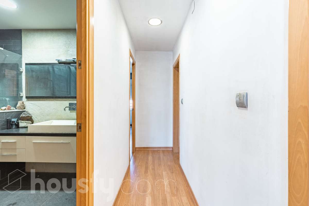 Housfy vende amplio piso ubicado en Rubí, el cuál consta de 94m2 útiles (verificados con la Dirección General de Catastro). Construido en el año: 1974. ÁTICO CON ENCANTO EN CAN ORIOL: UN MIRADOR PRIVILEGIADO CON VISTAS A MONTSERRAT Y AL TIBIDABO Una experiencia de vida diferente. Este ático en el barrio de Can Oriol, en Rubí, reúne ambas cosas, experiencia de vida diferente y características. Ubicado en una finca de tan solo dos vecinos, en una segunda planta sin ascensor, una característica que se ve recompensada por su luminosidad, privacidad y unas vistas panorámicas realmente privilegiadas. La vivienda está lista para entrar a vivir y cuenta con una distribución muy funcional: tres dormitorios, un vestidor, un baño completo y una práctica zona de lavadero, creando espacios pensados para disfrutar del día a día con comodidad. Uno de sus grandes protagonistas es su terraza de 20 m² orientada al sur, un espacio ideal para desayunar al sol, disfrutar de una comida al aire libre o simplemente desconectar contemplando el paisaje. Por su ubicación y características, este ático se convierte en una auténtica atalaya desde la que disfrutar de unas vistas privilegiadas al campo de golf de Sant Cugat, el Tibidabo y la montaña de Montserrat. Un horizonte abierto que permite contemplar tanto la salida del sol como los colores del ocaso, convirtiendo cada momento del día en algo especial. Todo ello en una zona que dispone de todos los servicios necesarios: comercios, supermercados, centros educativos, transporte público y demás equipamientos para el día a día. Además, cuenta con excelentes conexiones con Barcelona, situada aproximadamente a 20 minutos, y con un acceso a la C-16 a tan solo 3 minutos. Si buscas tranquilidad, privacidad, una terraza soleada y unas vistas que difícilmente encontrarás en otra vivienda, este ático puede ser tu próximo hogar. Un valor añadido que marca la diferencia: existe la posibilidad de adquirir también el local situado en la planta baja de la finca, ideal para habilitarlo como garaje con capacidad para varios vehículos y disponer, además, de un amplio espacio de almacenaje o trastero. Una oportunidad poco habitual para quienes buscan comodidad, espacio y soluciones de aparcamiento en una misma propiedad. Ven a descubrirlo. ¡Te sorprenderá! Distribución de estancias -Salón-comedor -3 Dormitorios -1 Baño -Cocina equipada Características específicas -Ascensor -Aire acondicionado -Calefacción -Terraza Zona y entorno Respecto a la ubicación, se sitúa en Rubí, municipio de Barcelona. Esta propiedad se encuentra cerca de transporte público, colegios, supermercados y farmacias. Aviso legal El precio de venta no incluye gastos de la compraventa como notaría, registro, impuestos, ni tampoco honorarios agencia. Esta publicación no es vinculante. Consulta siempre la nota simple con Housfy antes de formalizar la compraventa. Sobre nosotros Housfy es la plataforma integral de servicios inmobiliarios. Nuestra combinación de expertos y tecnología pone al alcance de todo el mundo servicios cómodos, claros y seguros. AICAT número: 7922. Nos encargamos de la gestión y asesoramiento de la compra. ¡Olvídate de todo! Hacemos los trámites por ti. Y, si además necesitas financiación, ponemos a tu disposición un bróker hipotecario para ayudarte a conseguir las mejores condiciones para tu perfil económico. ¿Quieres visitarla? Contacta con Housfy y agenda tu visita sin compromiso. Más información en: housfy.com En cumplimiento de la Ley 8/2026 en Cataluña, el certificado de presencia o ausencia de amianto se encuentra en proceso de tramitación.-42