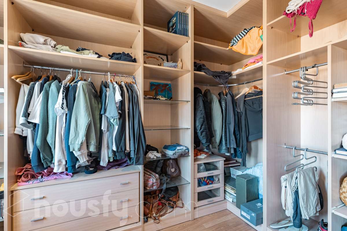 Housfy vende amplio piso ubicado en Rubí, el cuál consta de 94m2 útiles (verificados con la Dirección General de Catastro). Construido en el año: 1974. ÁTICO CON ENCANTO EN CAN ORIOL: UN MIRADOR PRIVILEGIADO CON VISTAS A MONTSERRAT Y AL TIBIDABO Una experiencia de vida diferente. Este ático en el barrio de Can Oriol, en Rubí, reúne ambas cosas, experiencia de vida diferente y características. Ubicado en una finca de tan solo dos vecinos, en una segunda planta sin ascensor, una característica que se ve recompensada por su luminosidad, privacidad y unas vistas panorámicas realmente privilegiadas. La vivienda está lista para entrar a vivir y cuenta con una distribución muy funcional: tres dormitorios, un vestidor, un baño completo y una práctica zona de lavadero, creando espacios pensados para disfrutar del día a día con comodidad. Uno de sus grandes protagonistas es su terraza de 20 m² orientada al sur, un espacio ideal para desayunar al sol, disfrutar de una comida al aire libre o simplemente desconectar contemplando el paisaje. Por su ubicación y características, este ático se convierte en una auténtica atalaya desde la que disfrutar de unas vistas privilegiadas al campo de golf de Sant Cugat, el Tibidabo y la montaña de Montserrat. Un horizonte abierto que permite contemplar tanto la salida del sol como los colores del ocaso, convirtiendo cada momento del día en algo especial. Todo ello en una zona que dispone de todos los servicios necesarios: comercios, supermercados, centros educativos, transporte público y demás equipamientos para el día a día. Además, cuenta con excelentes conexiones con Barcelona, situada aproximadamente a 20 minutos, y con un acceso a la C-16 a tan solo 3 minutos. Si buscas tranquilidad, privacidad, una terraza soleada y unas vistas que difícilmente encontrarás en otra vivienda, este ático puede ser tu próximo hogar. Un valor añadido que marca la diferencia: existe la posibilidad de adquirir también el local situado en la planta baja de la finca, ideal para habilitarlo como garaje con capacidad para varios vehículos y disponer, además, de un amplio espacio de almacenaje o trastero. Una oportunidad poco habitual para quienes buscan comodidad, espacio y soluciones de aparcamiento en una misma propiedad. Ven a descubrirlo. ¡Te sorprenderá! Distribución de estancias -Salón-comedor -3 Dormitorios -1 Baño -Cocina equipada Características específicas -Ascensor -Aire acondicionado -Calefacción -Terraza Zona y entorno Respecto a la ubicación, se sitúa en Rubí, municipio de Barcelona. Esta propiedad se encuentra cerca de transporte público, colegios, supermercados y farmacias. Aviso legal El precio de venta no incluye gastos de la compraventa como notaría, registro, impuestos, ni tampoco honorarios agencia. Esta publicación no es vinculante. Consulta siempre la nota simple con Housfy antes de formalizar la compraventa. Sobre nosotros Housfy es la plataforma integral de servicios inmobiliarios. Nuestra combinación de expertos y tecnología pone al alcance de todo el mundo servicios cómodos, claros y seguros. AICAT número: 7922. Nos encargamos de la gestión y asesoramiento de la compra. ¡Olvídate de todo! Hacemos los trámites por ti. Y, si además necesitas financiación, ponemos a tu disposición un bróker hipotecario para ayudarte a conseguir las mejores condiciones para tu perfil económico. ¿Quieres visitarla? Contacta con Housfy y agenda tu visita sin compromiso. Más información en: housfy.com En cumplimiento de la Ley 8/2026 en Cataluña, el certificado de presencia o ausencia de amianto se encuentra en proceso de tramitación.-25