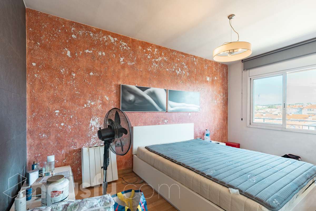 Housfy vende amplio piso ubicado en Rubí, el cuál consta de 94m2 útiles (verificados con la Dirección General de Catastro). Construido en el año: 1974. ÁTICO CON ENCANTO EN CAN ORIOL: UN MIRADOR PRIVILEGIADO CON VISTAS A MONTSERRAT Y AL TIBIDABO Una experiencia de vida diferente. Este ático en el barrio de Can Oriol, en Rubí, reúne ambas cosas, experiencia de vida diferente y características. Ubicado en una finca de tan solo dos vecinos, en una segunda planta sin ascensor, una característica que se ve recompensada por su luminosidad, privacidad y unas vistas panorámicas realmente privilegiadas. La vivienda está lista para entrar a vivir y cuenta con una distribución muy funcional: tres dormitorios, un vestidor, un baño completo y una práctica zona de lavadero, creando espacios pensados para disfrutar del día a día con comodidad. Uno de sus grandes protagonistas es su terraza de 20 m² orientada al sur, un espacio ideal para desayunar al sol, disfrutar de una comida al aire libre o simplemente desconectar contemplando el paisaje. Por su ubicación y características, este ático se convierte en una auténtica atalaya desde la que disfrutar de unas vistas privilegiadas al campo de golf de Sant Cugat, el Tibidabo y la montaña de Montserrat. Un horizonte abierto que permite contemplar tanto la salida del sol como los colores del ocaso, convirtiendo cada momento del día en algo especial. Todo ello en una zona que dispone de todos los servicios necesarios: comercios, supermercados, centros educativos, transporte público y demás equipamientos para el día a día. Además, cuenta con excelentes conexiones con Barcelona, situada aproximadamente a 20 minutos, y con un acceso a la C-16 a tan solo 3 minutos. Si buscas tranquilidad, privacidad, una terraza soleada y unas vistas que difícilmente encontrarás en otra vivienda, este ático puede ser tu próximo hogar. Un valor añadido que marca la diferencia: existe la posibilidad de adquirir también el local situado en la planta baja de la finca, ideal para habilitarlo como garaje con capacidad para varios vehículos y disponer, además, de un amplio espacio de almacenaje o trastero. Una oportunidad poco habitual para quienes buscan comodidad, espacio y soluciones de aparcamiento en una misma propiedad. Ven a descubrirlo. ¡Te sorprenderá! Distribución de estancias -Salón-comedor -3 Dormitorios -1 Baño -Cocina equipada Características específicas -Ascensor -Aire acondicionado -Calefacción -Terraza Zona y entorno Respecto a la ubicación, se sitúa en Rubí, municipio de Barcelona. Esta propiedad se encuentra cerca de transporte público, colegios, supermercados y farmacias. Aviso legal El precio de venta no incluye gastos de la compraventa como notaría, registro, impuestos, ni tampoco honorarios agencia. Esta publicación no es vinculante. Consulta siempre la nota simple con Housfy antes de formalizar la compraventa. Sobre nosotros Housfy es la plataforma integral de servicios inmobiliarios. Nuestra combinación de expertos y tecnología pone al alcance de todo el mundo servicios cómodos, claros y seguros. AICAT número: 7922. Nos encargamos de la gestión y asesoramiento de la compra. ¡Olvídate de todo! Hacemos los trámites por ti. Y, si además necesitas financiación, ponemos a tu disposición un bróker hipotecario para ayudarte a conseguir las mejores condiciones para tu perfil económico. ¿Quieres visitarla? Contacta con Housfy y agenda tu visita sin compromiso. Más información en: housfy.com En cumplimiento de la Ley 8/2026 en Cataluña, el certificado de presencia o ausencia de amianto se encuentra en proceso de tramitación.-19