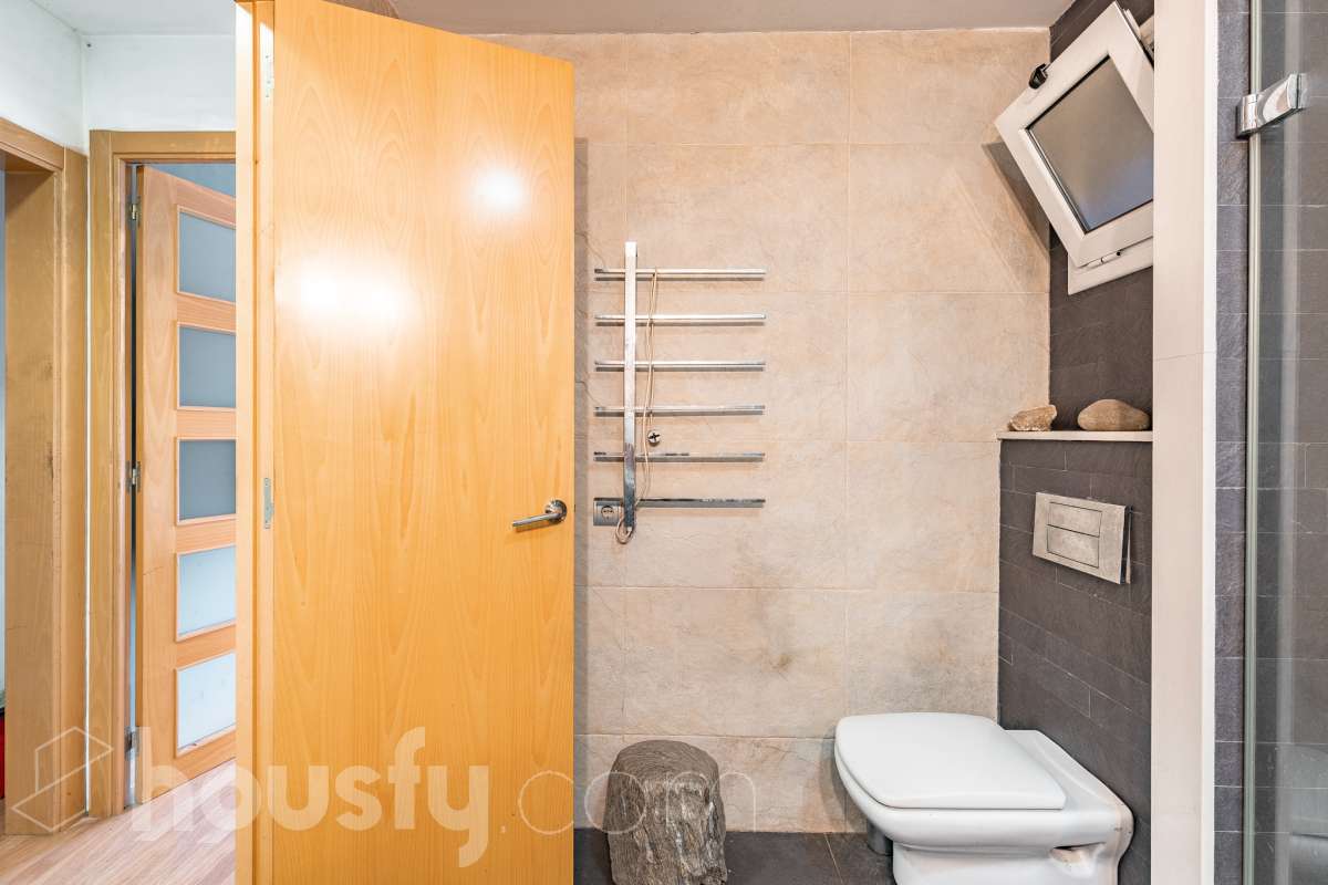 Housfy vende amplio piso ubicado en Rubí, el cuál consta de 94m2 útiles (verificados con la Dirección General de Catastro). Construido en el año: 1974. ÁTICO CON ENCANTO EN CAN ORIOL: UN MIRADOR PRIVILEGIADO CON VISTAS A MONTSERRAT Y AL TIBIDABO Una experiencia de vida diferente. Este ático en el barrio de Can Oriol, en Rubí, reúne ambas cosas, experiencia de vida diferente y características. Ubicado en una finca de tan solo dos vecinos, en una segunda planta sin ascensor, una característica que se ve recompensada por su luminosidad, privacidad y unas vistas panorámicas realmente privilegiadas. La vivienda está lista para entrar a vivir y cuenta con una distribución muy funcional: tres dormitorios, un vestidor, un baño completo y una práctica zona de lavadero, creando espacios pensados para disfrutar del día a día con comodidad. Uno de sus grandes protagonistas es su terraza de 20 m² orientada al sur, un espacio ideal para desayunar al sol, disfrutar de una comida al aire libre o simplemente desconectar contemplando el paisaje. Por su ubicación y características, este ático se convierte en una auténtica atalaya desde la que disfrutar de unas vistas privilegiadas al campo de golf de Sant Cugat, el Tibidabo y la montaña de Montserrat. Un horizonte abierto que permite contemplar tanto la salida del sol como los colores del ocaso, convirtiendo cada momento del día en algo especial. Todo ello en una zona que dispone de todos los servicios necesarios: comercios, supermercados, centros educativos, transporte público y demás equipamientos para el día a día. Además, cuenta con excelentes conexiones con Barcelona, situada aproximadamente a 20 minutos, y con un acceso a la C-16 a tan solo 3 minutos. Si buscas tranquilidad, privacidad, una terraza soleada y unas vistas que difícilmente encontrarás en otra vivienda, este ático puede ser tu próximo hogar. Un valor añadido que marca la diferencia: existe la posibilidad de adquirir también el local situado en la planta baja de la finca, ideal para habilitarlo como garaje con capacidad para varios vehículos y disponer, además, de un amplio espacio de almacenaje o trastero. Una oportunidad poco habitual para quienes buscan comodidad, espacio y soluciones de aparcamiento en una misma propiedad. Ven a descubrirlo. ¡Te sorprenderá! Distribución de estancias -Salón-comedor -3 Dormitorios -1 Baño -Cocina equipada Características específicas -Ascensor -Aire acondicionado -Calefacción -Terraza Zona y entorno Respecto a la ubicación, se sitúa en Rubí, municipio de Barcelona. Esta propiedad se encuentra cerca de transporte público, colegios, supermercados y farmacias. Aviso legal El precio de venta no incluye gastos de la compraventa como notaría, registro, impuestos, ni tampoco honorarios agencia. Esta publicación no es vinculante. Consulta siempre la nota simple con Housfy antes de formalizar la compraventa. Sobre nosotros Housfy es la plataforma integral de servicios inmobiliarios. Nuestra combinación de expertos y tecnología pone al alcance de todo el mundo servicios cómodos, claros y seguros. AICAT número: 7922. Nos encargamos de la gestión y asesoramiento de la compra. ¡Olvídate de todo! Hacemos los trámites por ti. Y, si además necesitas financiación, ponemos a tu disposición un bróker hipotecario para ayudarte a conseguir las mejores condiciones para tu perfil económico. ¿Quieres visitarla? Contacta con Housfy y agenda tu visita sin compromiso. Más información en: housfy.com En cumplimiento de la Ley 8/2026 en Cataluña, el certificado de presencia o ausencia de amianto se encuentra en proceso de tramitación.-34