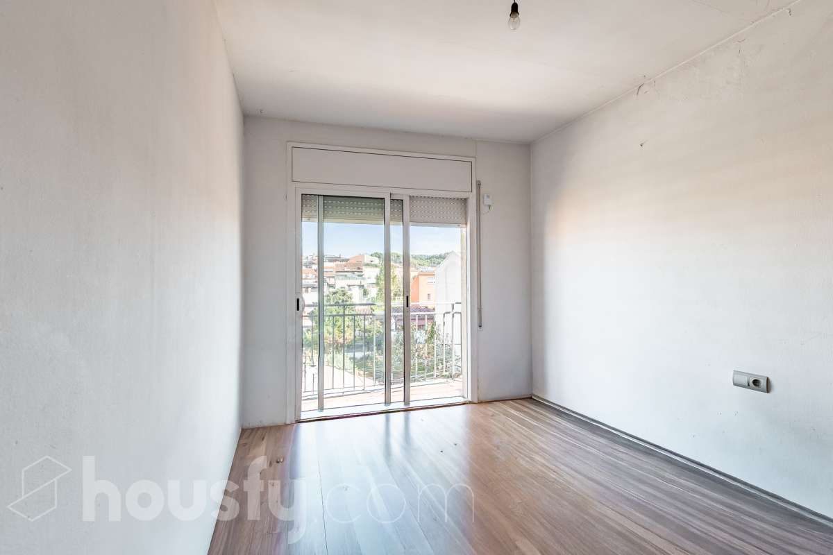 Housfy vende amplio piso ubicado en Rubí, el cuál consta de 94m2 útiles (verificados con la Dirección General de Catastro). Construido en el año: 1974. ÁTICO CON ENCANTO EN CAN ORIOL: UN MIRADOR PRIVILEGIADO CON VISTAS A MONTSERRAT Y AL TIBIDABO Una experiencia de vida diferente. Este ático en el barrio de Can Oriol, en Rubí, reúne ambas cosas, experiencia de vida diferente y características. Ubicado en una finca de tan solo dos vecinos, en una segunda planta sin ascensor, una característica que se ve recompensada por su luminosidad, privacidad y unas vistas panorámicas realmente privilegiadas. La vivienda está lista para entrar a vivir y cuenta con una distribución muy funcional: tres dormitorios, un vestidor, un baño completo y una práctica zona de lavadero, creando espacios pensados para disfrutar del día a día con comodidad. Uno de sus grandes protagonistas es su terraza de 20 m² orientada al sur, un espacio ideal para desayunar al sol, disfrutar de una comida al aire libre o simplemente desconectar contemplando el paisaje. Por su ubicación y características, este ático se convierte en una auténtica atalaya desde la que disfrutar de unas vistas privilegiadas al campo de golf de Sant Cugat, el Tibidabo y la montaña de Montserrat. Un horizonte abierto que permite contemplar tanto la salida del sol como los colores del ocaso, convirtiendo cada momento del día en algo especial. Todo ello en una zona que dispone de todos los servicios necesarios: comercios, supermercados, centros educativos, transporte público y demás equipamientos para el día a día. Además, cuenta con excelentes conexiones con Barcelona, situada aproximadamente a 20 minutos, y con un acceso a la C-16 a tan solo 3 minutos. Si buscas tranquilidad, privacidad, una terraza soleada y unas vistas que difícilmente encontrarás en otra vivienda, este ático puede ser tu próximo hogar. Un valor añadido que marca la diferencia: existe la posibilidad de adquirir también el local situado en la planta baja de la finca, ideal para habilitarlo como garaje con capacidad para varios vehículos y disponer, además, de un amplio espacio de almacenaje o trastero. Una oportunidad poco habitual para quienes buscan comodidad, espacio y soluciones de aparcamiento en una misma propiedad. Ven a descubrirlo. ¡Te sorprenderá! Distribución de estancias -Salón-comedor -3 Dormitorios -1 Baño -Cocina equipada Características específicas -Ascensor -Aire acondicionado -Calefacción -Terraza Zona y entorno Respecto a la ubicación, se sitúa en Rubí, municipio de Barcelona. Esta propiedad se encuentra cerca de transporte público, colegios, supermercados y farmacias. Aviso legal El precio de venta no incluye gastos de la compraventa como notaría, registro, impuestos, ni tampoco honorarios agencia. Esta publicación no es vinculante. Consulta siempre la nota simple con Housfy antes de formalizar la compraventa. Sobre nosotros Housfy es la plataforma integral de servicios inmobiliarios. Nuestra combinación de expertos y tecnología pone al alcance de todo el mundo servicios cómodos, claros y seguros. AICAT número: 7922. Nos encargamos de la gestión y asesoramiento de la compra. ¡Olvídate de todo! Hacemos los trámites por ti. Y, si además necesitas financiación, ponemos a tu disposición un bróker hipotecario para ayudarte a conseguir las mejores condiciones para tu perfil económico. ¿Quieres visitarla? Contacta con Housfy y agenda tu visita sin compromiso. Más información en: housfy.com En cumplimiento de la Ley 8/2026 en Cataluña, el certificado de presencia o ausencia de amianto se encuentra en proceso de tramitación.-26