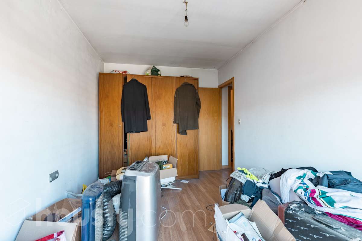 Housfy vende amplio piso ubicado en Rubí, el cuál consta de 94m2 útiles (verificados con la Dirección General de Catastro). Construido en el año: 1974. ÁTICO CON ENCANTO EN CAN ORIOL: UN MIRADOR PRIVILEGIADO CON VISTAS A MONTSERRAT Y AL TIBIDABO Una experiencia de vida diferente. Este ático en el barrio de Can Oriol, en Rubí, reúne ambas cosas, experiencia de vida diferente y características. Ubicado en una finca de tan solo dos vecinos, en una segunda planta sin ascensor, una característica que se ve recompensada por su luminosidad, privacidad y unas vistas panorámicas realmente privilegiadas. La vivienda está lista para entrar a vivir y cuenta con una distribución muy funcional: tres dormitorios, un vestidor, un baño completo y una práctica zona de lavadero, creando espacios pensados para disfrutar del día a día con comodidad. Uno de sus grandes protagonistas es su terraza de 20 m² orientada al sur, un espacio ideal para desayunar al sol, disfrutar de una comida al aire libre o simplemente desconectar contemplando el paisaje. Por su ubicación y características, este ático se convierte en una auténtica atalaya desde la que disfrutar de unas vistas privilegiadas al campo de golf de Sant Cugat, el Tibidabo y la montaña de Montserrat. Un horizonte abierto que permite contemplar tanto la salida del sol como los colores del ocaso, convirtiendo cada momento del día en algo especial. Todo ello en una zona que dispone de todos los servicios necesarios: comercios, supermercados, centros educativos, transporte público y demás equipamientos para el día a día. Además, cuenta con excelentes conexiones con Barcelona, situada aproximadamente a 20 minutos, y con un acceso a la C-16 a tan solo 3 minutos. Si buscas tranquilidad, privacidad, una terraza soleada y unas vistas que difícilmente encontrarás en otra vivienda, este ático puede ser tu próximo hogar. Un valor añadido que marca la diferencia: existe la posibilidad de adquirir también el local situado en la planta baja de la finca, ideal para habilitarlo como garaje con capacidad para varios vehículos y disponer, además, de un amplio espacio de almacenaje o trastero. Una oportunidad poco habitual para quienes buscan comodidad, espacio y soluciones de aparcamiento en una misma propiedad. Ven a descubrirlo. ¡Te sorprenderá! Distribución de estancias -Salón-comedor -3 Dormitorios -1 Baño -Cocina equipada Características específicas -Ascensor -Aire acondicionado -Calefacción -Terraza Zona y entorno Respecto a la ubicación, se sitúa en Rubí, municipio de Barcelona. Esta propiedad se encuentra cerca de transporte público, colegios, supermercados y farmacias. Aviso legal El precio de venta no incluye gastos de la compraventa como notaría, registro, impuestos, ni tampoco honorarios agencia. Esta publicación no es vinculante. Consulta siempre la nota simple con Housfy antes de formalizar la compraventa. Sobre nosotros Housfy es la plataforma integral de servicios inmobiliarios. Nuestra combinación de expertos y tecnología pone al alcance de todo el mundo servicios cómodos, claros y seguros. AICAT número: 7922. Nos encargamos de la gestión y asesoramiento de la compra. ¡Olvídate de todo! Hacemos los trámites por ti. Y, si además necesitas financiación, ponemos a tu disposición un bróker hipotecario para ayudarte a conseguir las mejores condiciones para tu perfil económico. ¿Quieres visitarla? Contacta con Housfy y agenda tu visita sin compromiso. Más información en: housfy.com En cumplimiento de la Ley 8/2026 en Cataluña, el certificado de presencia o ausencia de amianto se encuentra en proceso de tramitación.-31