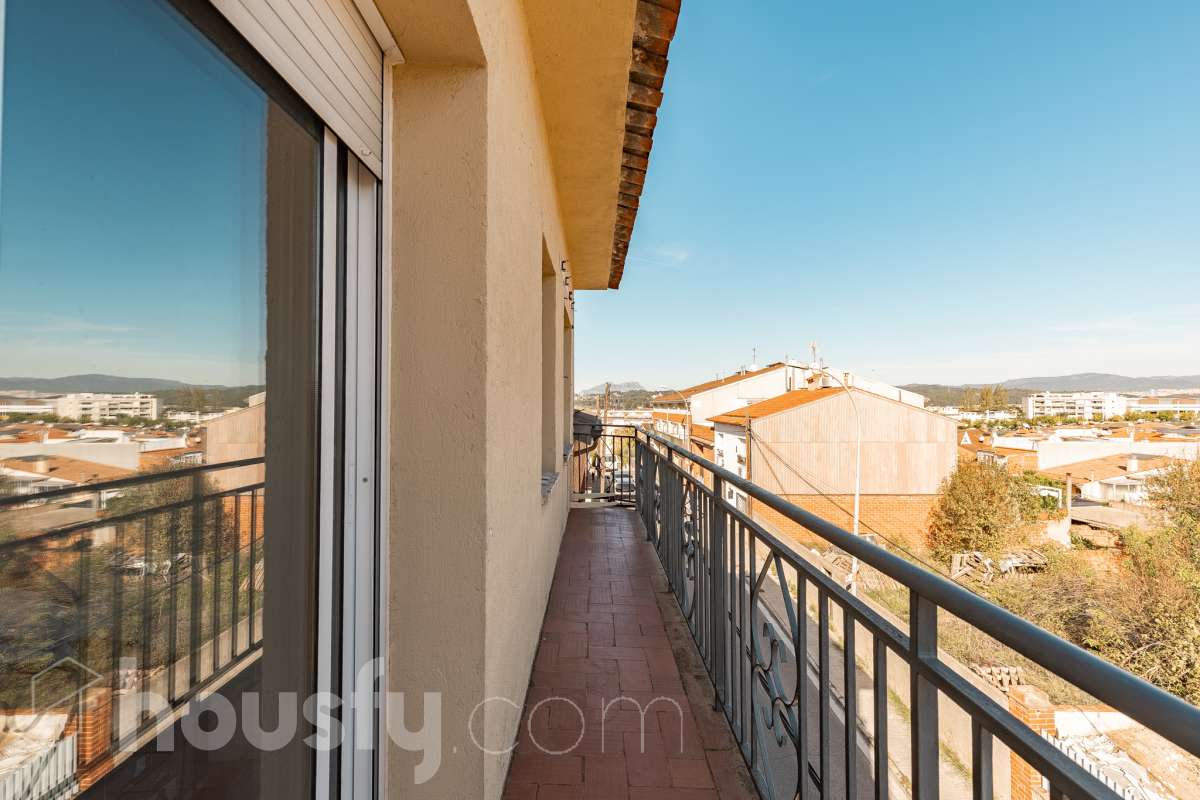 Housfy vende amplio piso ubicado en Rubí, el cuál consta de 94m2 útiles (verificados con la Dirección General de Catastro). Construido en el año: 1974. ÁTICO CON ENCANTO EN CAN ORIOL: UN MIRADOR PRIVILEGIADO CON VISTAS A MONTSERRAT Y AL TIBIDABO Una experiencia de vida diferente. Este ático en el barrio de Can Oriol, en Rubí, reúne ambas cosas, experiencia de vida diferente y características. Ubicado en una finca de tan solo dos vecinos, en una segunda planta sin ascensor, una característica que se ve recompensada por su luminosidad, privacidad y unas vistas panorámicas realmente privilegiadas. La vivienda está lista para entrar a vivir y cuenta con una distribución muy funcional: tres dormitorios, un vestidor, un baño completo y una práctica zona de lavadero, creando espacios pensados para disfrutar del día a día con comodidad. Uno de sus grandes protagonistas es su terraza de 20 m² orientada al sur, un espacio ideal para desayunar al sol, disfrutar de una comida al aire libre o simplemente desconectar contemplando el paisaje. Por su ubicación y características, este ático se convierte en una auténtica atalaya desde la que disfrutar de unas vistas privilegiadas al campo de golf de Sant Cugat, el Tibidabo y la montaña de Montserrat. Un horizonte abierto que permite contemplar tanto la salida del sol como los colores del ocaso, convirtiendo cada momento del día en algo especial. Todo ello en una zona que dispone de todos los servicios necesarios: comercios, supermercados, centros educativos, transporte público y demás equipamientos para el día a día. Además, cuenta con excelentes conexiones con Barcelona, situada aproximadamente a 20 minutos, y con un acceso a la C-16 a tan solo 3 minutos. Si buscas tranquilidad, privacidad, una terraza soleada y unas vistas que difícilmente encontrarás en otra vivienda, este ático puede ser tu próximo hogar. Un valor añadido que marca la diferencia: existe la posibilidad de adquirir también el local situado en la planta baja de la finca, ideal para habilitarlo como garaje con capacidad para varios vehículos y disponer, además, de un amplio espacio de almacenaje o trastero. Una oportunidad poco habitual para quienes buscan comodidad, espacio y soluciones de aparcamiento en una misma propiedad. Ven a descubrirlo. ¡Te sorprenderá! Distribución de estancias -Salón-comedor -3 Dormitorios -1 Baño -Cocina equipada Características específicas -Ascensor -Aire acondicionado -Calefacción -Terraza Zona y entorno Respecto a la ubicación, se sitúa en Rubí, municipio de Barcelona. Esta propiedad se encuentra cerca de transporte público, colegios, supermercados y farmacias. Aviso legal El precio de venta no incluye gastos de la compraventa como notaría, registro, impuestos, ni tampoco honorarios agencia. Esta publicación no es vinculante. Consulta siempre la nota simple con Housfy antes de formalizar la compraventa. Sobre nosotros Housfy es la plataforma integral de servicios inmobiliarios. Nuestra combinación de expertos y tecnología pone al alcance de todo el mundo servicios cómodos, claros y seguros. AICAT número: 7922. Nos encargamos de la gestión y asesoramiento de la compra. ¡Olvídate de todo! Hacemos los trámites por ti. Y, si además necesitas financiación, ponemos a tu disposición un bróker hipotecario para ayudarte a conseguir las mejores condiciones para tu perfil económico. ¿Quieres visitarla? Contacta con Housfy y agenda tu visita sin compromiso. Más información en: housfy.com En cumplimiento de la Ley 8/2026 en Cataluña, el certificado de presencia o ausencia de amianto se encuentra en proceso de tramitación.-12
