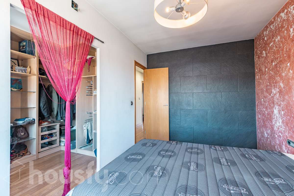 Housfy vende amplio piso ubicado en Rubí, el cuál consta de 94m2 útiles (verificados con la Dirección General de Catastro). Construido en el año: 1974. ÁTICO CON ENCANTO EN CAN ORIOL: UN MIRADOR PRIVILEGIADO CON VISTAS A MONTSERRAT Y AL TIBIDABO Una experiencia de vida diferente. Este ático en el barrio de Can Oriol, en Rubí, reúne ambas cosas, experiencia de vida diferente y características. Ubicado en una finca de tan solo dos vecinos, en una segunda planta sin ascensor, una característica que se ve recompensada por su luminosidad, privacidad y unas vistas panorámicas realmente privilegiadas. La vivienda está lista para entrar a vivir y cuenta con una distribución muy funcional: tres dormitorios, un vestidor, un baño completo y una práctica zona de lavadero, creando espacios pensados para disfrutar del día a día con comodidad. Uno de sus grandes protagonistas es su terraza de 20 m² orientada al sur, un espacio ideal para desayunar al sol, disfrutar de una comida al aire libre o simplemente desconectar contemplando el paisaje. Por su ubicación y características, este ático se convierte en una auténtica atalaya desde la que disfrutar de unas vistas privilegiadas al campo de golf de Sant Cugat, el Tibidabo y la montaña de Montserrat. Un horizonte abierto que permite contemplar tanto la salida del sol como los colores del ocaso, convirtiendo cada momento del día en algo especial. Todo ello en una zona que dispone de todos los servicios necesarios: comercios, supermercados, centros educativos, transporte público y demás equipamientos para el día a día. Además, cuenta con excelentes conexiones con Barcelona, situada aproximadamente a 20 minutos, y con un acceso a la C-16 a tan solo 3 minutos. Si buscas tranquilidad, privacidad, una terraza soleada y unas vistas que difícilmente encontrarás en otra vivienda, este ático puede ser tu próximo hogar. Un valor añadido que marca la diferencia: existe la posibilidad de adquirir también el local situado en la planta baja de la finca, ideal para habilitarlo como garaje con capacidad para varios vehículos y disponer, además, de un amplio espacio de almacenaje o trastero. Una oportunidad poco habitual para quienes buscan comodidad, espacio y soluciones de aparcamiento en una misma propiedad. Ven a descubrirlo. ¡Te sorprenderá! Distribución de estancias -Salón-comedor -3 Dormitorios -1 Baño -Cocina equipada Características específicas -Ascensor -Aire acondicionado -Calefacción -Terraza Zona y entorno Respecto a la ubicación, se sitúa en Rubí, municipio de Barcelona. Esta propiedad se encuentra cerca de transporte público, colegios, supermercados y farmacias. Aviso legal El precio de venta no incluye gastos de la compraventa como notaría, registro, impuestos, ni tampoco honorarios agencia. Esta publicación no es vinculante. Consulta siempre la nota simple con Housfy antes de formalizar la compraventa. Sobre nosotros Housfy es la plataforma integral de servicios inmobiliarios. Nuestra combinación de expertos y tecnología pone al alcance de todo el mundo servicios cómodos, claros y seguros. AICAT número: 7922. Nos encargamos de la gestión y asesoramiento de la compra. ¡Olvídate de todo! Hacemos los trámites por ti. Y, si además necesitas financiación, ponemos a tu disposición un bróker hipotecario para ayudarte a conseguir las mejores condiciones para tu perfil económico. ¿Quieres visitarla? Contacta con Housfy y agenda tu visita sin compromiso. Más información en: housfy.com En cumplimiento de la Ley 8/2026 en Cataluña, el certificado de presencia o ausencia de amianto se encuentra en proceso de tramitación.-24