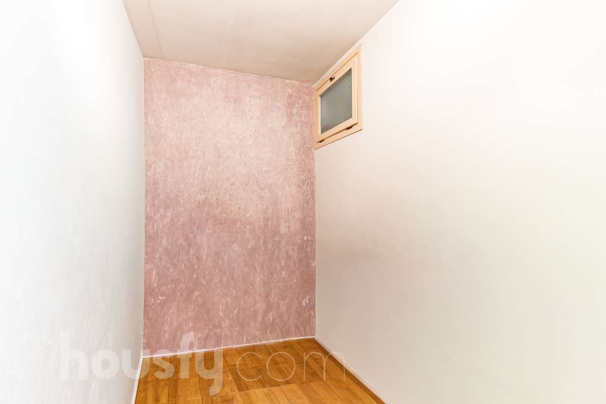 Housfy vende amplio piso ubicado en Rubí, el cuál consta de 94m2 útiles (verificados con la Dirección General de Catastro). Construido en el año: 1974. ÁTICO CON ENCANTO EN CAN ORIOL: UN MIRADOR PRIVILEGIADO CON VISTAS A MONTSERRAT Y AL TIBIDABO Una experiencia de vida diferente. Este ático en el barrio de Can Oriol, en Rubí, reúne ambas cosas, experiencia de vida diferente y características. Ubicado en una finca de tan solo dos vecinos, en una segunda planta sin ascensor, una característica que se ve recompensada por su luminosidad, privacidad y unas vistas panorámicas realmente privilegiadas. La vivienda está lista para entrar a vivir y cuenta con una distribución muy funcional: tres dormitorios, un vestidor, un baño completo y una práctica zona de lavadero, creando espacios pensados para disfrutar del día a día con comodidad. Uno de sus grandes protagonistas es su terraza de 20 m² orientada al sur, un espacio ideal para desayunar al sol, disfrutar de una comida al aire libre o simplemente desconectar contemplando el paisaje. Por su ubicación y características, este ático se convierte en una auténtica atalaya desde la que disfrutar de unas vistas privilegiadas al campo de golf de Sant Cugat, el Tibidabo y la montaña de Montserrat. Un horizonte abierto que permite contemplar tanto la salida del sol como los colores del ocaso, convirtiendo cada momento del día en algo especial. Todo ello en una zona que dispone de todos los servicios necesarios: comercios, supermercados, centros educativos, transporte público y demás equipamientos para el día a día. Además, cuenta con excelentes conexiones con Barcelona, situada aproximadamente a 20 minutos, y con un acceso a la C-16 a tan solo 3 minutos. Si buscas tranquilidad, privacidad, una terraza soleada y unas vistas que difícilmente encontrarás en otra vivienda, este ático puede ser tu próximo hogar. Un valor añadido que marca la diferencia: existe la posibilidad de adquirir también el local situado en la planta baja de la finca, ideal para habilitarlo como garaje con capacidad para varios vehículos y disponer, además, de un amplio espacio de almacenaje o trastero. Una oportunidad poco habitual para quienes buscan comodidad, espacio y soluciones de aparcamiento en una misma propiedad. Ven a descubrirlo. ¡Te sorprenderá! Distribución de estancias -Salón-comedor -3 Dormitorios -1 Baño -Cocina equipada Características específicas -Ascensor -Aire acondicionado -Calefacción -Terraza Zona y entorno Respecto a la ubicación, se sitúa en Rubí, municipio de Barcelona. Esta propiedad se encuentra cerca de transporte público, colegios, supermercados y farmacias. Aviso legal El precio de venta no incluye gastos de la compraventa como notaría, registro, impuestos, ni tampoco honorarios agencia. Esta publicación no es vinculante. Consulta siempre la nota simple con Housfy antes de formalizar la compraventa. Sobre nosotros Housfy es la plataforma integral de servicios inmobiliarios. Nuestra combinación de expertos y tecnología pone al alcance de todo el mundo servicios cómodos, claros y seguros. AICAT número: 7922. Nos encargamos de la gestión y asesoramiento de la compra. ¡Olvídate de todo! Hacemos los trámites por ti. Y, si además necesitas financiación, ponemos a tu disposición un bróker hipotecario para ayudarte a conseguir las mejores condiciones para tu perfil económico. ¿Quieres visitarla? Contacta con Housfy y agenda tu visita sin compromiso. Más información en: housfy.com En cumplimiento de la Ley 8/2026 en Cataluña, el certificado de presencia o ausencia de amianto se encuentra en proceso de tramitación.-29