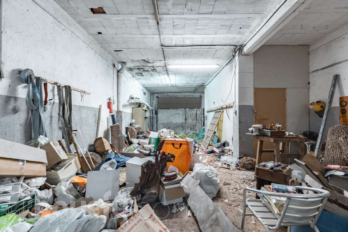 Housfy vende amplio piso ubicado en Rubí, el cuál consta de 94m2 útiles (verificados con la Dirección General de Catastro). Construido en el año: 1974. ÁTICO CON ENCANTO EN CAN ORIOL: UN MIRADOR PRIVILEGIADO CON VISTAS A MONTSERRAT Y AL TIBIDABO Una experiencia de vida diferente. Este ático en el barrio de Can Oriol, en Rubí, reúne ambas cosas, experiencia de vida diferente y características. Ubicado en una finca de tan solo dos vecinos, en una segunda planta sin ascensor, una característica que se ve recompensada por su luminosidad, privacidad y unas vistas panorámicas realmente privilegiadas. La vivienda está lista para entrar a vivir y cuenta con una distribución muy funcional: tres dormitorios, un vestidor, un baño completo y una práctica zona de lavadero, creando espacios pensados para disfrutar del día a día con comodidad. Uno de sus grandes protagonistas es su terraza de 20 m² orientada al sur, un espacio ideal para desayunar al sol, disfrutar de una comida al aire libre o simplemente desconectar contemplando el paisaje. Por su ubicación y características, este ático se convierte en una auténtica atalaya desde la que disfrutar de unas vistas privilegiadas al campo de golf de Sant Cugat, el Tibidabo y la montaña de Montserrat. Un horizonte abierto que permite contemplar tanto la salida del sol como los colores del ocaso, convirtiendo cada momento del día en algo especial. Todo ello en una zona que dispone de todos los servicios necesarios: comercios, supermercados, centros educativos, transporte público y demás equipamientos para el día a día. Además, cuenta con excelentes conexiones con Barcelona, situada aproximadamente a 20 minutos, y con un acceso a la C-16 a tan solo 3 minutos. Si buscas tranquilidad, privacidad, una terraza soleada y unas vistas que difícilmente encontrarás en otra vivienda, este ático puede ser tu próximo hogar. Un valor añadido que marca la diferencia: existe la posibilidad de adquirir también el local situado en la planta baja de la finca, ideal para habilitarlo como garaje con capacidad para varios vehículos y disponer, además, de un amplio espacio de almacenaje o trastero. Una oportunidad poco habitual para quienes buscan comodidad, espacio y soluciones de aparcamiento en una misma propiedad. Ven a descubrirlo. ¡Te sorprenderá! Distribución de estancias -Salón-comedor -3 Dormitorios -1 Baño -Cocina equipada Características específicas -Ascensor -Aire acondicionado -Calefacción -Terraza Zona y entorno Respecto a la ubicación, se sitúa en Rubí, municipio de Barcelona. Esta propiedad se encuentra cerca de transporte público, colegios, supermercados y farmacias. Aviso legal El precio de venta no incluye gastos de la compraventa como notaría, registro, impuestos, ni tampoco honorarios agencia. Esta publicación no es vinculante. Consulta siempre la nota simple con Housfy antes de formalizar la compraventa. Sobre nosotros Housfy es la plataforma integral de servicios inmobiliarios. Nuestra combinación de expertos y tecnología pone al alcance de todo el mundo servicios cómodos, claros y seguros. AICAT número: 7922. Nos encargamos de la gestión y asesoramiento de la compra. ¡Olvídate de todo! Hacemos los trámites por ti. Y, si además necesitas financiación, ponemos a tu disposición un bróker hipotecario para ayudarte a conseguir las mejores condiciones para tu perfil económico. ¿Quieres visitarla? Contacta con Housfy y agenda tu visita sin compromiso. Más información en: housfy.com En cumplimiento de la Ley 8/2026 en Cataluña, el certificado de presencia o ausencia de amianto se encuentra en proceso de tramitación.-49