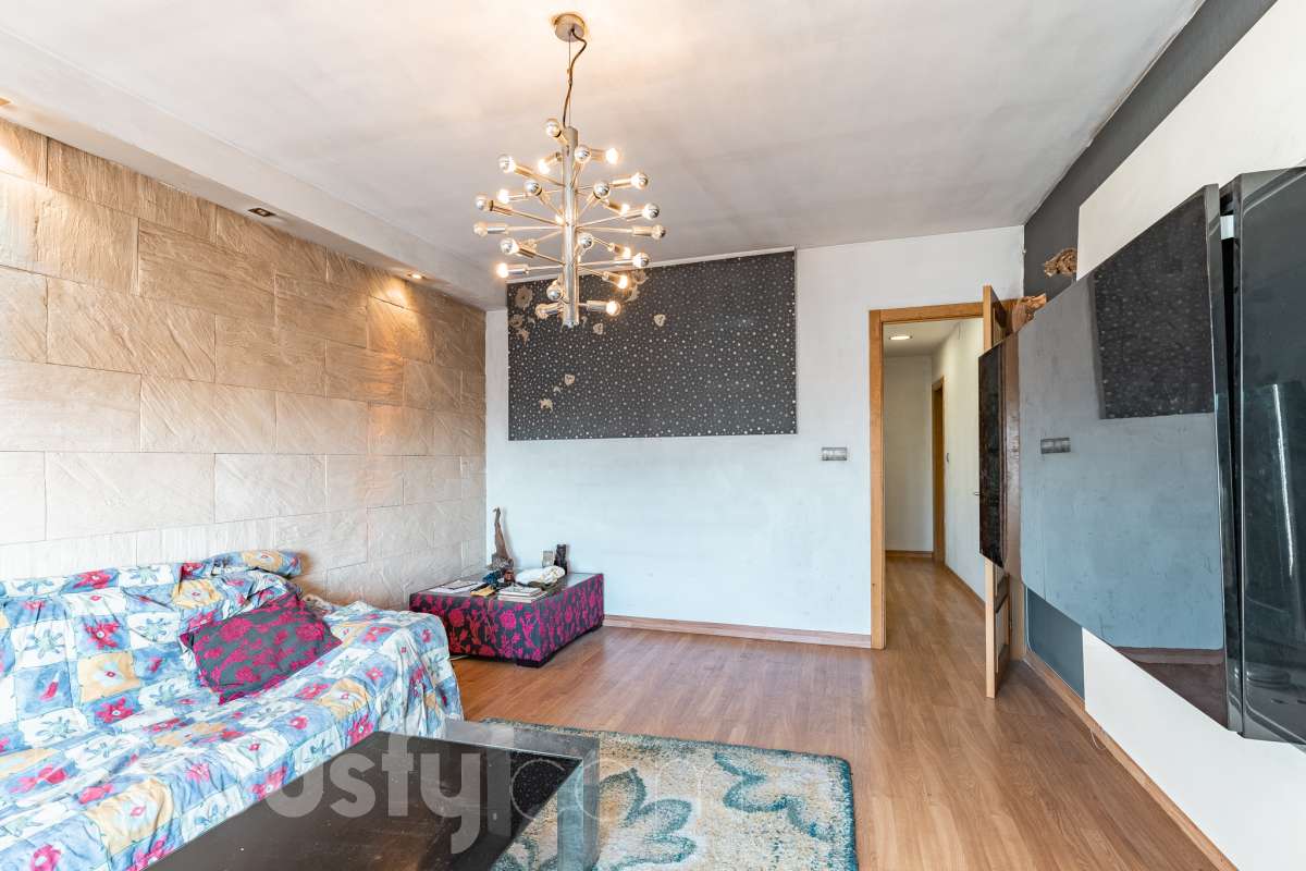 Housfy vende amplio piso ubicado en Rubí, el cuál consta de 94m2 útiles (verificados con la Dirección General de Catastro). Construido en el año: 1974. ÁTICO CON ENCANTO EN CAN ORIOL: UN MIRADOR PRIVILEGIADO CON VISTAS A MONTSERRAT Y AL TIBIDABO Una experiencia de vida diferente. Este ático en el barrio de Can Oriol, en Rubí, reúne ambas cosas, experiencia de vida diferente y características. Ubicado en una finca de tan solo dos vecinos, en una segunda planta sin ascensor, una característica que se ve recompensada por su luminosidad, privacidad y unas vistas panorámicas realmente privilegiadas. La vivienda está lista para entrar a vivir y cuenta con una distribución muy funcional: tres dormitorios, un vestidor, un baño completo y una práctica zona de lavadero, creando espacios pensados para disfrutar del día a día con comodidad. Uno de sus grandes protagonistas es su terraza de 20 m² orientada al sur, un espacio ideal para desayunar al sol, disfrutar de una comida al aire libre o simplemente desconectar contemplando el paisaje. Por su ubicación y características, este ático se convierte en una auténtica atalaya desde la que disfrutar de unas vistas privilegiadas al campo de golf de Sant Cugat, el Tibidabo y la montaña de Montserrat. Un horizonte abierto que permite contemplar tanto la salida del sol como los colores del ocaso, convirtiendo cada momento del día en algo especial. Todo ello en una zona que dispone de todos los servicios necesarios: comercios, supermercados, centros educativos, transporte público y demás equipamientos para el día a día. Además, cuenta con excelentes conexiones con Barcelona, situada aproximadamente a 20 minutos, y con un acceso a la C-16 a tan solo 3 minutos. Si buscas tranquilidad, privacidad, una terraza soleada y unas vistas que difícilmente encontrarás en otra vivienda, este ático puede ser tu próximo hogar. Un valor añadido que marca la diferencia: existe la posibilidad de adquirir también el local situado en la planta baja de la finca, ideal para habilitarlo como garaje con capacidad para varios vehículos y disponer, además, de un amplio espacio de almacenaje o trastero. Una oportunidad poco habitual para quienes buscan comodidad, espacio y soluciones de aparcamiento en una misma propiedad. Ven a descubrirlo. ¡Te sorprenderá! Distribución de estancias -Salón-comedor -3 Dormitorios -1 Baño -Cocina equipada Características específicas -Ascensor -Aire acondicionado -Calefacción -Terraza Zona y entorno Respecto a la ubicación, se sitúa en Rubí, municipio de Barcelona. Esta propiedad se encuentra cerca de transporte público, colegios, supermercados y farmacias. Aviso legal El precio de venta no incluye gastos de la compraventa como notaría, registro, impuestos, ni tampoco honorarios agencia. Esta publicación no es vinculante. Consulta siempre la nota simple con Housfy antes de formalizar la compraventa. Sobre nosotros Housfy es la plataforma integral de servicios inmobiliarios. Nuestra combinación de expertos y tecnología pone al alcance de todo el mundo servicios cómodos, claros y seguros. AICAT número: 7922. Nos encargamos de la gestión y asesoramiento de la compra. ¡Olvídate de todo! Hacemos los trámites por ti. Y, si además necesitas financiación, ponemos a tu disposición un bróker hipotecario para ayudarte a conseguir las mejores condiciones para tu perfil económico. ¿Quieres visitarla? Contacta con Housfy y agenda tu visita sin compromiso. Más información en: housfy.com En cumplimiento de la Ley 8/2026 en Cataluña, el certificado de presencia o ausencia de amianto se encuentra en proceso de tramitación.-6