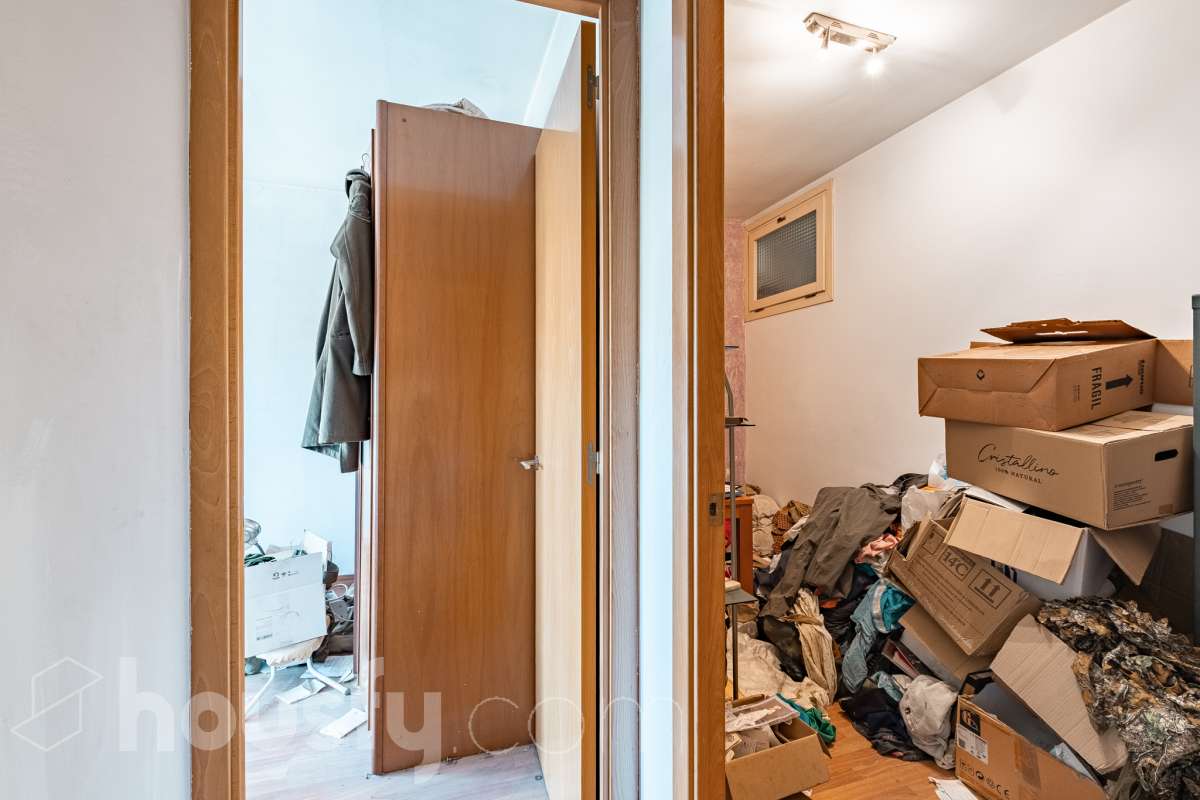 Housfy vende amplio piso ubicado en Rubí, el cuál consta de 94m2 útiles (verificados con la Dirección General de Catastro). Construido en el año: 1974. ÁTICO CON ENCANTO EN CAN ORIOL: UN MIRADOR PRIVILEGIADO CON VISTAS A MONTSERRAT Y AL TIBIDABO Una experiencia de vida diferente. Este ático en el barrio de Can Oriol, en Rubí, reúne ambas cosas, experiencia de vida diferente y características. Ubicado en una finca de tan solo dos vecinos, en una segunda planta sin ascensor, una característica que se ve recompensada por su luminosidad, privacidad y unas vistas panorámicas realmente privilegiadas. La vivienda está lista para entrar a vivir y cuenta con una distribución muy funcional: tres dormitorios, un vestidor, un baño completo y una práctica zona de lavadero, creando espacios pensados para disfrutar del día a día con comodidad. Uno de sus grandes protagonistas es su terraza de 20 m² orientada al sur, un espacio ideal para desayunar al sol, disfrutar de una comida al aire libre o simplemente desconectar contemplando el paisaje. Por su ubicación y características, este ático se convierte en una auténtica atalaya desde la que disfrutar de unas vistas privilegiadas al campo de golf de Sant Cugat, el Tibidabo y la montaña de Montserrat. Un horizonte abierto que permite contemplar tanto la salida del sol como los colores del ocaso, convirtiendo cada momento del día en algo especial. Todo ello en una zona que dispone de todos los servicios necesarios: comercios, supermercados, centros educativos, transporte público y demás equipamientos para el día a día. Además, cuenta con excelentes conexiones con Barcelona, situada aproximadamente a 20 minutos, y con un acceso a la C-16 a tan solo 3 minutos. Si buscas tranquilidad, privacidad, una terraza soleada y unas vistas que difícilmente encontrarás en otra vivienda, este ático puede ser tu próximo hogar. Un valor añadido que marca la diferencia: existe la posibilidad de adquirir también el local situado en la planta baja de la finca, ideal para habilitarlo como garaje con capacidad para varios vehículos y disponer, además, de un amplio espacio de almacenaje o trastero. Una oportunidad poco habitual para quienes buscan comodidad, espacio y soluciones de aparcamiento en una misma propiedad. Ven a descubrirlo. ¡Te sorprenderá! Distribución de estancias -Salón-comedor -3 Dormitorios -1 Baño -Cocina equipada Características específicas -Ascensor -Aire acondicionado -Calefacción -Terraza Zona y entorno Respecto a la ubicación, se sitúa en Rubí, municipio de Barcelona. Esta propiedad se encuentra cerca de transporte público, colegios, supermercados y farmacias. Aviso legal El precio de venta no incluye gastos de la compraventa como notaría, registro, impuestos, ni tampoco honorarios agencia. Esta publicación no es vinculante. Consulta siempre la nota simple con Housfy antes de formalizar la compraventa. Sobre nosotros Housfy es la plataforma integral de servicios inmobiliarios. Nuestra combinación de expertos y tecnología pone al alcance de todo el mundo servicios cómodos, claros y seguros. AICAT número: 7922. Nos encargamos de la gestión y asesoramiento de la compra. ¡Olvídate de todo! Hacemos los trámites por ti. Y, si además necesitas financiación, ponemos a tu disposición un bróker hipotecario para ayudarte a conseguir las mejores condiciones para tu perfil económico. ¿Quieres visitarla? Contacta con Housfy y agenda tu visita sin compromiso. Más información en: housfy.com En cumplimiento de la Ley 8/2026 en Cataluña, el certificado de presencia o ausencia de amianto se encuentra en proceso de tramitación.-40