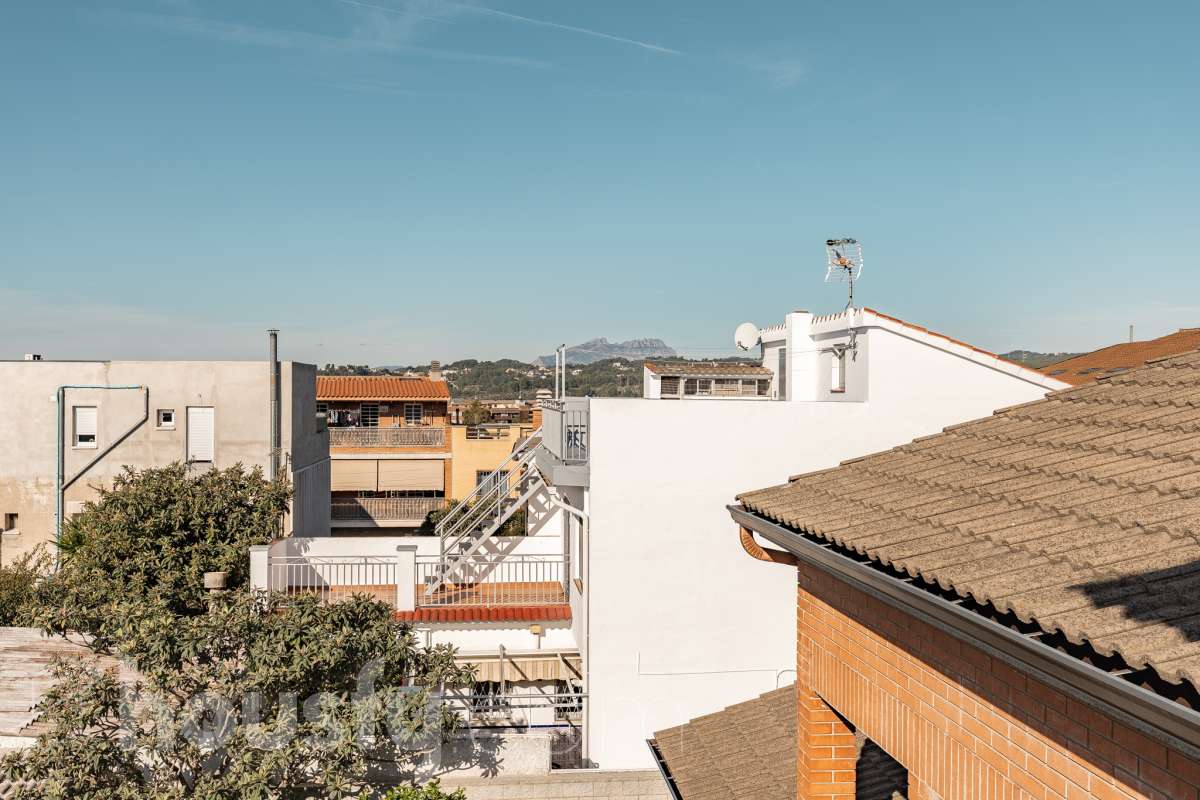 Housfy vende amplio piso ubicado en Rubí, el cuál consta de 94m2 útiles (verificados con la Dirección General de Catastro). Construido en el año: 1974. ÁTICO CON ENCANTO EN CAN ORIOL: UN MIRADOR PRIVILEGIADO CON VISTAS A MONTSERRAT Y AL TIBIDABO Una experiencia de vida diferente. Este ático en el barrio de Can Oriol, en Rubí, reúne ambas cosas, experiencia de vida diferente y características. Ubicado en una finca de tan solo dos vecinos, en una segunda planta sin ascensor, una característica que se ve recompensada por su luminosidad, privacidad y unas vistas panorámicas realmente privilegiadas. La vivienda está lista para entrar a vivir y cuenta con una distribución muy funcional: tres dormitorios, un vestidor, un baño completo y una práctica zona de lavadero, creando espacios pensados para disfrutar del día a día con comodidad. Uno de sus grandes protagonistas es su terraza de 20 m² orientada al sur, un espacio ideal para desayunar al sol, disfrutar de una comida al aire libre o simplemente desconectar contemplando el paisaje. Por su ubicación y características, este ático se convierte en una auténtica atalaya desde la que disfrutar de unas vistas privilegiadas al campo de golf de Sant Cugat, el Tibidabo y la montaña de Montserrat. Un horizonte abierto que permite contemplar tanto la salida del sol como los colores del ocaso, convirtiendo cada momento del día en algo especial. Todo ello en una zona que dispone de todos los servicios necesarios: comercios, supermercados, centros educativos, transporte público y demás equipamientos para el día a día. Además, cuenta con excelentes conexiones con Barcelona, situada aproximadamente a 20 minutos, y con un acceso a la C-16 a tan solo 3 minutos. Si buscas tranquilidad, privacidad, una terraza soleada y unas vistas que difícilmente encontrarás en otra vivienda, este ático puede ser tu próximo hogar. Un valor añadido que marca la diferencia: existe la posibilidad de adquirir también el local situado en la planta baja de la finca, ideal para habilitarlo como garaje con capacidad para varios vehículos y disponer, además, de un amplio espacio de almacenaje o trastero. Una oportunidad poco habitual para quienes buscan comodidad, espacio y soluciones de aparcamiento en una misma propiedad. Ven a descubrirlo. ¡Te sorprenderá! Distribución de estancias -Salón-comedor -3 Dormitorios -1 Baño -Cocina equipada Características específicas -Ascensor -Aire acondicionado -Calefacción -Terraza Zona y entorno Respecto a la ubicación, se sitúa en Rubí, municipio de Barcelona. Esta propiedad se encuentra cerca de transporte público, colegios, supermercados y farmacias. Aviso legal El precio de venta no incluye gastos de la compraventa como notaría, registro, impuestos, ni tampoco honorarios agencia. Esta publicación no es vinculante. Consulta siempre la nota simple con Housfy antes de formalizar la compraventa. Sobre nosotros Housfy es la plataforma integral de servicios inmobiliarios. Nuestra combinación de expertos y tecnología pone al alcance de todo el mundo servicios cómodos, claros y seguros. AICAT número: 7922. Nos encargamos de la gestión y asesoramiento de la compra. ¡Olvídate de todo! Hacemos los trámites por ti. Y, si además necesitas financiación, ponemos a tu disposición un bróker hipotecario para ayudarte a conseguir las mejores condiciones para tu perfil económico. ¿Quieres visitarla? Contacta con Housfy y agenda tu visita sin compromiso. Más información en: housfy.com En cumplimiento de la Ley 8/2026 en Cataluña, el certificado de presencia o ausencia de amianto se encuentra en proceso de tramitación.-37