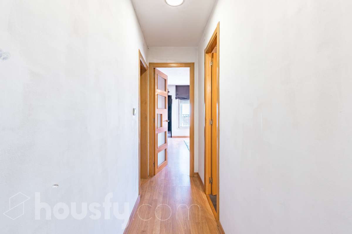 Housfy vende amplio piso ubicado en Rubí, el cuál consta de 94m2 útiles (verificados con la Dirección General de Catastro). Construido en el año: 1974. ÁTICO CON ENCANTO EN CAN ORIOL: UN MIRADOR PRIVILEGIADO CON VISTAS A MONTSERRAT Y AL TIBIDABO Una experiencia de vida diferente. Este ático en el barrio de Can Oriol, en Rubí, reúne ambas cosas, experiencia de vida diferente y características. Ubicado en una finca de tan solo dos vecinos, en una segunda planta sin ascensor, una característica que se ve recompensada por su luminosidad, privacidad y unas vistas panorámicas realmente privilegiadas. La vivienda está lista para entrar a vivir y cuenta con una distribución muy funcional: tres dormitorios, un vestidor, un baño completo y una práctica zona de lavadero, creando espacios pensados para disfrutar del día a día con comodidad. Uno de sus grandes protagonistas es su terraza de 20 m² orientada al sur, un espacio ideal para desayunar al sol, disfrutar de una comida al aire libre o simplemente desconectar contemplando el paisaje. Por su ubicación y características, este ático se convierte en una auténtica atalaya desde la que disfrutar de unas vistas privilegiadas al campo de golf de Sant Cugat, el Tibidabo y la montaña de Montserrat. Un horizonte abierto que permite contemplar tanto la salida del sol como los colores del ocaso, convirtiendo cada momento del día en algo especial. Todo ello en una zona que dispone de todos los servicios necesarios: comercios, supermercados, centros educativos, transporte público y demás equipamientos para el día a día. Además, cuenta con excelentes conexiones con Barcelona, situada aproximadamente a 20 minutos, y con un acceso a la C-16 a tan solo 3 minutos. Si buscas tranquilidad, privacidad, una terraza soleada y unas vistas que difícilmente encontrarás en otra vivienda, este ático puede ser tu próximo hogar. Un valor añadido que marca la diferencia: existe la posibilidad de adquirir también el local situado en la planta baja de la finca, ideal para habilitarlo como garaje con capacidad para varios vehículos y disponer, además, de un amplio espacio de almacenaje o trastero. Una oportunidad poco habitual para quienes buscan comodidad, espacio y soluciones de aparcamiento en una misma propiedad. Ven a descubrirlo. ¡Te sorprenderá! Distribución de estancias -Salón-comedor -3 Dormitorios -1 Baño -Cocina equipada Características específicas -Ascensor -Aire acondicionado -Calefacción -Terraza Zona y entorno Respecto a la ubicación, se sitúa en Rubí, municipio de Barcelona. Esta propiedad se encuentra cerca de transporte público, colegios, supermercados y farmacias. Aviso legal El precio de venta no incluye gastos de la compraventa como notaría, registro, impuestos, ni tampoco honorarios agencia. Esta publicación no es vinculante. Consulta siempre la nota simple con Housfy antes de formalizar la compraventa. Sobre nosotros Housfy es la plataforma integral de servicios inmobiliarios. Nuestra combinación de expertos y tecnología pone al alcance de todo el mundo servicios cómodos, claros y seguros. AICAT número: 7922. Nos encargamos de la gestión y asesoramiento de la compra. ¡Olvídate de todo! Hacemos los trámites por ti. Y, si además necesitas financiación, ponemos a tu disposición un bróker hipotecario para ayudarte a conseguir las mejores condiciones para tu perfil económico. ¿Quieres visitarla? Contacta con Housfy y agenda tu visita sin compromiso. Más información en: housfy.com En cumplimiento de la Ley 8/2026 en Cataluña, el certificado de presencia o ausencia de amianto se encuentra en proceso de tramitación.-43