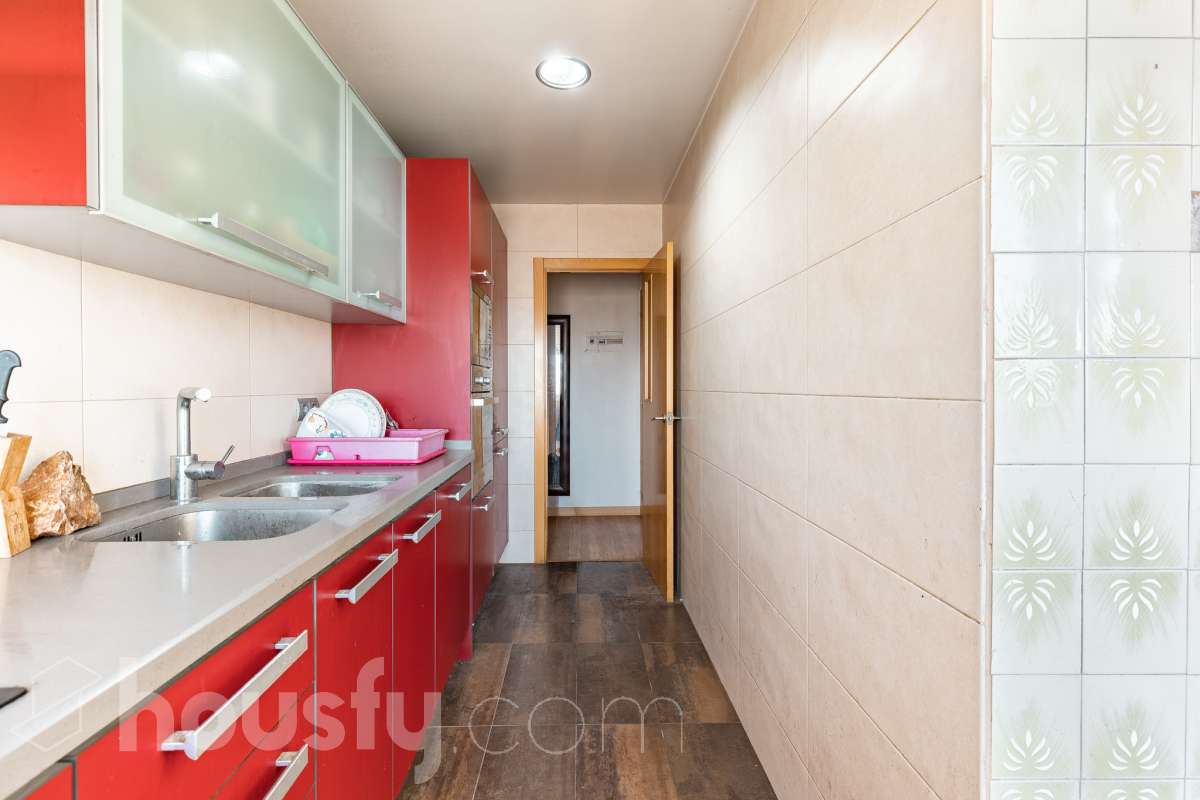 Housfy vende amplio piso ubicado en Rubí, el cuál consta de 94m2 útiles (verificados con la Dirección General de Catastro). Construido en el año: 1974. ÁTICO CON ENCANTO EN CAN ORIOL: UN MIRADOR PRIVILEGIADO CON VISTAS A MONTSERRAT Y AL TIBIDABO Una experiencia de vida diferente. Este ático en el barrio de Can Oriol, en Rubí, reúne ambas cosas, experiencia de vida diferente y características. Ubicado en una finca de tan solo dos vecinos, en una segunda planta sin ascensor, una característica que se ve recompensada por su luminosidad, privacidad y unas vistas panorámicas realmente privilegiadas. La vivienda está lista para entrar a vivir y cuenta con una distribución muy funcional: tres dormitorios, un vestidor, un baño completo y una práctica zona de lavadero, creando espacios pensados para disfrutar del día a día con comodidad. Uno de sus grandes protagonistas es su terraza de 20 m² orientada al sur, un espacio ideal para desayunar al sol, disfrutar de una comida al aire libre o simplemente desconectar contemplando el paisaje. Por su ubicación y características, este ático se convierte en una auténtica atalaya desde la que disfrutar de unas vistas privilegiadas al campo de golf de Sant Cugat, el Tibidabo y la montaña de Montserrat. Un horizonte abierto que permite contemplar tanto la salida del sol como los colores del ocaso, convirtiendo cada momento del día en algo especial. Todo ello en una zona que dispone de todos los servicios necesarios: comercios, supermercados, centros educativos, transporte público y demás equipamientos para el día a día. Además, cuenta con excelentes conexiones con Barcelona, situada aproximadamente a 20 minutos, y con un acceso a la C-16 a tan solo 3 minutos. Si buscas tranquilidad, privacidad, una terraza soleada y unas vistas que difícilmente encontrarás en otra vivienda, este ático puede ser tu próximo hogar. Un valor añadido que marca la diferencia: existe la posibilidad de adquirir también el local situado en la planta baja de la finca, ideal para habilitarlo como garaje con capacidad para varios vehículos y disponer, además, de un amplio espacio de almacenaje o trastero. Una oportunidad poco habitual para quienes buscan comodidad, espacio y soluciones de aparcamiento en una misma propiedad. Ven a descubrirlo. ¡Te sorprenderá! Distribución de estancias -Salón-comedor -3 Dormitorios -1 Baño -Cocina equipada Características específicas -Ascensor -Aire acondicionado -Calefacción -Terraza Zona y entorno Respecto a la ubicación, se sitúa en Rubí, municipio de Barcelona. Esta propiedad se encuentra cerca de transporte público, colegios, supermercados y farmacias. Aviso legal El precio de venta no incluye gastos de la compraventa como notaría, registro, impuestos, ni tampoco honorarios agencia. Esta publicación no es vinculante. Consulta siempre la nota simple con Housfy antes de formalizar la compraventa. Sobre nosotros Housfy es la plataforma integral de servicios inmobiliarios. Nuestra combinación de expertos y tecnología pone al alcance de todo el mundo servicios cómodos, claros y seguros. AICAT número: 7922. Nos encargamos de la gestión y asesoramiento de la compra. ¡Olvídate de todo! Hacemos los trámites por ti. Y, si además necesitas financiación, ponemos a tu disposición un bróker hipotecario para ayudarte a conseguir las mejores condiciones para tu perfil económico. ¿Quieres visitarla? Contacta con Housfy y agenda tu visita sin compromiso. Más información en: housfy.com En cumplimiento de la Ley 8/2026 en Cataluña, el certificado de presencia o ausencia de amianto se encuentra en proceso de tramitación.-17