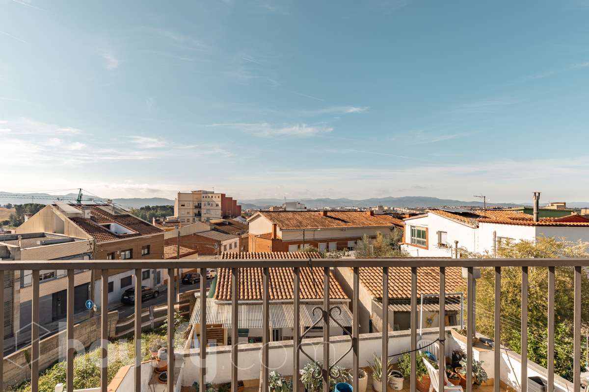 Housfy vende amplio piso ubicado en Rubí, el cuál consta de 94m2 útiles (verificados con la Dirección General de Catastro). Construido en el año: 1974. ÁTICO CON ENCANTO EN CAN ORIOL: UN MIRADOR PRIVILEGIADO CON VISTAS A MONTSERRAT Y AL TIBIDABO Una experiencia de vida diferente. Este ático en el barrio de Can Oriol, en Rubí, reúne ambas cosas, experiencia de vida diferente y características. Ubicado en una finca de tan solo dos vecinos, en una segunda planta sin ascensor, una característica que se ve recompensada por su luminosidad, privacidad y unas vistas panorámicas realmente privilegiadas. La vivienda está lista para entrar a vivir y cuenta con una distribución muy funcional: tres dormitorios, un vestidor, un baño completo y una práctica zona de lavadero, creando espacios pensados para disfrutar del día a día con comodidad. Uno de sus grandes protagonistas es su terraza de 20 m² orientada al sur, un espacio ideal para desayunar al sol, disfrutar de una comida al aire libre o simplemente desconectar contemplando el paisaje. Por su ubicación y características, este ático se convierte en una auténtica atalaya desde la que disfrutar de unas vistas privilegiadas al campo de golf de Sant Cugat, el Tibidabo y la montaña de Montserrat. Un horizonte abierto que permite contemplar tanto la salida del sol como los colores del ocaso, convirtiendo cada momento del día en algo especial. Todo ello en una zona que dispone de todos los servicios necesarios: comercios, supermercados, centros educativos, transporte público y demás equipamientos para el día a día. Además, cuenta con excelentes conexiones con Barcelona, situada aproximadamente a 20 minutos, y con un acceso a la C-16 a tan solo 3 minutos. Si buscas tranquilidad, privacidad, una terraza soleada y unas vistas que difícilmente encontrarás en otra vivienda, este ático puede ser tu próximo hogar. Un valor añadido que marca la diferencia: existe la posibilidad de adquirir también el local situado en la planta baja de la finca, ideal para habilitarlo como garaje con capacidad para varios vehículos y disponer, además, de un amplio espacio de almacenaje o trastero. Una oportunidad poco habitual para quienes buscan comodidad, espacio y soluciones de aparcamiento en una misma propiedad. Ven a descubrirlo. ¡Te sorprenderá! Distribución de estancias -Salón-comedor -3 Dormitorios -1 Baño -Cocina equipada Características específicas -Ascensor -Aire acondicionado -Calefacción -Terraza Zona y entorno Respecto a la ubicación, se sitúa en Rubí, municipio de Barcelona. Esta propiedad se encuentra cerca de transporte público, colegios, supermercados y farmacias. Aviso legal El precio de venta no incluye gastos de la compraventa como notaría, registro, impuestos, ni tampoco honorarios agencia. Esta publicación no es vinculante. Consulta siempre la nota simple con Housfy antes de formalizar la compraventa. Sobre nosotros Housfy es la plataforma integral de servicios inmobiliarios. Nuestra combinación de expertos y tecnología pone al alcance de todo el mundo servicios cómodos, claros y seguros. AICAT número: 7922. Nos encargamos de la gestión y asesoramiento de la compra. ¡Olvídate de todo! Hacemos los trámites por ti. Y, si además necesitas financiación, ponemos a tu disposición un bróker hipotecario para ayudarte a conseguir las mejores condiciones para tu perfil económico. ¿Quieres visitarla? Contacta con Housfy y agenda tu visita sin compromiso. Más información en: housfy.com En cumplimiento de la Ley 8/2026 en Cataluña, el certificado de presencia o ausencia de amianto se encuentra en proceso de tramitación.-35
